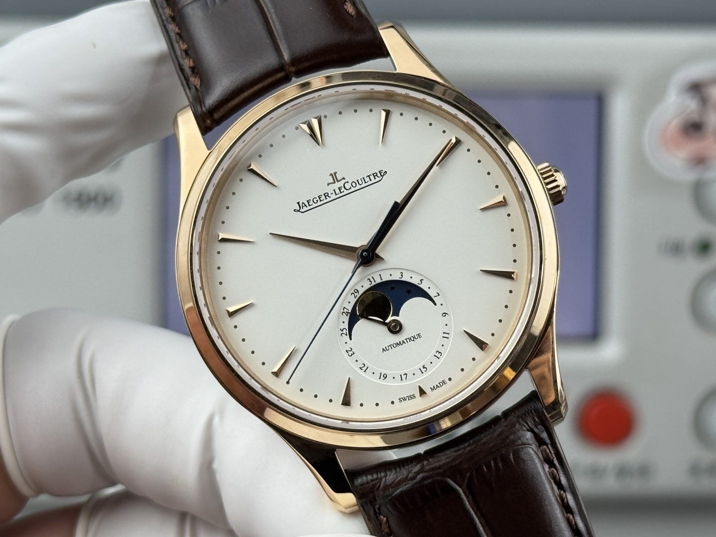 NO:602231,[GF Luxury High-End Edition] Jaeger-LeCoultre Moon Phase Master Series Formal Men's Watch Q1368420. (Case Diameter 39mm, Thickness 9.9mm) [Moon Phase Disk] CNC carved molding (not SMD) with a similarity of up to 98!  [Movement] Original mold-engraved Cal./1 all-in-one movement. GF does not forget its original intention. Each movement undergoes a series of strict tests and screenings!  ,,jaeger-lecoultre19860909【GF豪华高配版】积家月相大师系列正装男表Q1368420.（表壳直径39mm,厚度9.9mm）【月相盘】CNC精雕成型（非贴片）相似度高达98！【机芯】原装开模复刻Cal./1一体机芯,GF不忘初心,每一只机芯前都经过一系列严格测试筛选！,,jaeger-lecoultre,Watch