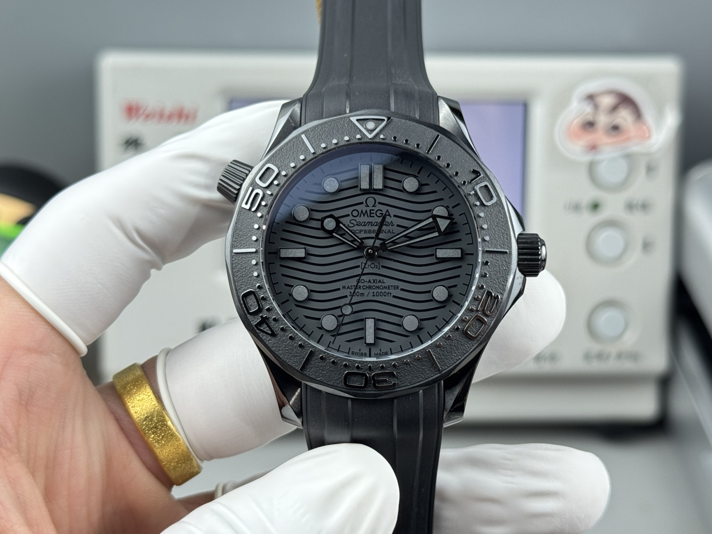 NO:617435,OR FACTORY 'Full Ceramic Seamaster Mi' spent three and a half years researching and developing a true 8806 integrated movement. 1 The power reserve of the movement is the same as that of the original factory of 55 hours. The new Seamaster Series Mi. 43.50mm case, bezel and ripple pattern dial are all made of black zirconia 1Zr021 ceramic.  2. The hollow hands and the dot at 12 o'clock are covered with Super-LumiNova. The beauty of the movement is clearly visible. Through the sapphire glass case back with a corrugated edge design, you can appreciate the 8806 movement. 3. Most of the spare parts of the movement can be used with the original. The movement has the same fish scale pattern as the original, the running time is stable, and the winding feel is the same as the original. It is truly infinitely close.19860909OR FACTORY“全陶瓷海马米”耗时三年半研究开发出真正8806一体机芯. 1机芯动储与原厂一致55个小时,全新海马系列米.43.50mm表壳、表圈、波纹图案表盘均采用黑色氧化锆1Zr021陶瓷制成. 2镂空指针及12点位的圆点,均覆有Super-LumiNova夜光涂层.机芯的运转美态清晰可见.透过采用波纹边缘设计的蓝宝石玻璃表背,可以欣赏到8806机芯. 3机芯的大部分零配件可以与原装通用,机芯与原装一致打鱼鳞纹,走时稳定,上链手感与原装无异.真正的做到无限接近.,,Watch