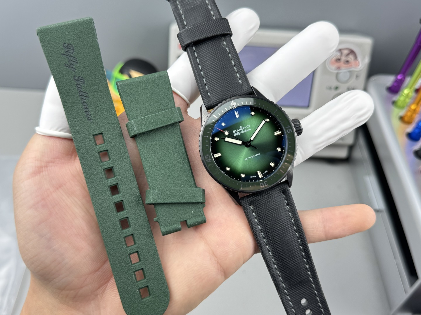 NO:617486,GF, Blancpain Fifty Fathoms full ceramic case men's watch - high-tech satin gray ceramic with bright luster, high hardness, non-discoloration, non-staining, and not easy to wear. [Case] ​​Ring ring matching, strong three-dimensional effect!  It will never fade, feels smooth and does not hurt the skin. The crown (handle) is neatly engraved and has superb craftsmanship!  [Buckle] The satin ceramic buckle is equally meticulously polished both inside and outside, and the tip of the buckle pin is chamfered and polished on multiple sides to perfectly restore the original details!  [Movement] The precise Hangzhou 7 series movement is used to change Blancpain's own Cal. movement. The color of the plywood gem bearings is consistent with the original one. The color is truly pure and pure, so that the plywood no longer looks fake!  The integrated splint not only looks closer to the original, but also better protects the movement, and the quality is more stable!  The splints are ground and then chamfered. The slow and careful workmanship is just to prevent the copper shavings from the plywood from falling into the movement and causing it to stop unexpectedly. [Dial] Calendar size matching, C3 luminous light imported from Switzerland, the brightness and durability are almost as good as the original ones!  [Waterproof] Three-degree waterproof test.,19860909GF,宝珀 五十寻 全陶瓷壳男表——高科技缎面灰色陶瓷光泽亮丽、高硬度、不变色、不沾污、不易磨损.【表壳】牙圈对版,立体感强！永不退色,手感爽滑且不伤肌肤.表冠（表把）刻字工整,超神级工艺！【表扣】缎面陶瓷表扣内外打磨同样一丝不苟,扣针的针尖做了多面倒角打磨,完美还原正品细节！【机芯】采用精准的杭州7系机芯改宝珀自产Cal.机芯,夹板宝石轴承颜色与原装一致,真正做到色泽纯良,让夹板不再一眼假！一体式夹板,除了外观更接近原装之余还能更好的保护机芯,质量更稳定！夹板经过研磨处理之后再做倒角加工,慢工细琢只为了避免夹板的铜屑跌落机芯而导致机芯偷停.【表盘】日历大小对版,瑞士进口C3夜光,亮度持久度直逼原装正品！【防水】三度防水测试.,,Watch