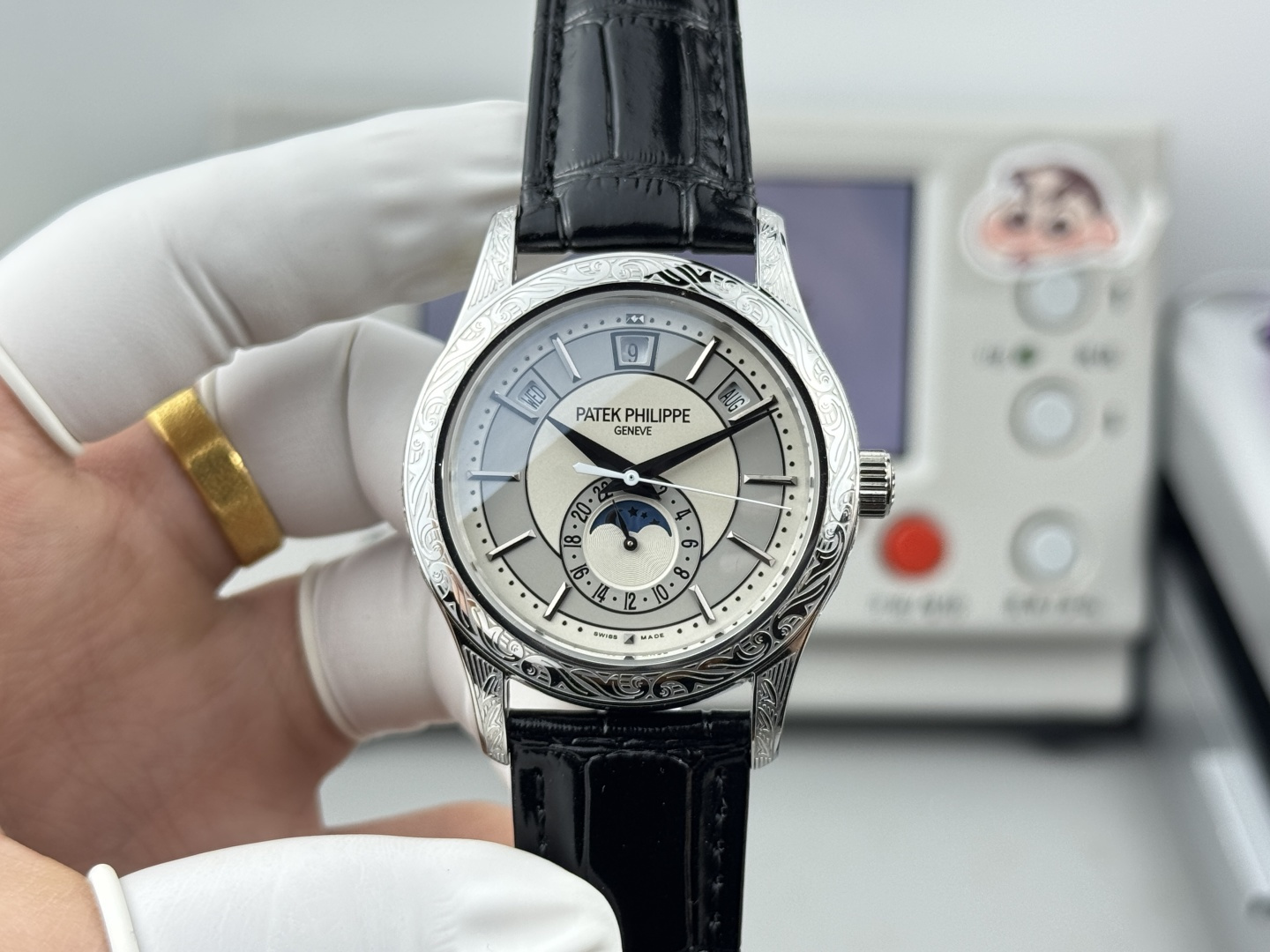 NO:617476,TW is meticulously crafted, combining elegance and movement. Patek Philippe's complex multi-function series 5205G-013 makes its grand debut. It is the first carved Nautilus complex watch launched so far. It uses ultra-complex craftsmanship to create a casual sports watch. 1 small body and high energy to perform the following functions: 12 o'clock calendar function 10 o'clock day function 2 o'clock day function 6 o'clock 24 hours. All functions can be used normally.  2. The movement adopts the Cal. self-winding movement. On the premise of achieving a realistic appearance, the functions are perfectly interpreted. 3. An independent watchmaker who is a modification master, enthusiastically participates in customizing and modifying the dial color, adding an interesting soul to the unique watch!  A masterpiece of craftsmanship. Welcome all watch friends to taste it!  ,,patek philippe19860909TW 精雕细琢,雅动合一.百达翡丽复杂多功能系列5205G-013重磅登场,迄今推出的首款雕花Nautilus复杂腕表,以超复杂的工艺技术打造休闲运动腕表. 1小身板大能量尽揽以下功能∶12点位日历功能 10点位星期功能 2点位星期功能 6点位24小时.所有功能都可正常使用. 2机芯采用版Cal.自动上链机芯,在实现外观的逼真前提下,功能一并完美诠释. 3改装大师独立制表人,倾情参与定制改装表盘颜色,给予独一无二的腕表增添有趣的灵魂！ 匠心力作 欢迎各位表友品鉴！,,patek philippe,Watch