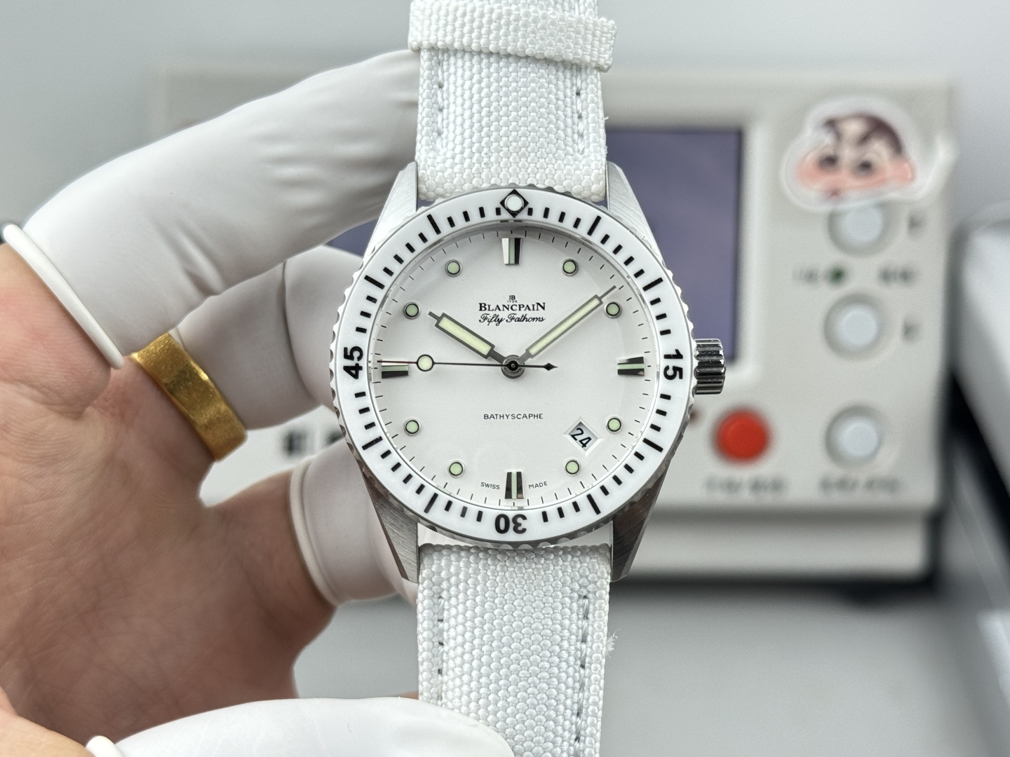 NO:715039,Blancpain-38mm Fifty Fathoms-Series [Official size 38mm] High-tech satin ceramic has bright luster, high hardness, does not discolor, does not stain, and is not easy to wear. [Case] ​​Ring ring matching, strong three-dimensional effect!  It will never fade, feels smooth and does not hurt the skin. The crown (handle) is neatly engraved and has superb craftsmanship!  [Buckle] The satin ceramic buckle is polished both internally and externally. The tip of the pin is chamfered and polished to perfectly restore the original details. [Movement] The caliber is modified from the Cal.1153 movement. The color of the gemstone bearings of the plywood is consistent with the original. The color is truly pure and pure, so that the plywood is no longer fake at first glance!  The integrated splint not only looks closer to the original, but also better protects the movement, and the quality is more stable!  The splints are ground and then chamfered. The slow and careful workmanship is just to prevent the copper shavings from the plywood from falling into the movement and causing it to stop unexpectedly. [Dial] Calendar size matching, C3 luminous light imported from Switzerland, the brightness and durability are almost as good as the original ones!  [Waterproof] Three-degree waterproof test.,19860909宝珀-38mm五十寻-系列[官方尺寸38mm] 高科技缎面陶瓷光泽亮丽、高硬度、不变色、不沾污、不易磨损.【表壳】牙圈对版,立体感强！永不退色,手感爽滑且不伤肌肤.表冠（表把）刻字工整,超神级工艺！【表扣】缎面陶瓷表扣内外打磨同样一丝不苟,扣针的针尖做了多面倒角打磨,完美还原正品细节.【机芯】采用机芯改Cal.1153机芯,夹板宝石轴承颜色与原装一致,真正做到色泽纯良,让夹板不再一眼假！一体式夹板,除了外观更接近原装之余还能更好的保护机芯,质量更稳定！夹板经过研磨处理之后再做倒角加工,慢工细琢只为了避免夹板的铜屑跌落机芯而导致机芯偷停.【表盘】日历大小对版,瑞士进口C3夜光,亮度持久度直逼原装正品！【防水】三度防水测试.,,Watch