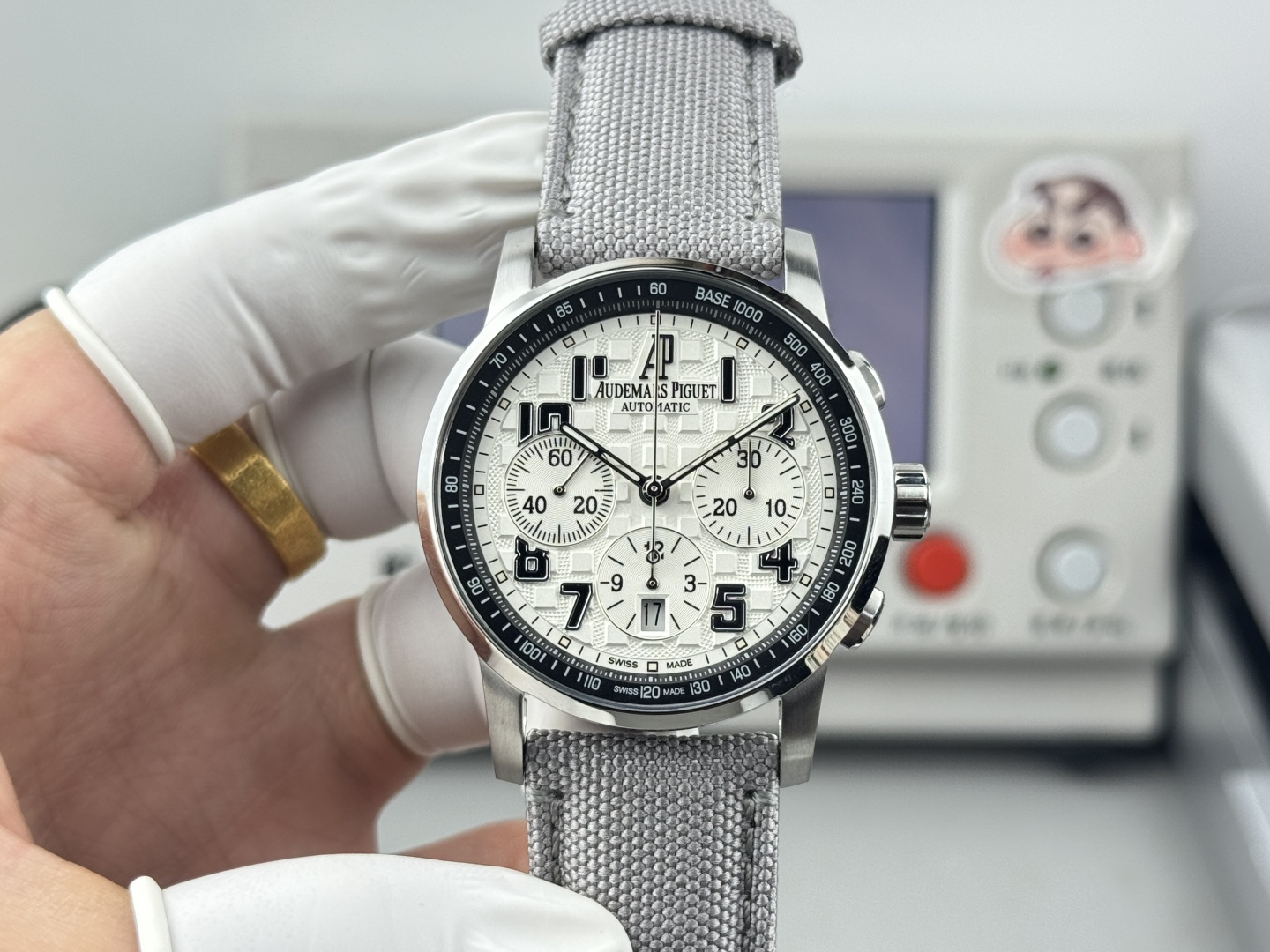 NO:617601,AP Royal Oak 26048 Offshore 41 Love Chronograph Mechanical Watch 1. The case is top-notch treated according to the original mold opening and multiple processes. 2. The one-dimensional and neat disk 'biscuit texture' is exactly the same as the original. 3: The original mold opening details of the 316 stainless steel case have been polished and frosted through multiple processes. 4. The movement has accurate 9-digit small seconds. 5. The watch mirror is made of imported anti-glare crystal sapphire glass.  6. The strap is matched with imported Italian calfskin and canvas belts, and the buckle is a practical original pin buckle, size 41mm, highly recommended for entry-level Audemars Piguet, quality production, audemars, cowhide19860909AP皇家橡树26048离岸型41爱计时机械腕表 1.壳套按照原装开模多道工序顶级处理 2.一体字面立体工整的盘面“饼干纹理”和原装一模一样 3:316精钢表壳原装开模细节经过多道工序的打磨磨砂处理 4.机芯9字位小秒走时精准 5.表镜选用进口防眩水晶蓝宝石玻璃镜面 6.表带搭配进口意大利小牛皮以及帆布皮带,表扣实用原装针扣,尺寸41mm,爱彼入门级强烈推荐,精品打造,,audemars,cowhide,Watch