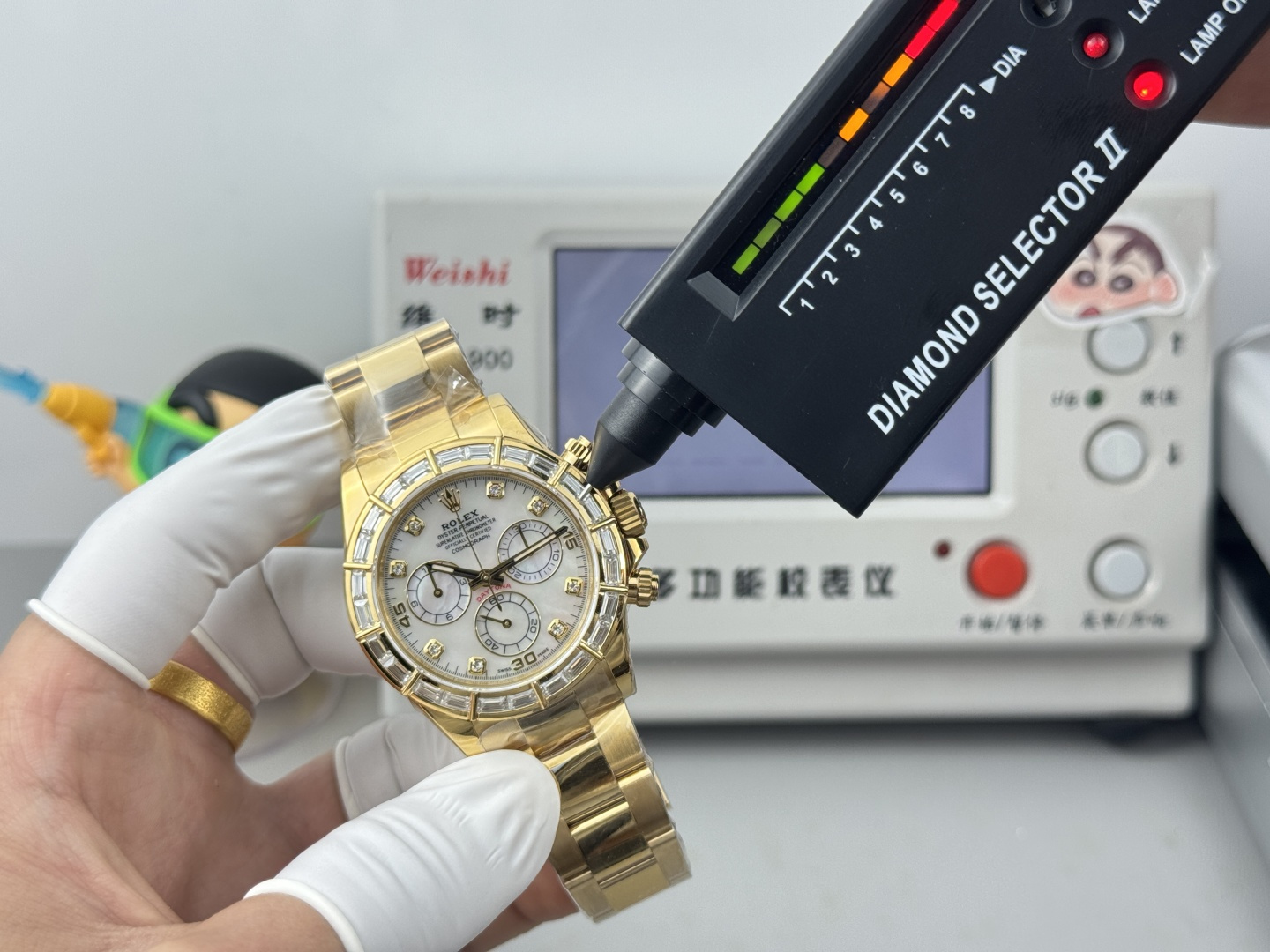 NO:617462,PPM modification, double-layer mother-of-pearl eyes, hidden bamboo diamond Daytona / using real Moissanite bezel / built-in 4801 movement, which can be the original movement. In the long river of time, every watch carries a unique story and memory. However, when classic design meets modern creativity, when traditional craftsmanship meets the pursuit of individuality, a wonderful revolution in watch modification begins.  Watch modification is by no means a simple replacement of parts or modification of appearance, but an in-depth exploration and reinterpretation of the art of watchmaking. It is the perfect fusion of tradition and innovation, and the passionate collision of mechanical craftsmanship and fashion aesthetics. Every modification is like giving a new life to the watch, allowing it to bloom with unique brilliance as the years go by.  Our team of modification masters is composed of a group of professionals who are passionate and dedicated to the art of watches. They are proficient in every detail of the watchmaking process, from the fine adjustment of the movement to the careful design of the dial, from the material selection of the strap to the personalized customization of the bezel. They have devoted their efforts and wisdom to everything. With their superb skills and rich experience, they can turn your dream watch into reality and create a timepiece of art that is exclusive to you.  The modified watch not only has a new look in appearance, but also achieves a qualitative leap in performance and function. We use top watchmaking materials, such as luxurious carbon fiber, bright gemstones, etc., to give the watch excellent texture and durability. At the same time, through the optimization and upgrading of the movement, the accuracy and stability of the watch are improved, allowing you to enjoy the fashionable charm while also feeling the ultimate essence of watchmaking craftsmanship.  Whether it is a classic replica that pursues retro charm, or a fashion innovation that showcases modern technology; whether it is a unique customization that highlights your personal taste, or a cross-border design that incorporates multicultural elements, we can meet your every need and expectation for watch modifications. Let your watch no longer be a cookie-cutter timekeeping tool, but a fashion accessory that highlights your unique style and personality, and a focus piece that you can confidently wear on any occasion.  In this ever-changing era, let us embark on an extraordinary journey of watch modification together, reshape time with creativity and enthusiasm, and make every passing second a wonderful bloom of personality and taste.,19860909PPM改装,双层贝母眼,隐藏款竹节钻迪通拿/采用真莫桑钻圈口/内置4801机芯,可原装机芯. 在时光的长河中,每一块手表都承载着独特的故事与记忆.然而,当经典的设计遇上现代的创意,当传统的工艺邂逅个性的追求,一场关于手表改装的奇妙变革就此拉开帷幕. 手表改装,绝非简单的零件替换或外观修饰,而是一场对制表艺术的深度探索与重新演绎.它是传统与创新的完美融合,是机械工艺与时尚美学的激情碰撞.每一次改装,都如同赋予了手表新的生命,让它在岁月的流转中绽放出独一无二的光彩. 我们的改装大师团队,由一群对手表艺术充满热忱与执着的专业人士组成.他们精通制表工艺的每一个细节,从机芯的精细调校到表盘的精心设计,从表带的材质选择到表圈的个性定制,无一不倾注着他们的心血与智慧.凭借着精湛的技艺和丰富的经验,他们能够将您心中的梦想手表变为现实,打造出专属于您的时间艺术品. 改装后的手表,不仅在外观上焕然一新,更在性能与功能上实现了质的飞跃.我们选用顶级的制表材料,如奢华的碳纤维、璀璨的宝石等,为手表赋予了卓越的质感与耐久性.同时,通过对机芯的优化升级,提升了手表的精准度与稳定性,让您在享受时尚魅力的同时,也能感受到制表工艺的极致精髓. 无论是追求复古韵味的经典复刻,还是展现现代科技感的时尚创新；无论是彰显个性品味的独特定制,还是融合多元文化元素的跨界设计,我们都能满足您对手表改装的每一个需求与期待.让您的手表不再是千篇一律的计时工具,而是成为彰显您独特风格与个性魅力的时尚配饰,是您在任何场合都能自信佩戴的焦点之作. 在这个瞬息万变的时代,让我们一同踏上手表改装的非凡之旅,用创意与热情重塑时光,让每一秒的流逝都成为个性与品味的精彩绽放.,,Watch