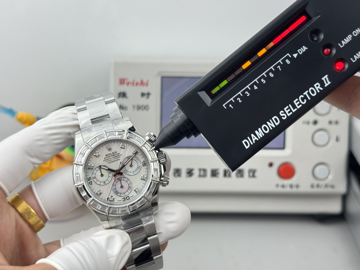 NO:617467,PPM modification, double-layer mother-of-pearl eyes, hidden bamboo diamond Daytona / using real Moissanite bezel / built-in 4801 movement, which can be the original movement. In the long river of time, every watch carries a unique story and memory. However, when classic design meets modern creativity, when traditional craftsmanship meets the pursuit of individuality, a wonderful revolution in watch modification begins.  Watch modification is by no means a simple replacement of parts or modification of appearance, but an in-depth exploration and reinterpretation of the art of watchmaking. It is the perfect fusion of tradition and innovation, and the passionate collision of mechanical craftsmanship and fashion aesthetics. Every modification is like giving a new life to the watch, allowing it to bloom with unique brilliance as the years go by.  Our team of modification masters is composed of a group of professionals who are passionate and dedicated to the art of watches. They are proficient in every detail of the watchmaking process, from the fine adjustment of the movement to the careful design of the dial, from the material selection of the strap to the personalized customization of the bezel. They have devoted their efforts and wisdom to everything. With their superb skills and rich experience, they can turn your dream watch into reality and create a timepiece of art that is exclusive to you.  The modified watch not only has a new look in appearance, but also achieves a qualitative leap in performance and function. We use top watchmaking materials, such as luxurious carbon fiber, bright gemstones, etc., to give the watch excellent texture and durability. At the same time, through the optimization and upgrading of the movement, the accuracy and stability of the watch are improved, allowing you to enjoy the fashionable charm while also feeling the ultimate essence of watchmaking craftsmanship.  Whether it is a classic replica that pursues retro charm, or a fashion innovation that showcases modern technology; whether it is a unique customization that highlights your personal taste, or a cross-border design that incorporates multicultural elements, we can meet your every need and expectation for watch modifications. Let your watch no longer be a cookie-cutter timekeeping tool, but a fashion accessory that highlights your unique style and personality, and a focus piece that you can confidently wear on any occasion.  In this ever-changing era, let us embark on an extraordinary journey of watch modification together, reshape time with creativity and enthusiasm, and make every passing second a wonderful bloom of personality and taste.,19860909PPM改装,双层贝母眼,隐藏款竹节钻迪通拿/采用真莫桑钻圈口/内置4801机芯,可原装机芯. 在时光的长河中,每一块手表都承载着独特的故事与记忆.然而,当经典的设计遇上现代的创意,当传统的工艺邂逅个性的追求,一场关于手表改装的奇妙变革就此拉开帷幕. 手表改装,绝非简单的零件替换或外观修饰,而是一场对制表艺术的深度探索与重新演绎.它是传统与创新的完美融合,是机械工艺与时尚美学的激情碰撞.每一次改装,都如同赋予了手表新的生命,让它在岁月的流转中绽放出独一无二的光彩. 我们的改装大师团队,由一群对手表艺术充满热忱与执着的专业人士组成.他们精通制表工艺的每一个细节,从机芯的精细调校到表盘的精心设计,从表带的材质选择到表圈的个性定制,无一不倾注着他们的心血与智慧.凭借着精湛的技艺和丰富的经验,他们能够将您心中的梦想手表变为现实,打造出专属于您的时间艺术品. 改装后的手表,不仅在外观上焕然一新,更在性能与功能上实现了质的飞跃.我们选用顶级的制表材料,如奢华的碳纤维、璀璨的宝石等,为手表赋予了卓越的质感与耐久性.同时,通过对机芯的优化升级,提升了手表的精准度与稳定性,让您在享受时尚魅力的同时,也能感受到制表工艺的极致精髓. 无论是追求复古韵味的经典复刻,还是展现现代科技感的时尚创新；无论是彰显个性品味的独特定制,还是融合多元文化元素的跨界设计,我们都能满足您对手表改装的每一个需求与期待.让您的手表不再是千篇一律的计时工具,而是成为彰显您独特风格与个性魅力的时尚配饰,是您在任何场合都能自信佩戴的焦点之作. 在这个瞬息万变的时代,让我们一同踏上手表改装的非凡之旅,用创意与热情重塑时光,让每一秒的流逝都成为个性与品味的精彩绽放.,,Watch