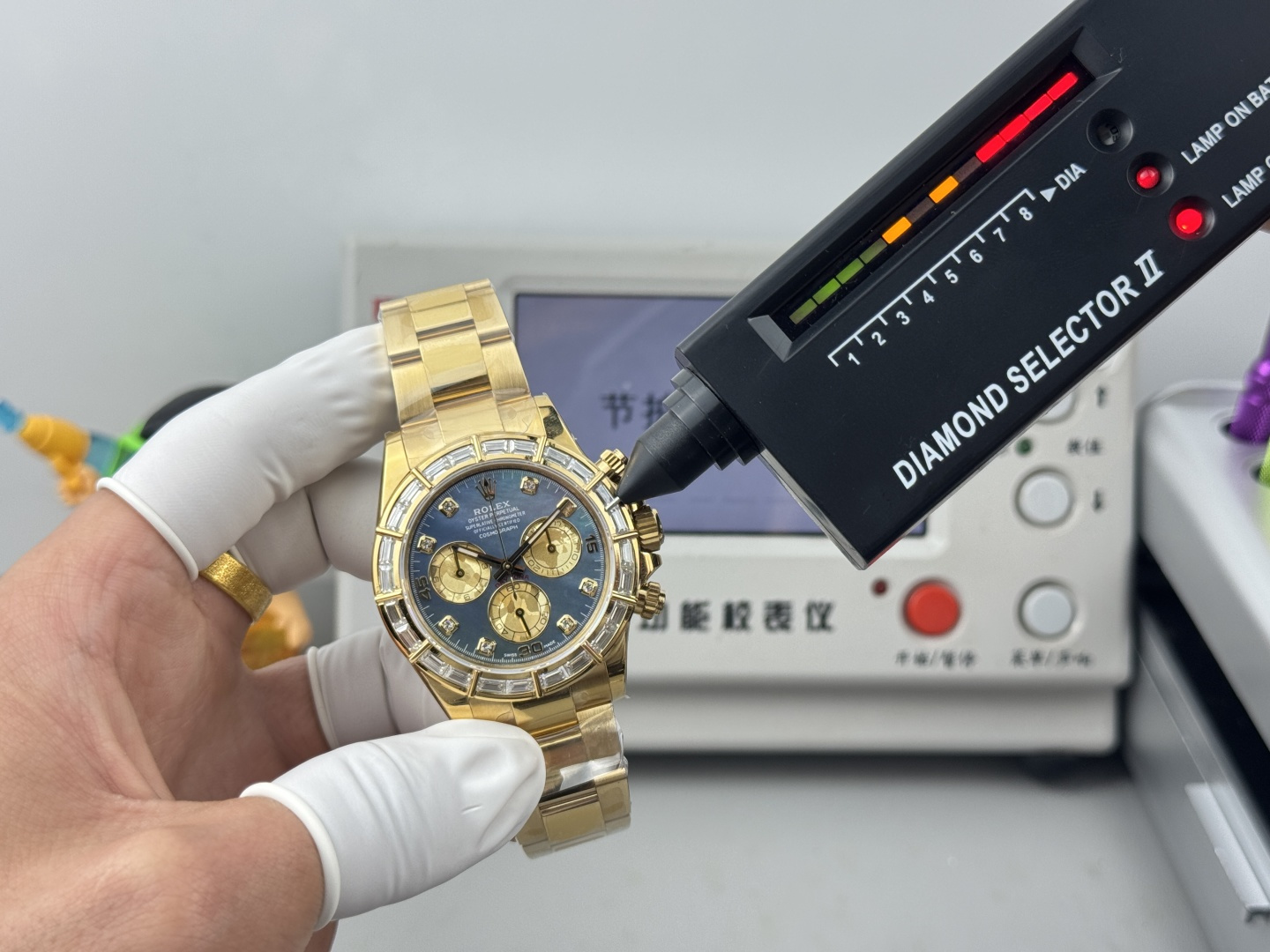 NO:617471,PPM modification, double-layer platinum eyes, hidden bamboo diamond Daytona / using real Moissanite bezel / built-in 4801 movement, which can be the original movement. In the long river of time, every watch carries a unique story and memory. However, when classic design meets modern creativity, when traditional craftsmanship meets the pursuit of individuality, a wonderful revolution in watch modification begins.  Watch modification is by no means a simple replacement of parts or modification of appearance, but an in-depth exploration and reinterpretation of the art of watchmaking. It is the perfect fusion of tradition and innovation, and the passionate collision of mechanical craftsmanship and fashion aesthetics. Every modification is like giving a new life to the watch, allowing it to bloom with unique brilliance as the years go by.  Our team of modification masters is composed of a group of professionals who are passionate and dedicated to the art of watches. They are proficient in every detail of the watchmaking process, from the fine adjustment of the movement to the careful design of the dial, from the material selection of the strap to the personalized customization of the bezel. They have devoted their efforts and wisdom to everything. With their superb skills and rich experience, they can turn your dream watch into reality and create a timepiece of art that is exclusive to you.  The modified watch not only has a new look in appearance, but also achieves a qualitative leap in performance and function. We use top watchmaking materials, such as luxurious carbon fiber, bright gemstones, etc., to give the watch excellent texture and durability. At the same time, through the optimization and upgrading of the movement, the accuracy and stability of the watch are improved, allowing you to enjoy the fashionable charm while also feeling the ultimate essence of watchmaking craftsmanship.  Whether it is a classic replica that pursues retro charm, or a fashion innovation that showcases modern technology; whether it is a unique customization that highlights your personal taste, or a cross-border design that incorporates multicultural elements, we can meet your every need and expectation for watch modifications. Let your watch no longer be a cookie-cutter timekeeping tool, but a fashion accessory that highlights your unique style and personality, and a focus piece that you can confidently wear on any occasion.  In this ever-changing era, let us embark on an extraordinary journey of watch modification together, reshape time with creativity and enthusiasm, and make every passing second a wonderful bloom of personality and taste.,19860909PPM改装,双层铂金眼,隐藏款竹节钻迪通拿/采用真莫桑钻圈口/内置4801机芯,可原装机芯. 在时光的长河中,每一块手表都承载着独特的故事与记忆.然而,当经典的设计遇上现代的创意,当传统的工艺邂逅个性的追求,一场关于手表改装的奇妙变革就此拉开帷幕. 手表改装,绝非简单的零件替换或外观修饰,而是一场对制表艺术的深度探索与重新演绎.它是传统与创新的完美融合,是机械工艺与时尚美学的激情碰撞.每一次改装,都如同赋予了手表新的生命,让它在岁月的流转中绽放出独一无二的光彩. 我们的改装大师团队,由一群对手表艺术充满热忱与执着的专业人士组成.他们精通制表工艺的每一个细节,从机芯的精细调校到表盘的精心设计,从表带的材质选择到表圈的个性定制,无一不倾注着他们的心血与智慧.凭借着精湛的技艺和丰富的经验,他们能够将您心中的梦想手表变为现实,打造出专属于您的时间艺术品. 改装后的手表,不仅在外观上焕然一新,更在性能与功能上实现了质的飞跃.我们选用顶级的制表材料,如奢华的碳纤维、璀璨的宝石等,为手表赋予了卓越的质感与耐久性.同时,通过对机芯的优化升级,提升了手表的精准度与稳定性,让您在享受时尚魅力的同时,也能感受到制表工艺的极致精髓. 无论是追求复古韵味的经典复刻,还是展现现代科技感的时尚创新；无论是彰显个性品味的独特定制,还是融合多元文化元素的跨界设计,我们都能满足您对手表改装的每一个需求与期待.让您的手表不再是千篇一律的计时工具,而是成为彰显您独特风格与个性魅力的时尚配饰,是您在任何场合都能自信佩戴的焦点之作. 在这个瞬息万变的时代,让我们一同踏上手表改装的非凡之旅,用创意与热情重塑时光,让每一秒的流逝都成为个性与品味的精彩绽放.,,Watch