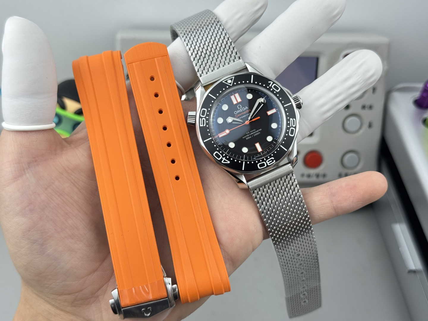 NO:617591,The only original original mold-matched version of the new Seamaster Mi Diving Watch Special Edition. The mesh belt, tape, and folding buckle are all new mold-matched designs. It took three and a half years to research and develop a real 8806 integrated movement. 1 The power reserve of the movement is the same as the original factory of 55 hours. The 42mm stainless steel case, dial and hollow hands are all covered with Super-LumiNova. The ring and dial are made of aluminum oxide. 2  The automatic hammer of the movement has only 7 original ceramic beads, which are high in cost, durable, and the winding feel is the same as the original. The beauty of the movement is clearly visible. Through the sapphire glass case back designed with corrugated edges, you can appreciate the 8806 movement. 3. Most of the spare parts of the movement can be used with the original. The movement has the same fish scale pattern as the original, and the running time is stable. It is truly infinitely close.19860909OR厂唯一原装开模对版的全新海马系列米潜水表特别版.网带、胶带、折叠扣都是全新开模对版最新官网的设计,耗时三年半研究开发出真正8806一体机芯. 1机芯动储与原厂一致55个小时,42mm精钢材质表壳,表盘和镂空指针均覆有Super-LumiNova夜光涂层.圈口及表盘采用氧化铝材质打造. 2 机芯自动锤唯一对版原装7个陶瓷珠,成本高,耐用、上链手感与原装无异,机芯的运转美态清晰可见.透过采用波纹边缘设计的蓝宝石玻璃表背,可以欣赏到8806机芯. 3机芯的大部分零配件可以与原装通用,机芯与原装一致打鱼鳞纹,走时稳定.真正的做到无限接近.,,Watch