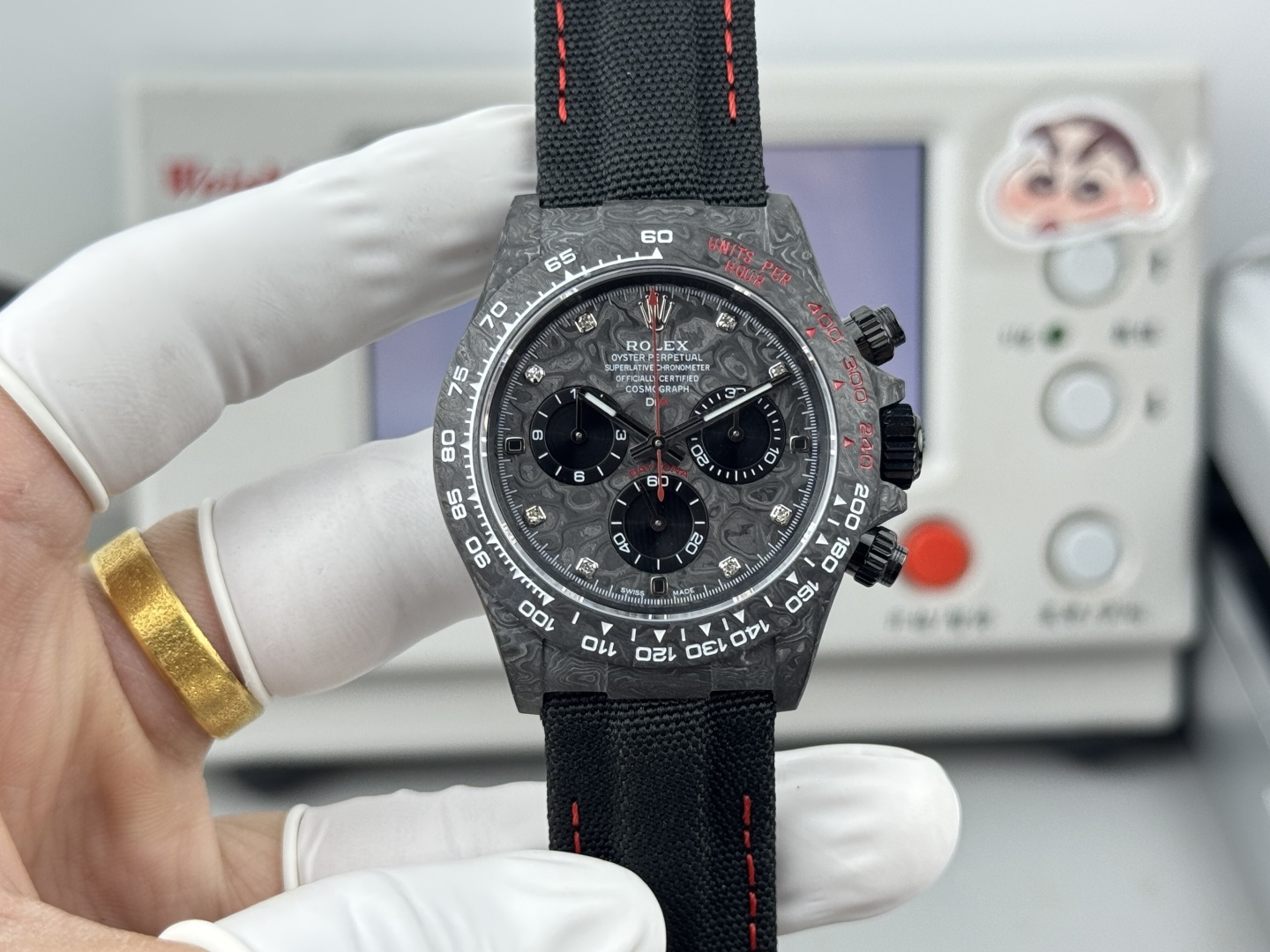 NO:617606,TW+  The customized version of the carbon fiber luminous case of the Daytona series, the watch is not only light to wear, but also hard in appearance. Each watch has a unique carbon fiber pattern material. [Case] Watch size 40mm  Made of high-composite carbon fiber and super luminous powder. The details are hand-chamfered and polished. The texture is extraordinary. [Strap Buckle] The strap is made of artificial fiber woven straps, which is breathable and comfortable, and has a soft texture. [Movement] Uses the latest accurate and mature 4801 movement (the same functional thickness), which perfectly realizes powerful functions and is the king of cost performance!  !  !  ,,rolex19860909TW+ 迪通拿系列之碳纤维夜光壳定制版,腕表不仅佩戴轻便,外表坚硬.且每一只腕表都拥有独一无二的碳纤花纹材质.【表壳】腕表尺寸40mmX12.4mmTw工厂实力铸造碳纤维劳力士的独特风采.市场独家做到,整个壳套,圈口包括底盖均采用高复合碳纤维和超强夜光粉所打造.细节之处更是经过手工倒角抛光所制.质感非凡.【表带扣】表带采用人工纤维编织带所制,透气舒适,质地柔软.【机芯】采用最新精准而成熟4801机芯（功能厚度跟一样）,完美实现强大功能,性价比之王！！！,,rolex,Watch