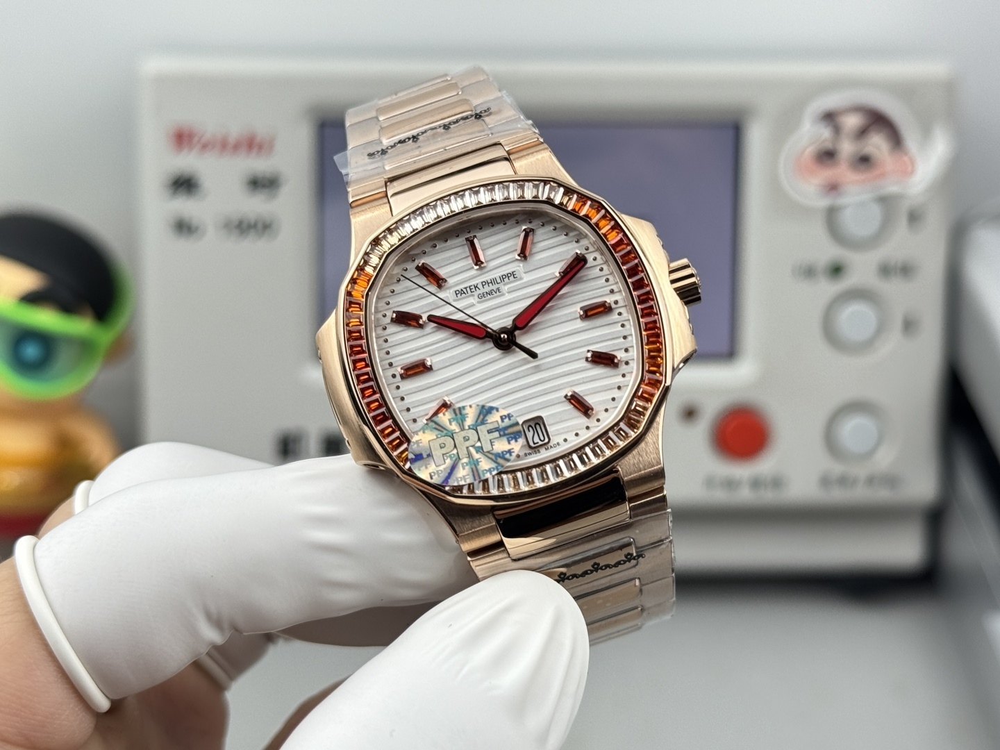 NO:617759,Rainbow Diamond PP Factory Patek Philippe Nautilus women's watch launches a new jewelry style Nautilus series. The octagonal bezel is inlaid with a double row of 68 long spessartine garnets, showing a double gradient effect from cognac color (12 o'clock and 6 o'clock) to champagne color (9 o'clock and 3 o'clock). The dial is inlaid with pointed cognac-colored spessartite garnet hour markers. Between the flow of light and shadow, this rare masterpiece shows modern charm.  The dial is decorated with the unique ripple pattern of the Nautilus women's watch to ensure clarity and legibility, reflecting Patek Philippe's pursuit of readability, even for jewelry watches. The watch is customized to the 324SC self-winding mechanical movement. Movement window-type date display. Center large second hand. Dial Rose gold-plated dial, 'ripple' pattern, pointed cognac-colored spessartite garnet hour markers. Case  Rose gold. Sapphire crystal transparent cover. Waterproof coefficient 60 meters. Diameter (10 o'clock to 4 o'clock position): 35.2 mm. Simultaneously authentic, patek philippe19860909彩虹钻 PP Factory百达翡丽 Nautilus女式腕表推出全新珠宝款式 鹦鹉螺系列 八角形表圈镶饰双排68颗长形锰铝榴石,呈现自干邑色(12时和6时位置)至香槟色(9时和3时位置)的双重渐变效果.表盘镶嵌尖顶形干邑色锰铝榴石时标.光影流转之间,这款珍稀杰作尽展现代韵致. 表盘饰以Nautilus女式腕表特有的波纹图案,确保清晰易辨,体现百达翡丽对可读性的追求,即便是珠宝腕表也不例外. 腕表定制改324SC自动上弦机械机芯 机芯视窗式日期显示.中心大秒针. 表盘 镀玫瑰金表盘,“波纹”图案,尖顶形干邑色锰铝榴石时标. 表壳 玫瑰金.蓝宝石水晶透盖.防水系数60米.直径(10时至4时位置):35.2毫米.同步正品,,patek philippe,Watch