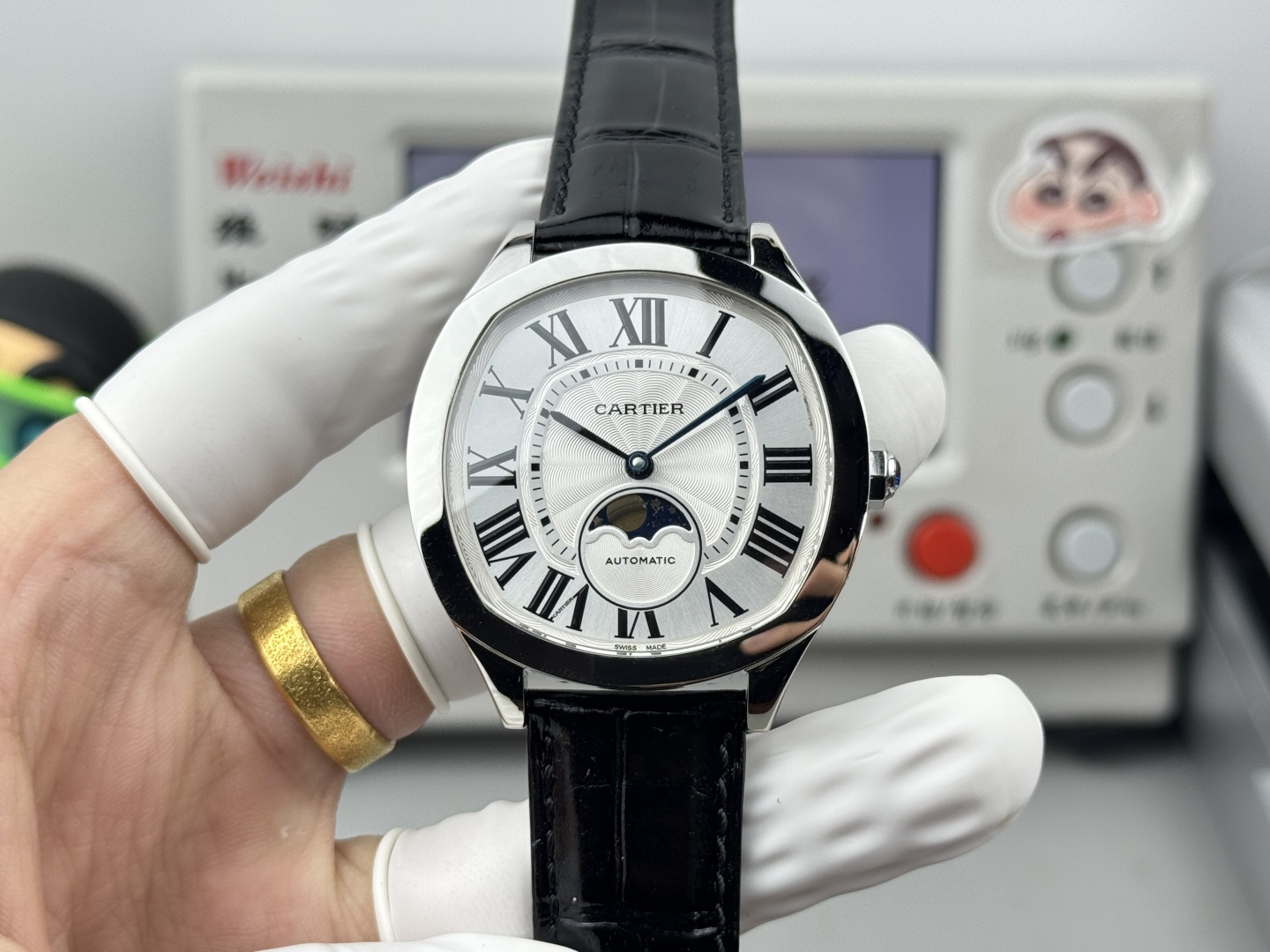 NO:617795,Cartier Drive de Cartier series watches. With an elegant and solemn pillow-shaped design and neat and generous line layout, it shows the masculine and unyielding charm of men. [Case] The watch data is 40mm  The MC movement, automatic rotor and large and small splints are all rhodium-plated. The position of the balance wheel is consistent with the original product, and the simulation is close to that of the counter. [Excellent details] 1. The original mold is exclusively purchased from the market 2. The quenched and baked blue hands are full and three-dimensional 3. The classic button lock pattern on the dial is delicate and coordinated  4. The 12 Roman logos are superimposed and printed, with a round and neat effect. They are calm and restrained, and the craftsmanship is exquisite, adding a unique atmosphere to your wrist.,,cartier,cartier19860909卡地亚Drive de Cartier系列腕表.以典雅肃穆的枕形设计搭配利落大方的线条布局,尽显男儿阳刚不屈的魅力.【表壳】腕表数据40mmX41mmX12.5mm,独特的枕形表壳做工一流,蓝宝石玻璃明朗饱满的弧形线条复刻到位.精益求精,为广大表友还原最接近原版的体验.【技术突破】原厂Cal.1904-S MC机芯,自动陀和大小夹板均有做镀铑处理,摆轮的位置与正品吻合,仿真度直逼专柜.【精彩细节】1.市场独家购入原装开模 2.淬火烤蓝指针饱满立体 3.表盘的经典钮锁饰纹细腻协调 4.12只罗马标识采用叠加印刷,效果圆润工整.沉稳内敛,工艺精湛,为您的腕间增添一份别致的气息.,,cartier,cartier,Watch