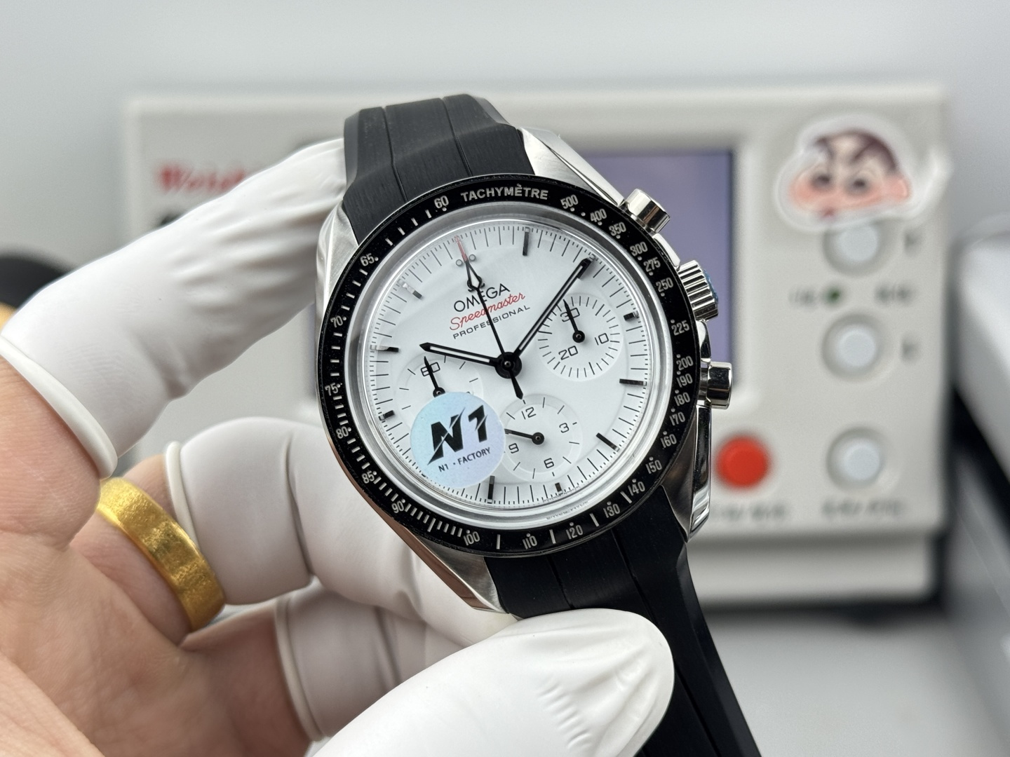 NO:617760,N1Factory's classic inheritance, the latest masterpiece. Launched the Speedmaster Moonwatch series with the latest 5-bead strap and a bracelet with five arched segments in each row for a better wearing comfort and texture. Its shape is inspired by the asymmetric case of the fourth-generation Speedmaster watch that landed on the moon. The arched minute hand and central chronograph second hand follow the iconic pointer style of the Speedmaster 'Moonwatch'. The same as the original version, the 42mm case diameter is matched with a stepped dial with a sun-ray polished effect.  The tachymeter scale on the ceramic bezel is made of OMEGA Ceragold technology and has the 'Dot Over Ninety' (DON, the dot on the scale 90 is above the number) logo of the early Speedmaster watch. It is polished and adopts a double bevel design style, and is engraved with the words 'THE FIRST WATCH WORN ON THE MOON' and 'CO-AXIAL MASTER CHRONOMETER'. You can admire it through the flat sapphire glass case back.  The beautiful operation of the 3861 Master Chronometer movement. 'N1 quality, must be a fine product',19860909N1Factory 经典传承,最新力作.推出超霸系列月球表 搭配最新款5珠表带,每排五片拱形表节的表链带,佩戴舒适度和质感有更好体验. 其造型灵感源自登上月球的第四代超霸腕表的不对称表壳. 拱形分针和中央计时秒针沿袭了超霸“月球表”标志性的指针风格. 与原版一致42mm表壳直径搭配太阳射线打磨效果的阶梯式表盘. 陶瓷表圈上的测速刻度由OMEGA Ceragold 技术制成,并设有早期超霸表款的“Dot Over Ninety” (DON,刻度90的圆点位于数字上方) 标志.经抛光处理,采用双斜面设计风格,镌刻有“THE FIRST WATCH WORN ON THE MOON”和“CO-AXIAL MASTER CHRONOMETER”字样.透过平面蓝宝石玻璃表背,可以欣赏 3861至臻天文台机芯的运转美态. 《N1品质,必属精品》,,Watch