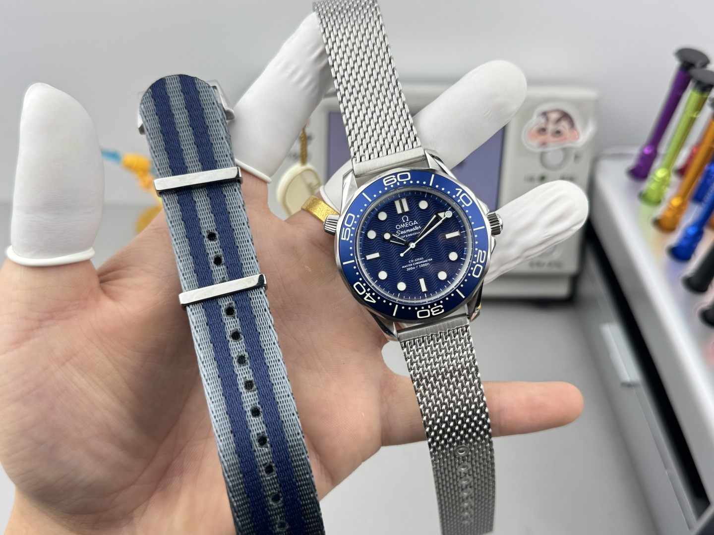 NO:641115,[ER's new masterpiece 007-Seamaster Diver 300M] Exclusive customized version!  The only correct version on the market, the back cover glass gradient design, finely ground mesh belt, and the head grain are the same as the original!  Details are in place!  The watch case is made of 904 fine steel, which is polished and shiny, strong and wear-resistant, and not easy to oxidize. It will still look like new after being worn for a long time!  Hand-ground crystal sapphire pot cover glass, shiny and scratch-resistant, extraordinary glass coating!  Exclusively customized 8806 double T movement, its functions are consistent with the original version, and it has a super long 72 hours of kinetic energy!  More stable!  The exquisite blue dial is equipped with hollow rhodium-plated hour and minute hands, which contrasts with the aluminum 'lollipop' minute hand covered with white lacquer!  The color of the bezel and dial is matched, and the top ice blue luminous display!  ER boutique is on sale in limited edition, the same style as the Bond star, welcome to taste it!  When you place an order, you will get a pair of original canvas straps for free!  ,19860909【ER全新力作匠心传承007-Seamaster Diver 300M】独家定制版本！ 市场唯一对版版本,后盖玻璃渐变设计,精磨网带,头粒与原版一致！细节到位！ 表壳采用904精钢材质,抛光闪耀,坚固耐磨、不易氧化,长久佩戴依旧光采如新！ 手工精磨水晶蓝宝石锅盖玻璃,闪亮耐刮,非普通玻璃镀膜！ 独家定制8806双T机芯,功能与原版一致,超长72小时动能！更稳定！ 精美的蓝色表盘搭配镂空镀铑时针和分针,与覆以白色漆面的铝质“棒棒糖”分针形成属目对比！表圈、表盘颜色对版,顶级冰蓝夜光显示！ ER精品限量发售,邦德明星同款,欢迎品鉴！下单即送原版帆布表带一副！,,Watch