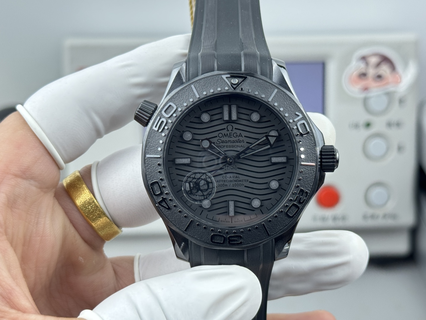 NO:641121,BO Factory Seamaster Seamaster Black Seamaster Diving Watch is coming!  The most accurate version on the market, welcome to taste it!  The original size is 43.50mm, integrated full-shell ceramic, the case, bezel, and corrugated pattern dial are all made of black zirconia [Zr02] technology. The bezel rotates smoothly and has good waterproof effect!  The hollow hands and the luminous beads at 12 o'clock on the bezel are covered with Super-LumiNova!  The color rendering is excellent!  Exclusively customized 8806 integrated movement, the texture, structure, balance wheel position and hollowing are all consistent with the original version!  The beauty of operation is clearly visible. Using mature etching technology, the logo details and back cover lettering are smooth, sharp and beautiful!  ,19860909BO厂海马米墨黑海马潜水腕表重磅来袭！市面最对版版本,欢迎品鉴！ 原版尺寸43.50mm,一体化整壳陶瓷,表壳、表圈、波纹图案表盘均采用黑色氧化锆[Zr02]技术制成.圈口旋转丝滑,防水效果好！ 镂空指针及圈口12点位的夜光珠均覆有 Super-LumiNova夜光涂层！显色程度极佳！ 独家定制8806一体机芯,纹理、结构、摆轮位置和镂空均与原版一致！运转美态清晰可见. 采用成熟的蚀刻工艺,logo细节及后盖刻字平整锐利美观！,,Watch