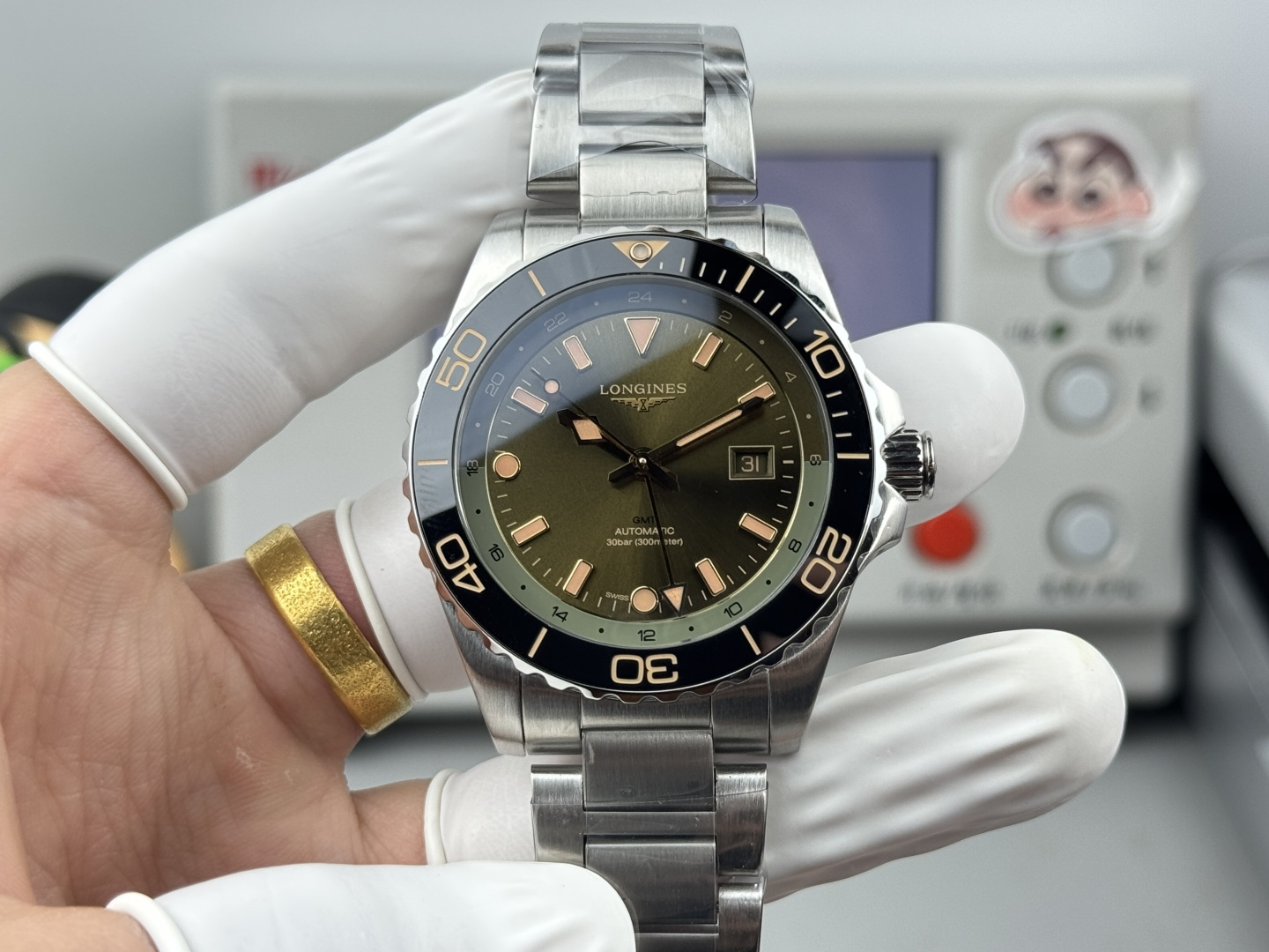 NO:641109,U8 Factory Concas Sports Series T Watch is coming!  Official website synchronization!  The debut is the peak!  Super boutique!  Welcome to taste!  1 The new watch has the same cool design and practical functions, with green, black, and blue dial color options, each one is addictive!  2. The watch case is made of 904L stainless steel, flawless, with superb grinding technology, brushed and polished, equipped with an anti-glare sapphire crystal mirror, a screw-in crown with double seals, and has excellent waterproof performance!  3 Brand new stainless steel bracelet, original mold opening, customized original raw ears, the same head and head, the craftsmanship shows the quality, and it shows the style of a big manufacturer!  4. The case size is 41mm. It uses the best high-end dial and imported precision super luminous hands. The bezel uses a one-way rotating ceramic bezel and is marked with a 60-minute diving scale. It is suitable for Asian and Chinese men's wrists!  The 5 movement adopts the excellent 3186T dual time, which realizes the function of calendar reversal and 100% synchronization (different from the movements on the market). It also has a 72-hour long power reserve, making it more practical to meet the needs of universal time at home and abroad!  Make sure you are in both places!  U8 Factory's ingenious work, you deserve it!  Independently packaged and shipped (watch bottom cover code, watch buckle code, warranty card, tag, four codes in one),19860909U8 Factory康卡斯运动系列T腕表震撼来袭！官网同步！出道即巅峰！超级精品！欢迎品鉴！ 1全新腕表具有同样炫酷的设计和实用的功能,搭配绿色、黑色、蓝色盘面色彩选择,款款让人爱不释手！ 2表壳采用904L精钢制成,完美无瑕,打磨工艺高超,经过拉丝和抛光处理,配备防眩目蓝宝石水晶镜面,带有双密封垫的旋入式表冠,具有米优秀防水性能！ 3全新精钢表链,原装开模,定制原装生耳,头粒同通用,工艺彰显品质,方显大厂风范！ 4表壳尺寸为41mm,采用最好高顶级表盘和进口精密超强夜光指针,表圈采用单向旋转陶瓷表圈,并标注60分钟潜水刻度,适合亚洲跟中国男士手腕！ 5机芯采用性能卓越的3186T两地时,实现日历可返调,与百分百同步的功能(区别于市场的机芯）,还具备72小时长动力储存,让需要国内外两地通用时间需求更加实用！做到两地不误！ U8 Factory匠心之作,您值得拥有！独立包装出货(腕表底盖码表扣码保修卡吊牌四码合一）,,Watch