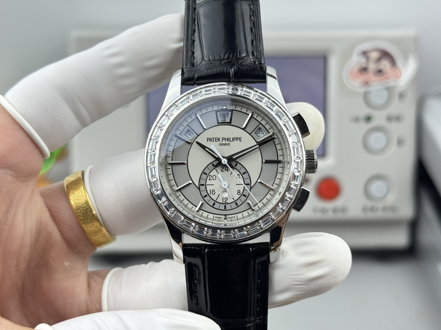 NO:944787,Produced by TW, white case, rose gold, TW Factory Patek Philippe complex multi-function series 5969R-001 makes its grand debut, the first Nautilus complex watch launched so far, using ultra-complex craftsmanship to create a casual sports watch L33 Wall Crack Recommendation PP heavy gold to create a classic timepiece - 1 small body with high energy to take advantage of the following functions: 12 o'clock calendar function 10 o'clock day of the week function 2 o'clock day of the week function  24 hours at 6 o'clock. All functions can be used normally. 2. The movement adopts a replica Cal. automatic winding movement. On the premise of achieving a realistic appearance, the functions are perfectly interpreted. 3. An independent watchmaker who is a modification master, enthusiastically participates in customizing and modifying the dial color, adding an interesting soul to the unique watch!  A masterpiece of craftsmanship. Welcome all watch friends to taste it!  The best luxury gift recommendation, please look for the exclusive quality of TW factory, patek philippe19860909TW 出品 白壳 玫金  TW Factory百达翡丽 复杂多功能系列5969R-001重磅登场,迄今推出的首款Nautilus复杂腕表,以超复杂的工艺技术打造休闲运动腕表L33墙裂推荐 PP重金打造经典时计 —— 1小身板大能量尽揽以下功能∶12点位日历功能 10点位星期功能 2点位星期功能 6点位24小时.所有功能都可正常使用 2机芯采用复刻版Cal.自动上链机芯,在实现外观的逼真前提下,功能一并完美诠释. 3改装大师独立制表人,倾情参与定制改装表盘颜色,给予独一无二的腕表增添有趣的灵魂！ 匠心力作 欢迎各位表友品鉴！送礼最佳奢华推荐请认准TW厂独家品质,,patek philippe,Watch