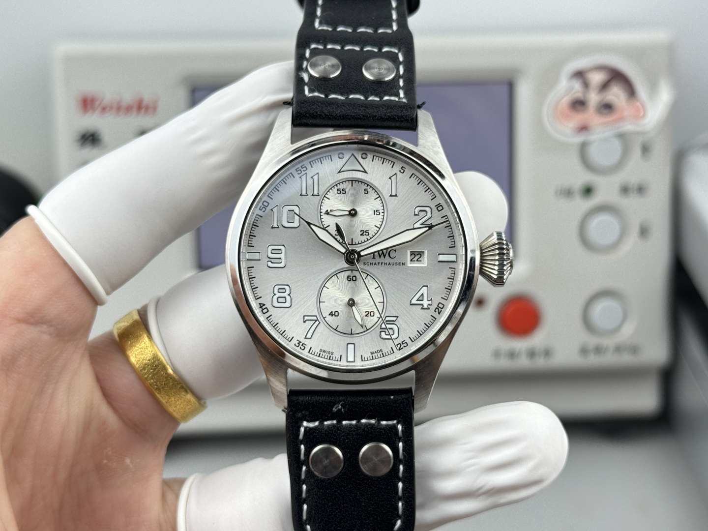 NO:641088,TW's new product is the most dazzling star of IWC, the most beautiful star of IWC, and the expert of IWC's long-lasting kinetic energy moon phase.  The new pilot series IW51584 see-through bottom watch. [Case] 316L stainless steel case, polished and very rounded. The small seconds dial is located at 6 o'clock with a dial hand stop function, equipped with solid nail scales and Roman numerals, SCHAFFHAUSEN (IWC pilot English) and an accurate distance calendar window are written at 3 o'clock, and  The arc-shaped kinetic energy decoration is symmetrical. We can notice that the calendar window of this watch is located at the very edge of the dial, and the calendar font is the same as the original version. Willow leaf-shaped hands indicate hours and minutes respectively, double-sided anti-reflective arched sapphire-coated mirror [strap] Italian calfskin [movement] independently developed self-winding mechanical movement, the movement is stable and accurate.  The literal nails are by no means ordinary luminous nails. After many attempts, they finally achieved the simultaneous original three-dimensional effect. The most dazzling see-through watch from IWC. Suitable for various business occasions, simple and refined yet elegant!  Welcome friends from all walks of life to taste it!  ,,iwc,cowhide19860909TW新品 颜值巅峰 IWC旗下最耀眼的明星,万国长动能月相专家. 全新飞行员系列IW51584透底腕表.【表壳】316L精钢表壳,打磨抛光非常圆润.小秒针盘位于6点钟位置附拨针停秒功能,配有实心条钉刻度和罗马数字,3点位写有SCHAFFHAUSEN(万国飞行员英文）和准确距离日历窗,与弧形的动能装饰对称.我们可以注意到,这只手表的日历窗位于表盘最边缘,而且日历字体同原版一致.柳叶形指针分别指示小时和分钟,双面防反光拱形蓝宝石镀膜镜面【表带】意大利小牛皮【机芯】自主研制自动上链机械机芯,机芯稳定,走时准. 字面钉绝非普通夜光钉,经过多次尝试终于达到同步原装立体效果. IWC旗下最耀眼的透底腕表.适合各种商务场合,简敛精致不失优雅！欢迎各路表友品鉴！,,iwc,cowhide,Watch