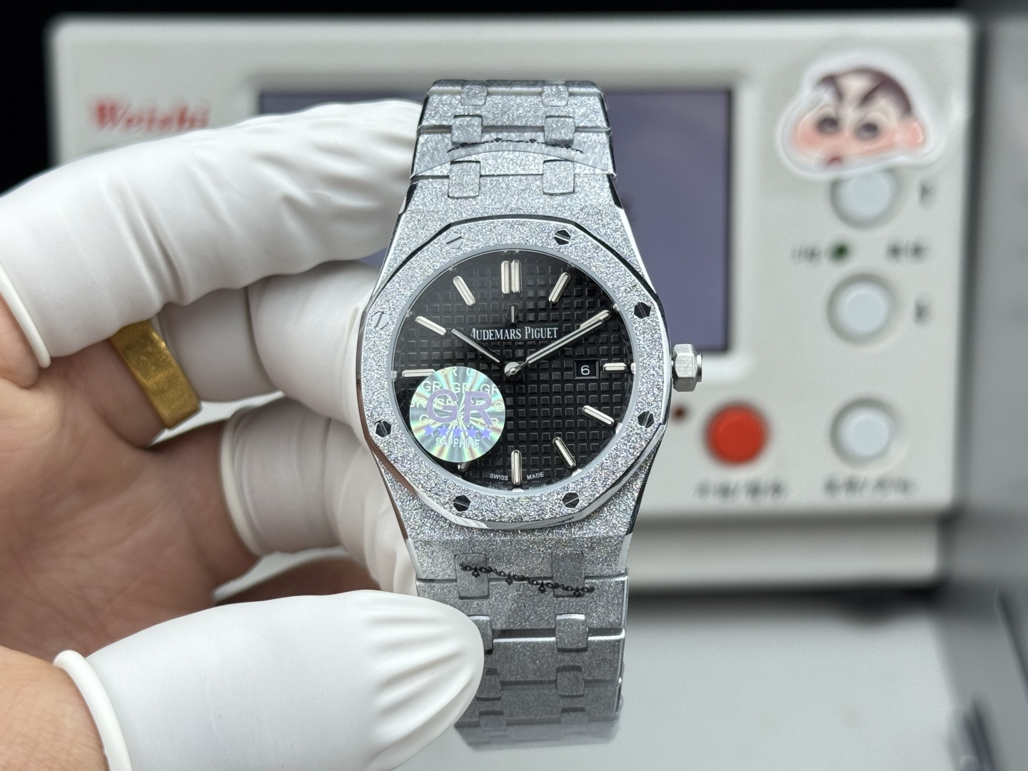 NO:641316,Produced by GR, AUDEMARS IGUET Royal Oak Series 67651OR Women's Quartz Watch ~ makes its shining debut!  Goddess versatile style, sparkling and adorable!  GR purchased genuine disassembly and demolding, polished the whole process with CNC, and calibrated and adjusted the shape many times, with clear edges and corners. The diameter of the case is 33MM, the polygonal bezel is closely matched with the case, and the bezel is fixed to the case with hexagonal screws (the bezel is inlaid with exquisite Swarovski  Shiqi diamond, dazzling) The strap links are exquisite and regular. The links have been carefully polished hundreds of times to show a perfect texture. The folding clasp is simple to open and close and easy to wear. The lugs of the watch are bent to ensure that the watch fits better with the wrist.  The dial is engraved with 'Grande Taisserie' large square pattern decoration, with fluorescent three-dimensional time scales and Royal Oak hands. The large hands and time scales make reading easy and clear. The date display window at three o'clock is displayed with Arabic numerals. The watch has a sealed bottom, and the English name of the Royal Oak series 'Royal Oak' is engraved on the bottom. It is equipped with Swiss F04111 quartz movement inside. It keeps accurate time!  Produced by GR, the goddess can also be royal!  ,,swarovski,audemars19860909GR出品,AUDEMARS IGUET爱彼 皇家橡树系列67651OR女士石英腕表～闪耀登场！女神百搭款,闪闪惹人爱！ GR购入正品拆解开模,全程CNC打磨,多次校对调整版型,棱角分明.表壳直径33MM,多边形状表圈与表壳精密相合,表圈以六边形螺丝栓固定在表壳上（圈口镶嵌精美施华洛世奇钻,璀璨夺目）表带链节精致规整,链节经过上百次细致的打磨处理,呈现出完美的纹理.折叠式表扣开合简单,佩戴方便.腕表表耳处呈弯折状,可以保证腕表与腕部更加贴合. 表盘镌刻“Grande Taisserie”大方格纹装饰,搭配荧光立体时标和皇家橡树指针,宽大的指针和时标让读时简单清晰.三点位置日期显示窗口,以阿拉伯数字显示. 腕表为密闭表底,表底上镌刻皇家橡树系列的英文名称“Royal Oak”字样.内部搭载瑞士F04111石英机芯.走时精准！ GR出品,让女神也可以很皇家！,,swarovski,audemars,Watch