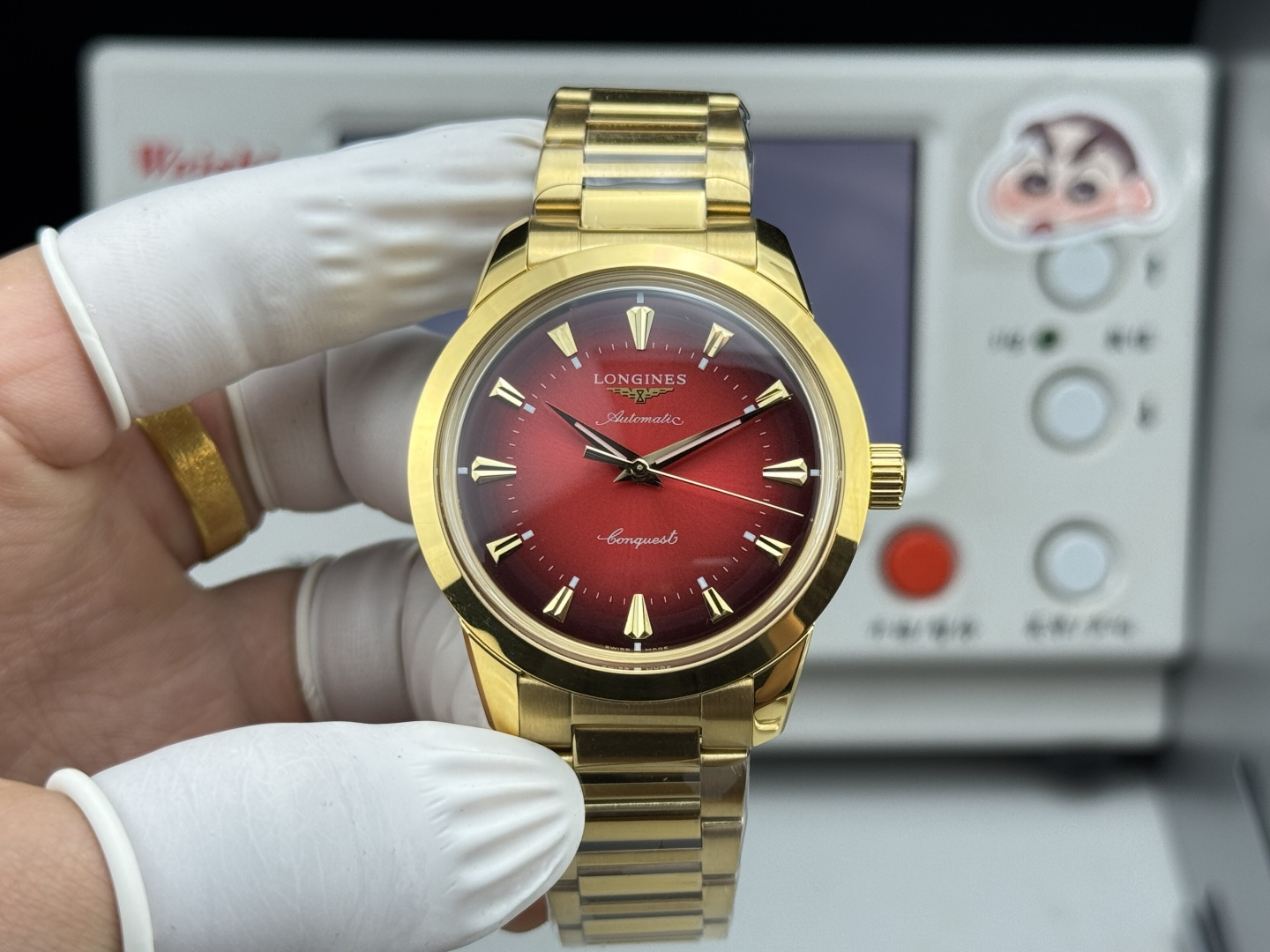 NO:725861,Produced by TW: White 1100-gold 1150 for leather straps White 1300-gold 1350 for steel straps TW Factory presents the Longines Conca three-hand series of watches - a cost-effective choice with an elegant appearance  Looking back to the classic legend of the Longines Concas series in 1959, this watch not only meets the needs of modern wear, but also vividly reproduces the retro charm of the original. The distinctive retro style hides the calmness accumulated over time, and the simple lines outline the elegant nature, which will make you fall in love at a glance. The details are loyal to the original.  The case size is 40×10.8mm, + imported original steel belt, every curvature is carefully carved, which not only fits the wrist, but also continues the unique elegant essence of the Concas series, making it comfortable to wear. The dial design is exactly the same, the subtleties are difficult to distinguish, and the classic style is complete. Hard-core configuration, strength online. Equipped with imported 9015 movement, the operation is stable and reliable, and you can accurately grasp every moment.  Both the front and back are made of sapphire glass, which combines wear-resistance and durability with a retro texture and will last forever. It is paired with an Italian cowhide strap, which is soft and fits the wrist; the original folding buckle is engraved with the Longines classic logo, which is low-key and luxurious.19860909TW 出品 皮带款白1100-金1150 钢带款白1300-金1350 TW Factory 重磅呈献浪琴康卡三针系列腕表——性价比之选优雅再现 回溯1959年浪琴康卡斯系列的经典传奇,这款腕表在满足现代佩戴需求的同时,将原作的复古韵味淋漓重现.鲜明的复古风格中,藏着时光沉淀的从容气度,简约线条勾勒出优雅本色,一眼便心动. 细节,忠于原版  表壳尺寸40×10.8mm,+进口原板钢带,匠心雕琢每一处弧度,既贴合手腕,又延续了康卡斯系列独有的优雅精髓,佩戴舒适感拉满.  表盘设计与如出一辙,细微之处难辨分毫,经典风貌完整. 硬核配置,实力在线  搭载进口9015机芯,运行稳定可靠,精准把握每一刻时光.  前后均采用蓝宝石玻璃,兼顾耐磨耐用性与复古质感,历久弥新  搭配意大利牛皮表带,柔软贴合手腕；原装折叠扣镌刻浪琴经典标志,低调中透着奢华,无论是日常通勤还是重要场合,都能从容驾驭,尽显品味. 经典,性价比之选,让这份跨越时光的优雅,成为你的腕间风景送礼最佳奢华推荐请认准TW独家品质,,longines,cowhide,Watch