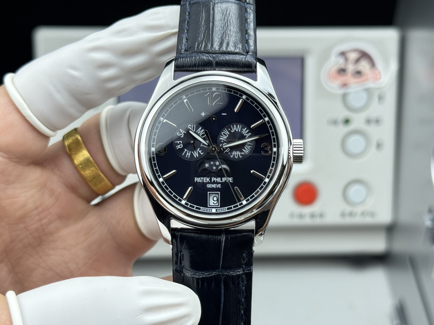 NO:641618,The gold and diamond Patek Philippe/Complex Function Timepiece 5146/5147 multi-function watch can be called the best among the best watches!  The diameter of the watch is 39 mm. As a men's watch, its dial is of medium size. The date indicator and month indicator are located on the left and right of the center of the dial, giving us a symmetrical aesthetic. The layout of the entire dial is generous and decent, including so many functions without making people feel complicated. The movement uses a customized version of Cal.324 S IRM QA  LU perfectly restores the many functions of the original product and provides a powerful time measurement function. The Italian cowhide strap and exclusive lantern buckle are suitable for wearing in any season, in any place, and by any professional, making the wrist more comfortable and letting the temperament bloom. This watch has a 30-meter waterproof function, which meets the daily life of the public and is a must-have watch for leisure and vacation.  Patek Philippe 5146/5147 can be said to be a masterpiece among watches. The ingenious conception of functions, reasonable layout of appearance, and superior movement performance all reflect Patek Philippe’s unique design, a classic work of art, and a perfect collection. Patek Philippe’s  Exclusive words: No one can own a Patek Philippe, we just keep it for the next generation. But I ask people who love watches, who doesn’t want to own a Patek Philippe? This may be the starting point or even the end point of many watch lovers’ original intention. If an opportunity appears in front of you, then cherish it!  ,,patek philippe,cowhide19860909金 钻 百达翡丽/复杂功能时计5146/5147多功能腕表,堪称腕表精品当中的精品！ 腕表直径为39毫米,作为一款男士腕表,它的表盘大小适中.日期指示盘和月份指示盘分别位于表盘中心的左右,为我们奉上对称的美感,整个表盘的布局大方得体,包括了如此之多的功能的同时,又不会让人觉得繁杂. 机芯采用定制版Cal.324 S IRM QA LU,完美还原正品诸多功能,提供了强大的时间衡量功能.意大利牛皮表带,专属的灯笼扣,任何季节,任何场所,任何职业人均适合佩戴,让手腕佩戴得更舒适,让气质绽放.此款腕表具有30米防水功能,满足大众日常生活,休闲度假必备腕表. 百达翡丽5146/5147可以说是腕表中的精品,功能方面的巧妙构思,外观上的合理布局,以及优越的机芯性能,无一不体现出百达翡丽的独特设计,一件经典的艺术品,一件完美的收藏品.百达翡丽的专属语谁都无法拥有一块百达翡丽,我们只是为下一代保管.但试问爱表之人,谁不愿意拥有一块百达翡丽呢,这或许是很多爱表之人初心的起点,甚至是终点.如果有个机会出现在你面前,那么就好好珍惜吧！,,patek philippe,cowhide,Watch