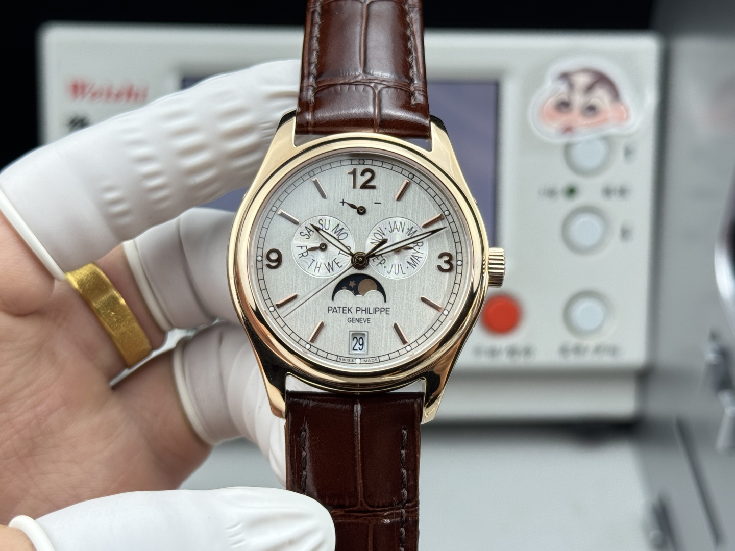 NO:641623,The gold and diamond Patek Philippe/Complex Function Timepiece 5146/5147 multi-function watch can be called the best among the best watches!  The diameter of the watch is 39 mm. As a men's watch, its dial is of medium size. The date indicator and month indicator are located on the left and right of the center of the dial, giving us a symmetrical aesthetic. The layout of the entire dial is generous and decent, including so many functions without making people feel complicated. The movement uses a customized version of Cal.324 S IRM QA  LU perfectly restores the many functions of the original product and provides a powerful time measurement function. The Italian cowhide strap and exclusive lantern buckle are suitable for wearing in any season, in any place, and by any professional, making the wrist more comfortable and letting the temperament bloom. This watch has a 30-meter waterproof function, which meets the daily life of the public and is a must-have watch for leisure and vacation.  Patek Philippe 5146/5147 can be said to be the best among watches. The ingenious conception of functions, reasonable layout of appearance, and superior movement performance all reflect the unique design of Patek Philippe, a classic work of art, and a perfect collection.  Patek Philippe’s exclusive words: No one can own a Patek Philippe, we just keep it for the next generation. But who loves watches, who doesn’t want to own a Patek Philippe? This may be the starting point or even the end point of many watch lovers’ original intention.,,patek  philippe,cowhide19860909金 钻 百达翡丽/复杂功能时计5146/5147多功能腕表,堪称腕表精品当中的精品！ 腕表直径为39毫米,作为一款男士腕表,它的表盘大小适中.日期指示盘和月份指示盘分别位于表盘中心的左右,为我们奉上对称的美感,整个表盘的布局大方得体,包括了如此之多的功能的同时,又不会让人觉得繁杂. 机芯采用定制版Cal.324 S IRM QA LU,完美还原正品诸多功能,提供了强大的时间衡量功能.意大利牛皮表带,专属的灯笼扣,任何季节,任何场所,任何职业人均适合佩戴,让手腕佩戴得更舒适,让气质绽放.此款腕表具有30米防水功能,满足大众日常生活,休闲度假必备腕表. 百达翡丽5146/5147可以说是腕表中的精品,功能方面的巧妙构思,外观上的合理布局,以及优越的机芯性能,无一不体现出百达翡丽的独特设计,一件经典的艺术品,一件完美的收藏品.百达翡丽的专属语谁都无法拥有一块百达翡丽,我们只是为下一代保管.但试问爱表之人,谁不愿意拥有一块百达翡丽呢,这或许是很多爱表之人初心的起点,甚至是终点.,,patek philippe,cowhide,Watch