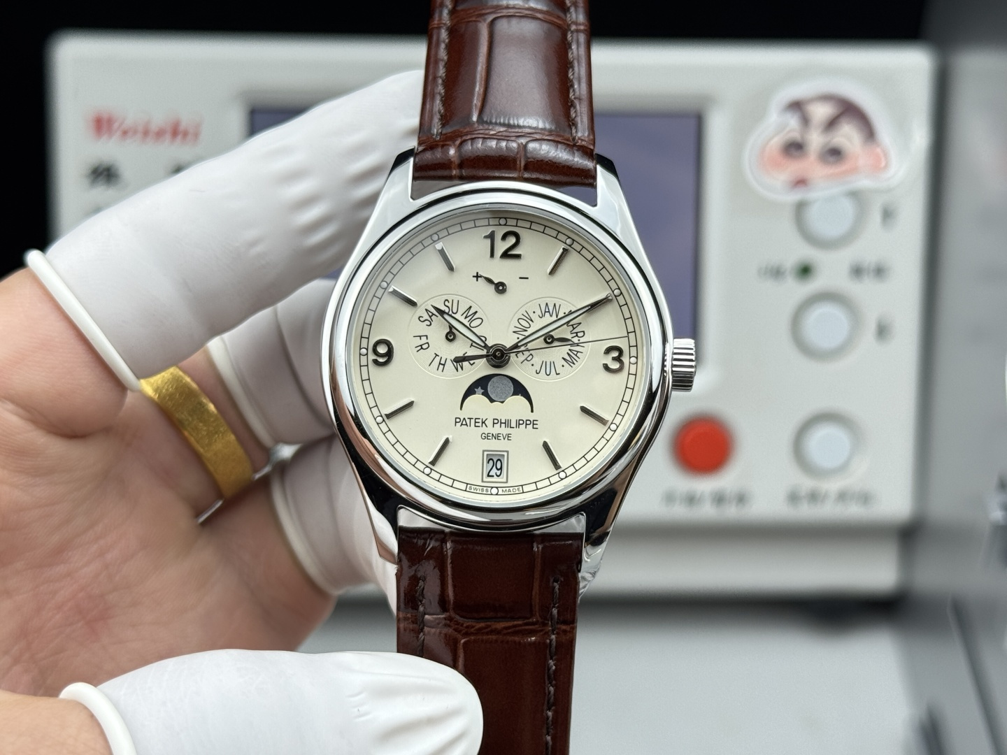 NO:641308,Patek Philippe's complication timepiece 5146/5147 multi-function watch can be called the best among high-quality watches!  The diameter of the watch is 39 mm. As a men's watch, its dial is of medium size. The date indicator and month indicator are located on the left and right of the center of the dial, giving us a symmetrical aesthetic. The layout of the entire dial is generous and decent, including so many functions without making people feel complicated. The movement uses a customized version of Cal.324 S IRM QA  LU perfectly restores the many functions of the original product and provides a powerful time measurement function. The Italian cowhide strap and exclusive lantern buckle are suitable for wearing in any season, in any place, and by any professional, making the wrist more comfortable and letting the temperament bloom. This watch has a 30-meter waterproof function, which meets the daily life of the public and is a must-have watch for leisure and vacation.  Patek Philippe 5146/5147 can be said to be a masterpiece among watches. The ingenious conception of functions, reasonable layout of appearance, and superior movement performance all reflect Patek Philippe’s unique design, a classic work of art, and a perfect collection. Patek Philippe’s  Exclusive words: No one can own a Patek Philippe, we just keep it for the next generation. But I ask people who love watches, who doesn’t want to own a Patek Philippe? This may be the starting point or even the end point of many watch lovers’ original intention. If an opportunity appears in front of you, then cherish it!  ,,patek philippe,cowhide19860909百达翡丽复杂功能时计5146/5147多功能腕表,堪称腕表精品当中的精品！ 腕表直径为39毫米,作为一款男士腕表,它的表盘大小适中.日期指示盘和月份指示盘分别位于表盘中心的左右,为我们奉上对称的美感,整个表盘的布局大方得体,包括了如此之多的功能的同时,又不会让人觉得繁杂. 机芯采用定制版Cal.324 S IRM QA LU,完美还原正品诸多功能,提供了强大的时间衡量功能.意大利牛皮表带,专属的灯笼扣,任何季节,任何场所,任何职业人均适合佩戴,让手腕佩戴得更舒适,让气质绽放.此款腕表具有30米防水功能,满足大众日常生活,休闲度假必备腕表. 百达翡丽5146/5147可以说是腕表中的精品,功能方面的巧妙构思,外观上的合理布局,以及优越的机芯性能,无一不体现出百达翡丽的独特设计,一件经典的艺术品,一件完美的收藏品.百达翡丽的专属语谁都无法拥有一块百达翡丽,我们只是为下一代保管.但试问爱表之人,谁不愿意拥有一块百达翡丽呢,这或许是很多爱表之人初心的起点,甚至是终点.如果有个机会出现在你面前,那么就好好珍惜吧！,,patek philippe,cowhide,Watch