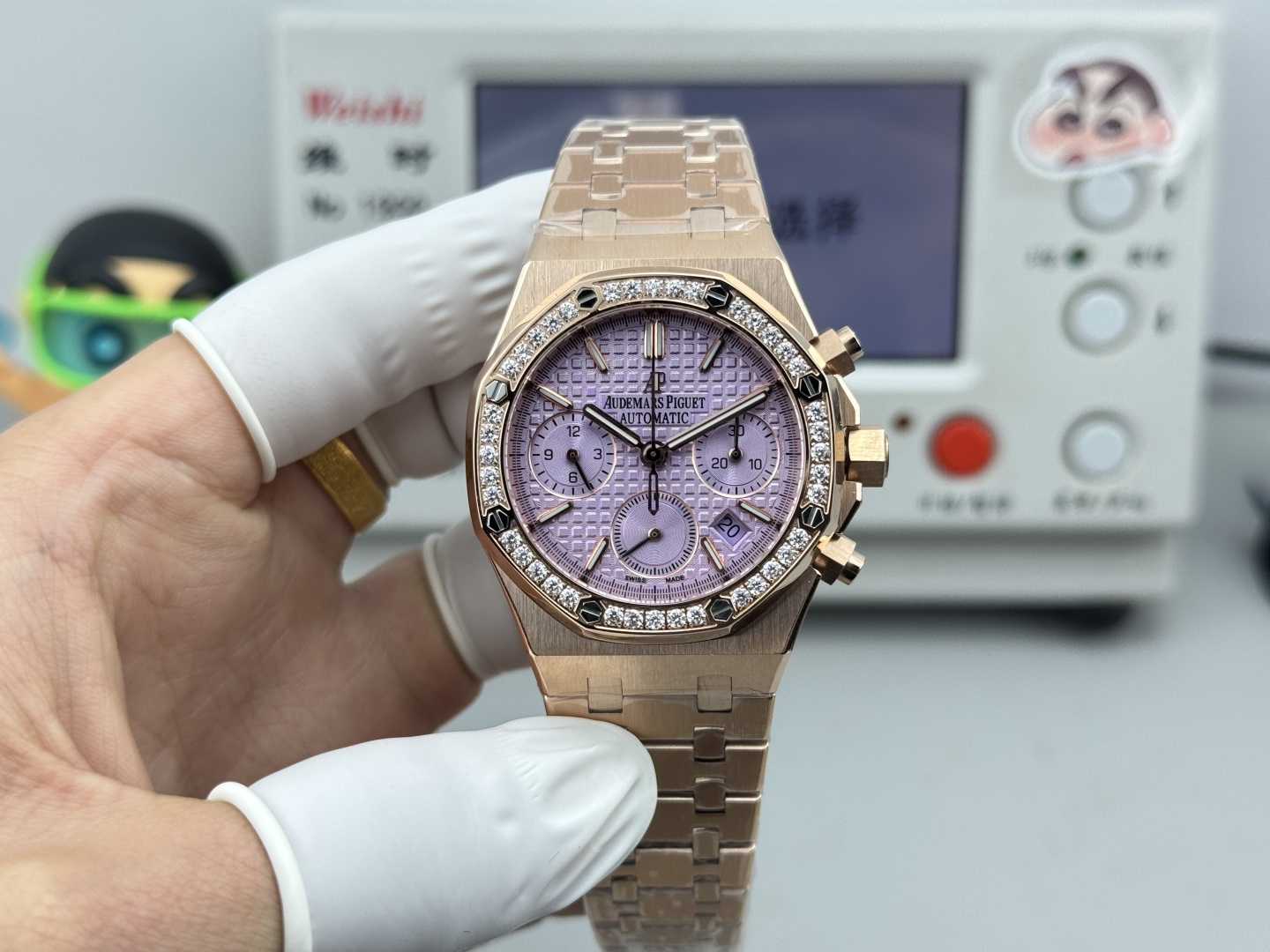 NO:662844,Diamond Gold Audemars piguet Royal Oak Series 26715BC.ZZ.1356BC.01. 38mm size 1:1 The highest mechanical movement version currently is genuine and mechanical!  mechanical!  Don’t waste your money on quartz!  The AP Royal Oak series chronograph watch is a true one-to-one replica of the original version. All dials are carefully crafted and developed based on original authentic dial templates. Imitations of the wrong versions are sold quickly in the market. Everyone is welcome to identify them. At present, it is difficult to find an authentic watch in the 38mm market at home and abroad.  The second-hand market price has risen to 50W, which is quite a value-preserving and value-added model. If you can buy it, you can make money. Each model is literally an original and authentic substitute level. It took a full year and three months from development to color. In order to ensure that everyone can buy the most cost-effective watch with the least money.  1 The case material is imported 316 fine steel, with ultra-high precision polishing and brushing technology, and detailed processing!  The blind spots are hand-drawn, and the hardware accessories in each position are polished to keep the original ones. The technical breakthrough has made the shells interchangeable with genuine products. 2. The ring edge is high-gloss polished and the original artificial inlay method is used to ensure that the 32 brilliant-cut diamonds are of the same size and arranged neatly. 3  Each dial is an original substitute dial, which cannot be compared with the high imitations on the market. The original molded nails and hands are most cherished because the dial is formed in one piece to truly restore the original effect. The dial is divided into two layers and has no luster!  4 Assembled movement, accurate and stable light, audemars19860909钻 金 爱彼Audemars piguet 皇家橡树系列26715BC.ZZ.1356BC.01. 38mm尺寸1:1 目前最高机械机芯版本正品是机械！机械！不要花冤枉钱买了个石英！ AP皇家橡树系列计时腕表、真正一比一原版复刻,所有表盘都以原装正品表盘模版精心打造开发出来,秒杀市场不对版高仿,欢迎大家来鉴别.目前在国内外38mm之一市场正品一表难求,二手市场价格已经上升到50W幅度相当保值增值款,能买到就赚到.每一款字面都是原装正品代用级别,从开发面对颜色整整花了1年3个月时间,为了保证大家花最少的钱就能买最划算的表款 1 表壳材质属进口316精钢,超高精细打磨拉丝工艺,细节处理！死角位进行手工拉丝,各个位置五金配件打磨保持原装一致,打造技术性攻破已做到壳可正品互换. 2 圈口采用高光抛光加原装人工镶嵌手法,保证32颗明亮切割美钻大小一致,排列整齐 3 每一款字面都是原装代用级表盘,非市场上高仿所能比拟,原装开模字钉和指针最值得珍惜是表盘一体成型真正还原正品效果,非市场分二层,没光泽！ 4 装配机芯,走时精准稳定光,,audemars,Watch