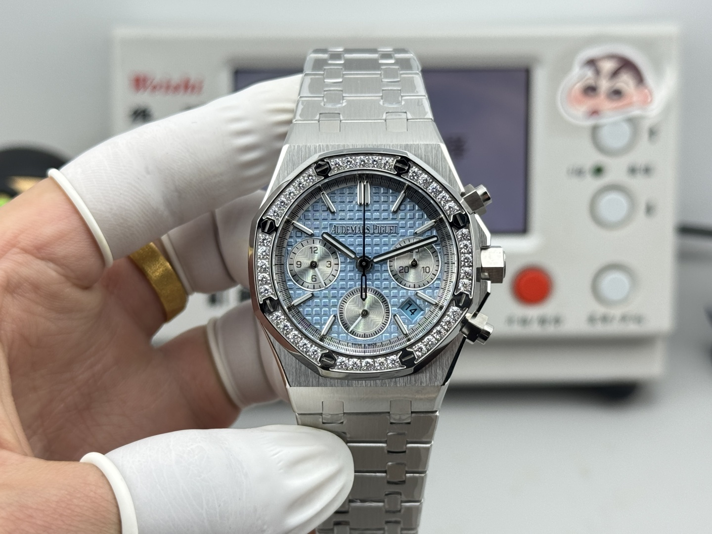 NO:662848,Diamond Gold Audemars piguet Royal Oak Series 26715BC.ZZ.1356BC.01. 38mm size 1:1 The highest mechanical movement version currently, the genuine product is mechanical!  Don’t waste your money on quartz!  The AP Royal Oak series chronograph watch is a true one-to-one replica of the original version. All dials are carefully crafted and developed based on original authentic dial templates. Imitations of the wrong versions are sold quickly in the market. Everyone is welcome to identify them. At present, it is difficult to find an authentic watch in the 38mm market at home and abroad.  The second-hand market price has risen to 50W, which is quite a value-preserving and value-added model. If you can buy it, you can make money. Each model is literally an original and authentic substitute level. It took a full year and three months from development to color. In order to ensure that everyone can buy the most cost-effective watch with the least money.  1 The case material is imported 316 fine steel, with ultra-high precision polishing and brushing technology, and detailed processing!  The blind spots are hand-drawn, and the hardware accessories in each position are polished to keep the original ones. The technical breakthrough has made the shells interchangeable with genuine products. 2. The ring edge is high-gloss polished and the original artificial inlay method is used to ensure that the 32 brilliant-cut diamonds are of the same size and arranged neatly. 3  Each dial is an original substitute dial, which cannot be compared with the high imitations on the market. The original molded nails and hands are most cherished because the dial is formed in one piece to truly restore the original effect. The dial is divided into two layers and has no luster!  4 Assembled movement, accurate and stable light, audemars19860909钻 金 爱彼Audemars piguet 皇家橡树系列26715BC.ZZ.1356BC.01. 38mm尺寸1:1 目前最高机械机芯版本,正品是机械！不要花冤枉钱买了个石英！ AP皇家橡树系列计时腕表、真正一比一原版复刻,所有表盘都以原装正品表盘模版精心打造开发出来,秒杀市场不对版高仿,欢迎大家来鉴别.目前在国内外38mm之一市场正品一表难求,二手市场价格已经上升到50W幅度相当保值增值款,能买到就赚到.每一款字面都是原装正品代用级别,从开发面对颜色整整花了1年3个月时间,为了保证大家花最少的钱就能买最划算的表款 1 表壳材质属进口316精钢,超高精细打磨拉丝工艺,细节处理！死角位进行手工拉丝,各个位置五金配件打磨保持原装一致,打造技术性攻破已做到壳可正品互换. 2 圈口采用高光抛光加原装人工镶嵌手法,保证32颗明亮切割美钻大小一致,排列整齐 3 每一款字面都是原装代用级表盘,非市场上高仿所能比拟,原装开模字钉和指针最值得珍惜是表盘一体成型真正还原正品效果,非市场分二层,没光泽！ 4 装配机芯,走时精准稳定光,,audemars,Watch