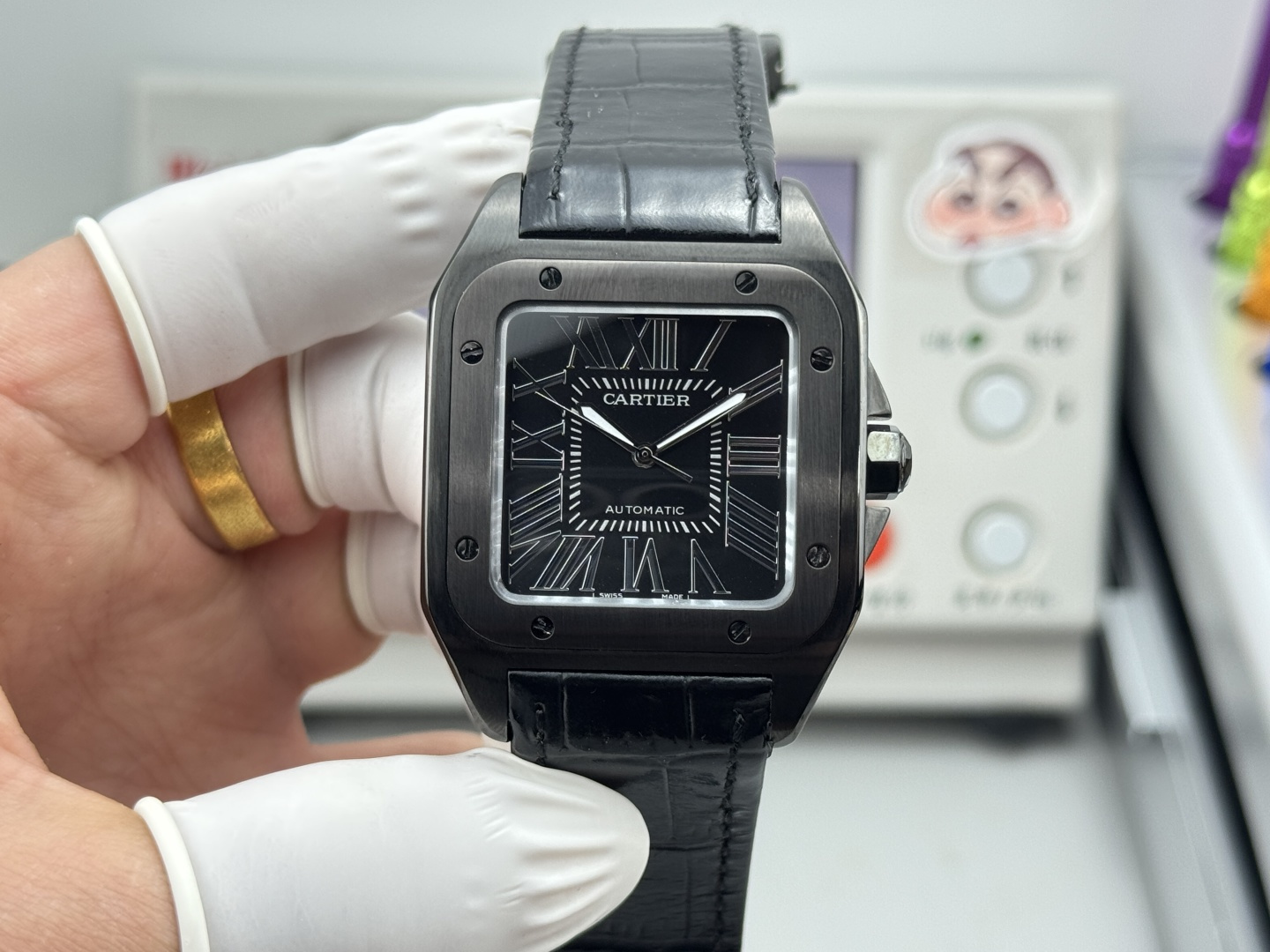 NO:687695,YH Cartier Santos Anniversary Edition couple watch is coming. [Original molded Cartier Santos] 1 [Case] ​​Genuine molded, equipped with the best imported 316L material case!  Movement: Using 2824 high-end mechanical movement, it has stable running time and zero renovation. 2 [Dial] The dial is authentically molded!  3 [Glass] Versus original fisheye sapphire glass 4 [Size] Men's model 51mmx41.3mm, women's model 44.2mmx35.6mm, the closest perfect match to the original version. 5 [Case diameter 41.3mm, thickness: 10.3mm] Versus thickness. Centennial heritage, ingenuity, classic creation, eternal passion, men's first choice, women's favorite.,,cartier19860909YH卡地亚山度士周年纪念版情侣对表强势来袭 . [原版开模卡地亚 山度士 ] 1【表壳】正品开模,搭载最好的进口316L材质表壳！ 机芯:采用2824高端机械机芯,走时稳定,零翻修. 2【表盘】正品开模出来的表盘！ 3【玻璃】对原版鱼眼蓝宝石玻璃 4【尺寸】男款51mmx41.3mm, 女款44.2mmx35.6mm, 跟原版最接近完美匹配 . 5【表壳直径41.3mm,厚度:10.3mm】对版厚度. 百年传承、匠心独运、铸就经典、激情永燃,男士首选、女士挚爱.,,cartier,Watch