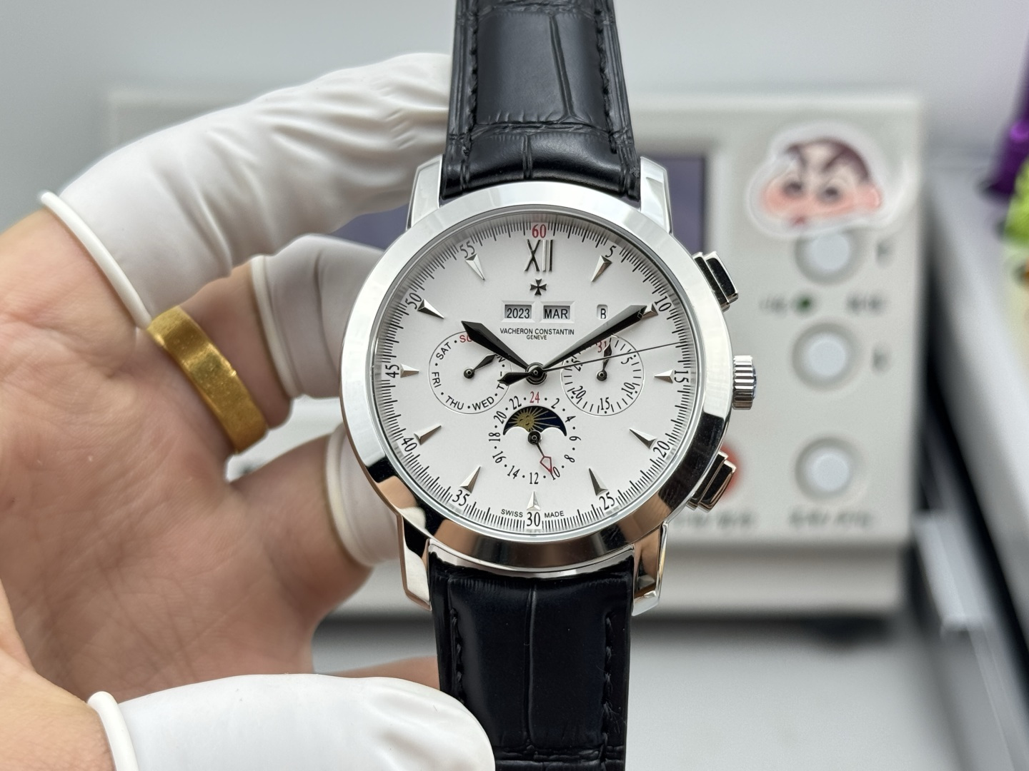 NO:714883,TW produced white shell gold shell TW Factory Taiwan factory masterpiece, VC Vacheron Constantin  The new V2 upgraded version of the VJ3, the highest version in the market, Jiangshi Heritage Series 5000T/000P_B Perpetual Calendar Multi-Function Watch, 1 is equipped with the same movement as the genuine product, the balance wheel is exactly the same as the genuine product, and all functions can be used normally. 2 The four corner curvature of the case has been improved, the color curvature of the dial is more consistent, the 12 scales are polished more delicately, and the whole is closer to the counter!  3. Paired with Italian cowhide, it makes the wrist more fit and comfortable!  The Vacheron Constantin Heritage Series produced by the TW factory incorporates the most unique DNA of Vacheron Constantin. It is a symbol of Vacheron Constantin's ultimate elegance and fully embodies the purest tradition of the fine watchmaking industry!  Suitable for various business occasions, simple and refined yet elegant!  TW's exquisite replica, please appreciate it!  Luxurious and exquisite recommended men's multi-functional mechanical watch. The best luxury recommendation for gift giving, please look for TW's exclusive quality, vacheron, cowhide19860909TW 出品 白壳 金壳  TW Factory 台湾厂力作,VC 江诗丹顿 全新V2升级版VJ3市场最高版本江诗传袭系列5000T/000P_B万年历多功能腕表,1搭载与正品一致机芯,摆轮与正品完全一致,所有功能均可正常使用.2对表壳的四个角弧度进行改善,表盘颜色弧度更契合,12个刻度打磨更细腻,整体更贴近专柜！3搭配意大利牛皮让手腕更贴合舒适！TW工厂出品的江诗.丹顿传袭系列融汇了江诗.丹顿最独特的DNA,是江诗丹顿极致优雅的象征,充分体现了高级制表业最纯粹的传统！适合各种商务场合,简敛精致不失优雅！TW精品复刻,敬请品鉴！奢华精致推荐男士多功能机械腕表 送礼最佳奢华推荐请认准TW独家品质,,vacheron,cowhide,Watch