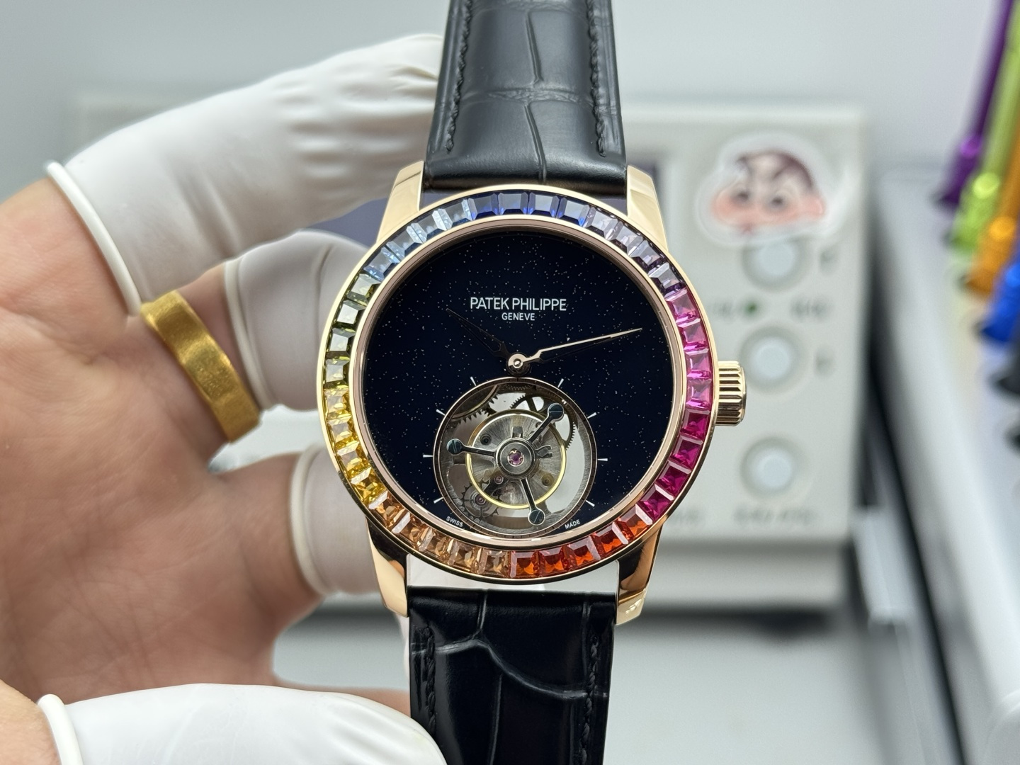 NO:670351,Patek Philippe has launched the entry-level 42MM tourbillon watch. Its simple and low-key design and focus on exquisite details make it worth savoring from every angle. In appearance, the iconic design of this series is the 'Paris stud pattern' on the bezel, which is a decoration inspired by architecture and resembles the 'tip of a diamond. Under the skillful hands of watchmakers  , this staggered lattice pattern technique turns simplicity into a three-dimensional, shiny and artistic sense, making people irresistible to its low-key and connotative beauty. Coupled with the elegant and refined dial design, it has become one of Patek Philippe's most classic styles. Perhaps, in today's era that requires speed and passion, minimalism carries our ultimate dream.,,patek  philippe19860909百达翡丽推出了入门款42MM陀飞轮腕表,简约低调的设计、专注精致的细节令它从每个角度都成为值得品味.在外观上,这一系列的标志性设计是表圈的“巴黎饰钉图案”,它是一种灵感来缘于建筑学、仿若“钻石尖端的装饰.在制表大师的妙手之下,这种交错格状饰纹技巧,使简约变成立体、闪亮、颇具艺术感,让人无法抗拒它低调、内涵的美.再配以清雅脱俗表盘设计,成为百达翡丽最经典的风格之一.或许,在如今这个需要速度与激情的时代,简约主义承载着我们的终极梦想.,,patek philippe,Watch