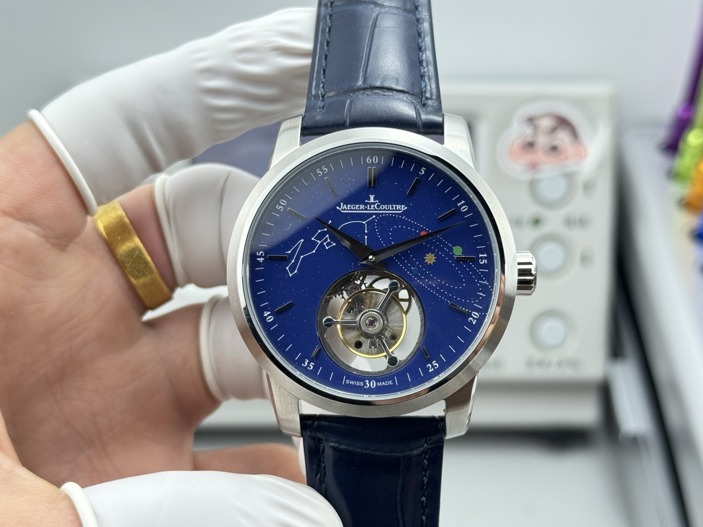 NO:670356,Today’s recommended accumulation fund-Tourbillon series. Jaeger-LeCoultre Master Ultra Thin  The design of the Tourbillon Master series watch is inspired by the most glorious era in the field of watchmaking. The dauphine-style hands exude a classic and traditional atmosphere, adding a refined and elegant charm to the simple design of the watch. The white gold case is paired with a starry sky dial.  The watch as a whole looks more harmonious and symmetrical, and feels refreshing. The precious yet simple white gold material highlights the slender lines of the lugs and makes the case slimmer. The nickel-plated silver hands and hour markers confirm the modern style of the watch and show its unique urban charm. By  Self-made in the Jaeger-LeCoultre Grande Workshop, the eye-catching tourbillon set at 6 o'clock. This Jaeger-LeCoultre iconic complication can offset the influence of gravity on the adjustment mechanism, ensuring that the watch operates accurately and reliably. The case diameter is 44 mm, suitable for daily wear. D1-Place an order  .Checkout. The swing of 28800, the tourbillon ensures that the watch operates accurately and reliably, and the hand-wound mechanical movement with complete functions and easy operation makes this watch a coveted wrist treasure.,,jaeger-lecoultre19860909今日推荐积金-陀飞轮系列. 积家Master Ultra Thin Tourbillon陀飞轮大师系列腕表的设计灵感源自制表领域中最辉煌的时代.太子妃式指针散发经典传统的气息,为腕表的简约设计增添精致典雅的韵味.白金表壳搭配星空表盘,令腕表整体上显得更和谐均称,感觉耳目一新.珍贵而不失简约的白金材质,突显表耳修长的线条,同时使表壳更为纤巧.镀镍银色指针和时标印证了腕表的现代风格,展现独特的都市魅力.由积家大工坊自制,设于6时位置的陀飞轮引人注目.这项积家标志性的复杂功能可抵消地心吸力对调校机制的影响,确保腕表运行精准可靠.表壳直径为44毫米,适合日常佩戴.D1-下单.结账.摆幅28800,陀飞轮确保腕表运行精准可靠,加上功能完备、操作简便的手动上链机械机芯,令此款腕表成为让人梦寐以求的腕上珍品.,,jaeger-lecoultre,Watch