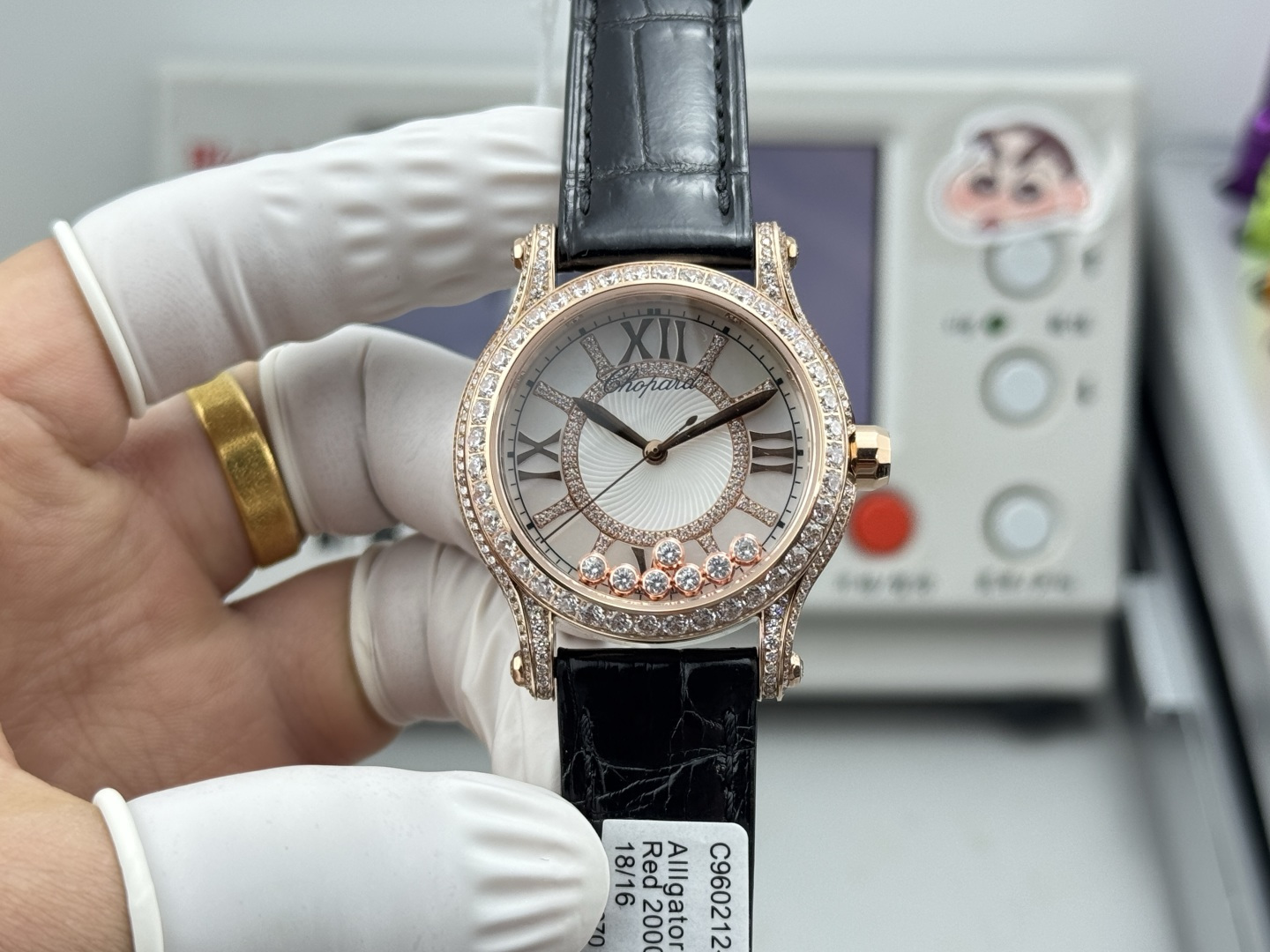 NO:670388,Chopard's Hay Sort series is the first limited edition full of diamonds on the Internet. 'Gold and diamonds' means progress and profit. The 1 case is made of 316L fine steel. Both sides of the case are inlaid with round brilliant-cut diamonds. Each one is sparkling and the color is white and translucent!  2 The dial is equipped with 7 happy diamonds and uses Swarovski crystals, each one is full of sparkle!  The base of each bead is carefully carved to achieve the consistent rotational movement effect of genuine diamond beads. 3. Equipped with a unique carved texture mother-of-pearl lettering, the halo radiated is the same as the original one!  4. The movement is equipped with 2892 mechanical automatic movement, which has accurate travel time!  5. Paired with American crocodile leather strap, case diameter 36 mm. It is a masterpiece. Time always surprises you. You definitely deserve it!  Welcome for your tasting!  ,,swarovski,chopard,crocodile skin19860909全网首发萧邦Hay Sort系列满钻限量款,“有金有钻”寓意有进有赚 1壳套采用316L精钢制成,表壳两侧均镶嵌圆形明亮式切割钻石,颗颗火彩熠熠,色泽白净透亮！ 2表盘搭配7颗快乐钻,采用施华洛世奇水晶,颗颗饱满闪烁！每一个颗的底座都是精雕细琢,以求实现正品钻珠那一致的旋转运动的效果 3搭载与众不同的雕刻纹理珍珠贝母字面,放射出来的光晕与正品无二！ 4机芯方面搭载2892机械自动机芯机,走时精准！ 5搭配美洲鳄鱼皮表带,表壳直径36毫米 精品之作 时间总让人惊喜不断 您绝对值得拥有！欢迎您的品鉴！,,swarovski,chopard,crocodile skin,Watch
