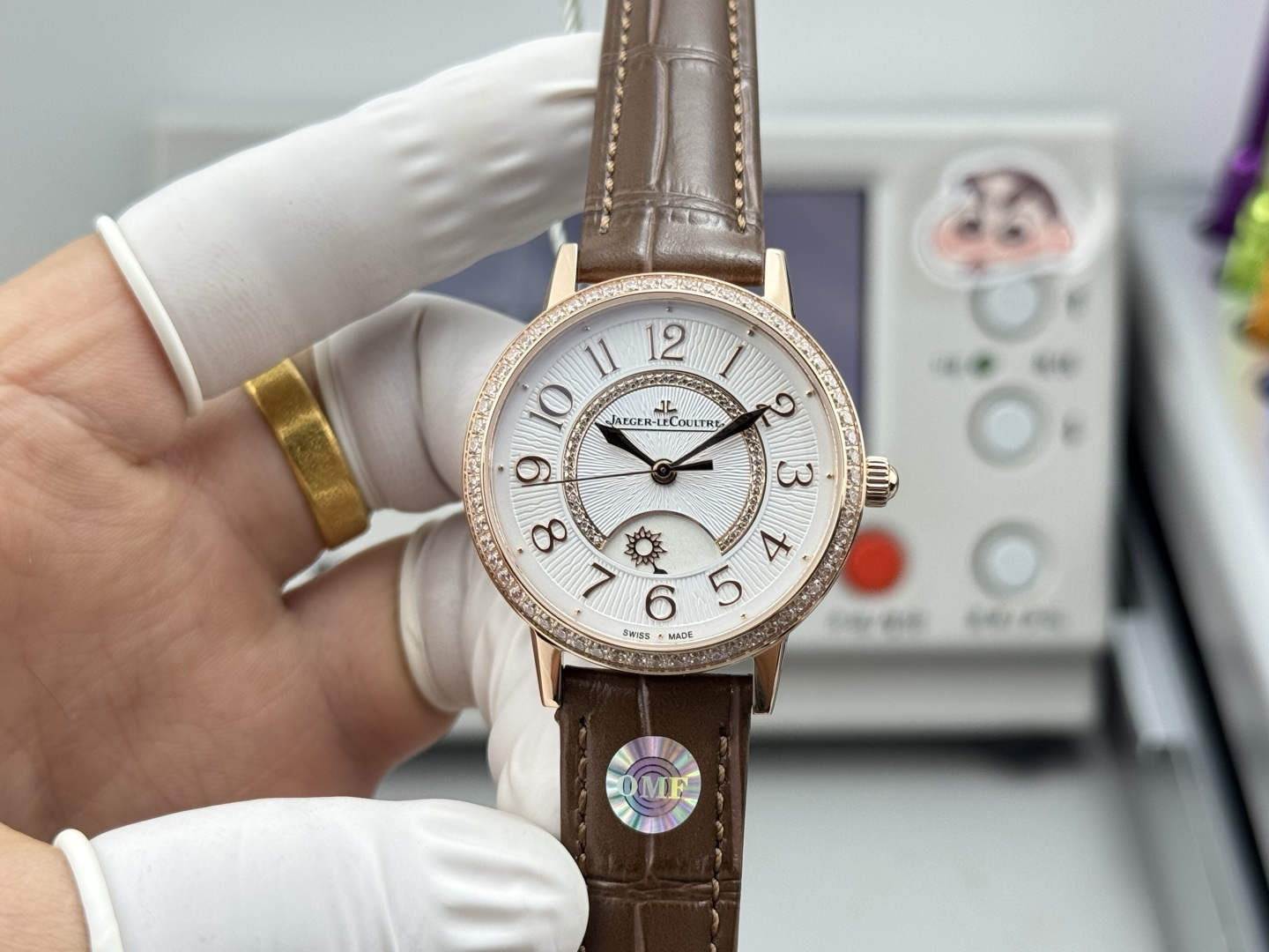 NO:670390,The latest Jaeger-LeCoultre Date 34mm, the new Jaeger-LeCoultre Date day and night display diamond model has arrived!  The dial of the new aperture housing has been changed from the dots of the old model to a track. The dial of the new diamond ring housing has been changed from the dots of the old model to a circle of diamonds (artificially cultivated diamonds). Both old and new models are available, welcome to buy.,,jaeger-lecoultre19860909最新款积家约会34mm 新款积家约会昼夜显示钻款最新到货！ 新款光圈壳的表盘从老款的圆点改成轨道 新款钻圈壳的表盘从老款的圆点改成了一圈钻(人工培育钻) 新老款都有,欢迎选购.,,jaeger-lecoultre,Watch