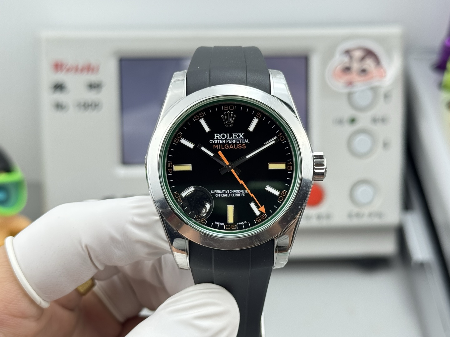 NO:726441,VS magnetic series 'Lightning' green surface blue surface black surface white surface digital surface VS Factory, ROLEX Rolex magnetic MILGAUSS series, three codes in one, with NFC sensor!  Quality guaranteed!  116400 lightning needle green glass white glass 904L highest version, blue plate green plate white plate black plate digital plate!  Anti-magnetic double bottom cover!  Synchronized green material sapphire glass, customized new solid needle shaft 3131 integrated movement  The size is 40mm, and the watch case is made of Oystersteel forged steel, which is a type of 904L steel. This super alloy is widely used in high-tech, aviation and chemical industries, so it must have high corrosion resistance. Oystersteel is not only very durable but also easy to polish, that is  Even in the most extreme environment, its beauty remains intact. The electric blue dial and green sapphire glass mirror match the electric blue dial, which contrasts with the iconic lightning-shaped second hand. Rolex Milgauss - a tribute to science!  Look for the watch code 6R9999V6, three codes in one, deduct code 1JR, comes with NFC proximity card, original version, produced by VS factory, real shots of shipment. For the best luxury gift recommendation, please look for VS factory, exclusive quality, rolex19860909VS格磁系列“闪电”绿面 蓝面 黑面 白面 数字面 VS厂,ROLEX 劳力士 格磁MILGAUSS系列,三码合一,附带NFC感应！品质保证！116400闪电针 绿玻璃 白玻璃904L最高版本,蓝盘 绿盘 白盘 黑盘 数字盘！防磁双重底盖！ 同步绿色材料蓝宝石玻璃,定制全新的实心针轴3131一体机芯 尺寸40mm,采用蚝式钢锻造钢腕表表壳,属904L钢一类,这种超合金广泛用于高科技、航空及化工,故必然具备高抗腐蚀性.蚝式钢不仅非常耐用且易于磨光,即使在最极端的环境,其美态依然不减.电光蓝色表盘,绿色蓝宝石玻璃镜面配搭电光蓝色表盘,与标志性的闪电形秒针相映成趣.劳力士Milgauss——向科学致敬！认准腕表编码6R9999V6三码合一,扣码1JR,附带NFC感应卡,对版原装,VS厂出品,出货实拍 送礼最佳奢华推荐请认准Vs厂,独家品质,,rolex,Watch