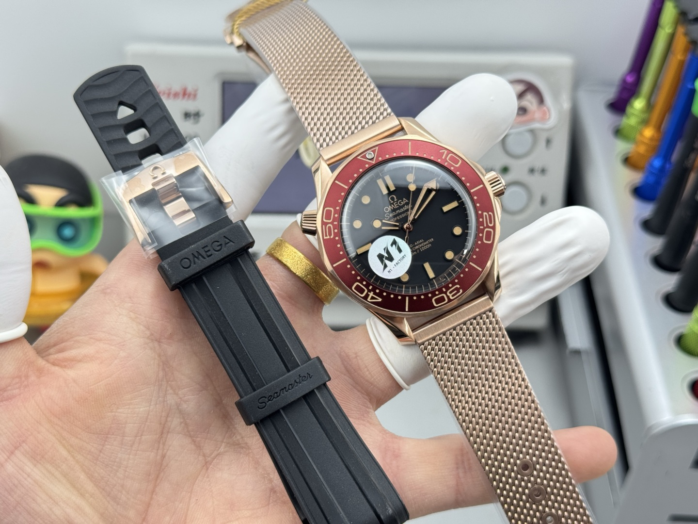 NO:670443,N1factory’s new masterpiece, the Seamaster Series rice watch, makes a shocking debut, the same model worn on James Bond’s wrist in “No Time to Die”. 1. The 42mm case precisely fits the wrist, and is paired with a pot-lid-shaped sapphire crystal with the same curvature as the original.  2. The green bezel and dial are made of high-end oxalic acid anodized aluminum technology. This special process makes the green color more vivid, rich and three-dimensional, and highly recognizable. The bezel and the diving scale of the dial are covered with retro-style Super-LumiNova luminous coating, which can shine with super ice sapphire blue luminous light even in dimly lit environments. 3. Built-in Caliber  The 8806 Master Chronometer movement can provide sufficient power storage of up to 72 hours to ensure accurate and reliable travel time. 'Produced by N1, it must be a high-quality product',19860909N1factory全新力作海马系列米腕表震撼登场,《007无暇赴死》中詹姆斯·邦德的腕间同款. 1. 精准贴合腕间的42毫米表壳,搭配与正品同源弧度的锅盖形蓝宝石水晶玻璃. 2.绿色表圈与表盘采用高端草酸阳极氧化铝工艺打造,这项特殊工艺让绿色更显鲜活明艳,层次丰富立体,极具辨识度.圈口与表盘的潜水刻度均覆以复古风格的Super-LumiNova夜光涂层,即便身处光线昏暗环境,也能绽放超强冰宝蓝夜光. 3.内置Calibre 8806至臻天文台机芯,可提供长达72小时的充足动力储存,确保走时精准可靠. 《N1出品,必属精品》,,Watch