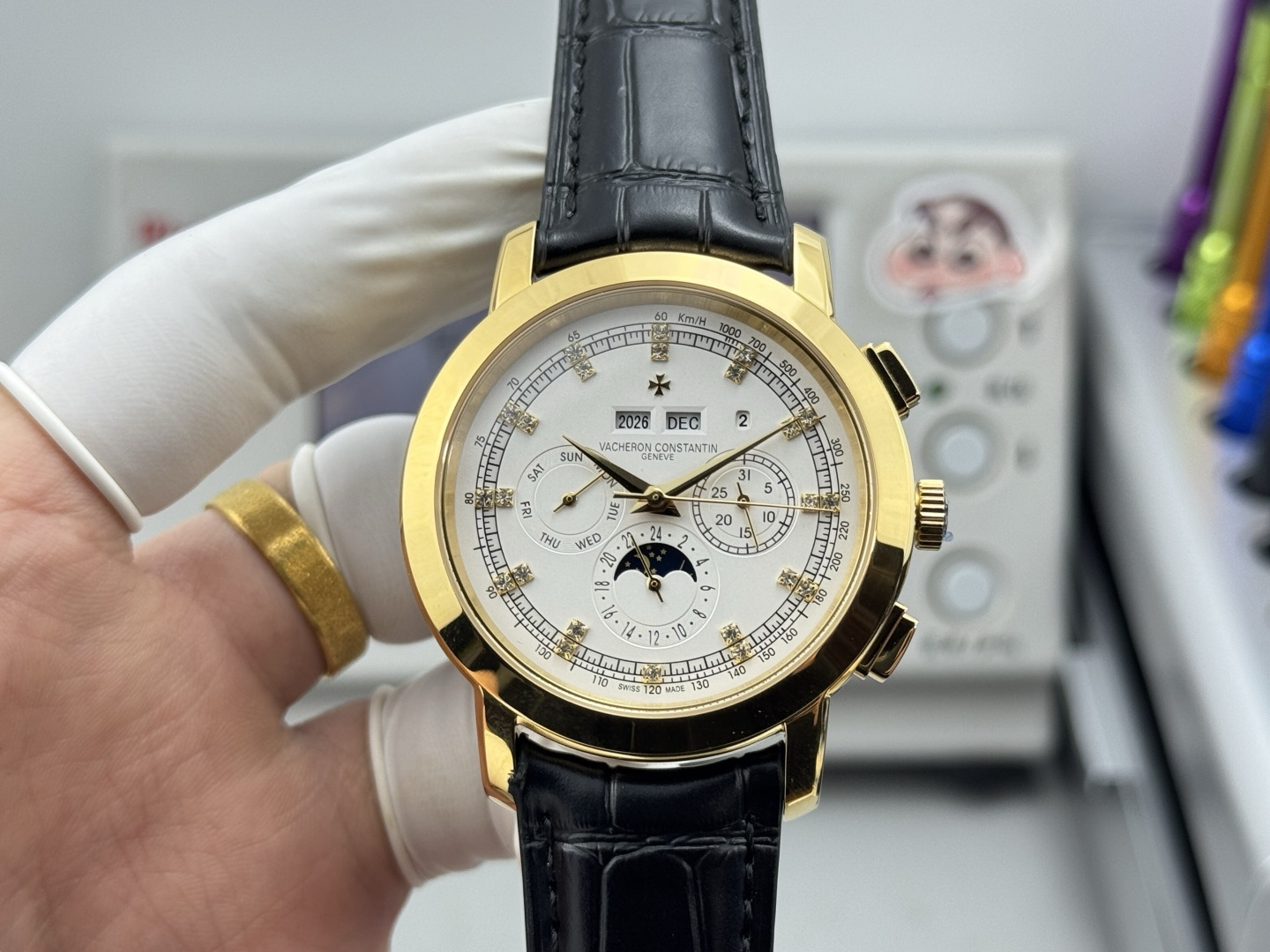NO:714881,Produced by TW, white shell and gold shell, TW Factory Taiwan's masterpiece, Vacheron Constantin VC Heritage Series 5000T/000P_B Perpetual Calendar Multi-Function Watch VJ3 New V2 Upgraded Version!  The highest version on the market 1 is equipped with the same movement as the original product, the balance wheel is exactly the same as the original product, and all functions can be used normally. 2 The four corner curvature of the case is improved, the color curvature of the dial is more consistent, the 12 scales of 9100 are polished more delicately, and the whole is closer to the counter!  3. Paired with Italian cowhide, it makes the wrist more fit and comfortable!  The Vacheron Constantin Heritage Series produced by the TW factory incorporates the most unique DNA of Vacheron Constantin. It is a symbol of Vacheron Constantin's ultimate elegance and fully embodies the purest tradition of the fine watchmaking industry!  Suitable for various business occasions, simple and refined yet elegant!  TW's exquisite replica, please appreciate it!  Luxurious and exquisite recommended men's multi-functional mechanical watch. The best luxury recommendation for gift giving, please look for TW's exclusive quality, vacheron, cowhide19860909TW 出品 白壳 金壳  TW Factory 台湾厂力作,江诗丹顿 VC传袭系列5000T/000P_B万年历多功能腕表VJ3 全新V2升级版！市场最高版本 1搭载与正品一致机芯,摆轮与正品完全一致,所有功能均可正常使用.2对表壳的四个角弧度进行改善,表盘颜色弧度更契合,9100 12个刻度打磨更细腻,整体更贴近专柜！3搭配意大利牛皮让手腕更贴合舒适！TW工厂出品的江诗.丹顿传袭系列融汇了江诗.丹顿最独特的DNA,是江诗丹顿极致优雅的象征,充分体现了高级制表业最纯粹的传统！适合各种商务场合,简敛精致不失优雅！TW精品复刻,敬请品鉴！奢华精致推荐男士多功能机械腕表 送礼最佳奢华推荐请认准TW独家品质,,vacheron,cowhide,Watch