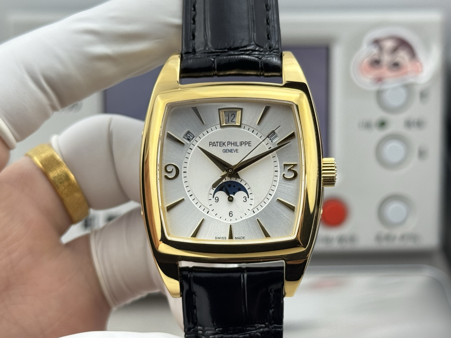 NO:715097,Produced by TW, white case 1450 gold case TW Factory Patek Philippe PP complex multi-function series 5135G--010 is the first Nautilus complex watch launched so far. It uses ultra-complex craftsmanship to create a casual sports watch. 1. Small body and high energy to perform the following functions: 12 o'clock calendar function 10 o'clock day function 2 o'clock day function 6 o'clock 24 hours. All functions can be used normally.  2. The movement adopts a replica Cal.240 self-winding movement, which perfectly interprets the functions on the premise of achieving a realistic appearance. 3. An independent watchmaker who is a modification master, enthusiastically participates in customizing and modifying the dial color, adding an interesting soul to the unique watch!  A masterpiece of craftsmanship. Welcome all watch friends to taste it!  Luxurious and exquisite recommended men's multifunctional mechanical watch. The best luxury recommendation for gift giving, please look for TW's exclusive quality, patek philippe19860909TW 出品 白壳 1450 金壳  TW Factory 百达翡丽 PP 复杂多功能系列5135G--010重磅登场迄今推出的首款Nautilus复杂腕表,以超复杂的工艺技术打造休闲运动腕表. 1小身板大能量尽揽以下功能∶12点位日历功能 10点位星期功能 2点位星期功能 6点位24小时.所有功能都可正常使用 2机芯采用复刻版Cal.240自动上链机芯,在实现外观的逼真前提下,功能一并完美诠释. 3改装大师独立制表人,倾情参与定制改装表盘颜色,给予独一无二的腕表增添有趣的灵魂！ 匠心力作 欢迎各位表友品鉴！奢华精致推荐男士多功能机械腕表 送礼最佳奢华推荐请认准TW独家品质,,patek philippe,Watch