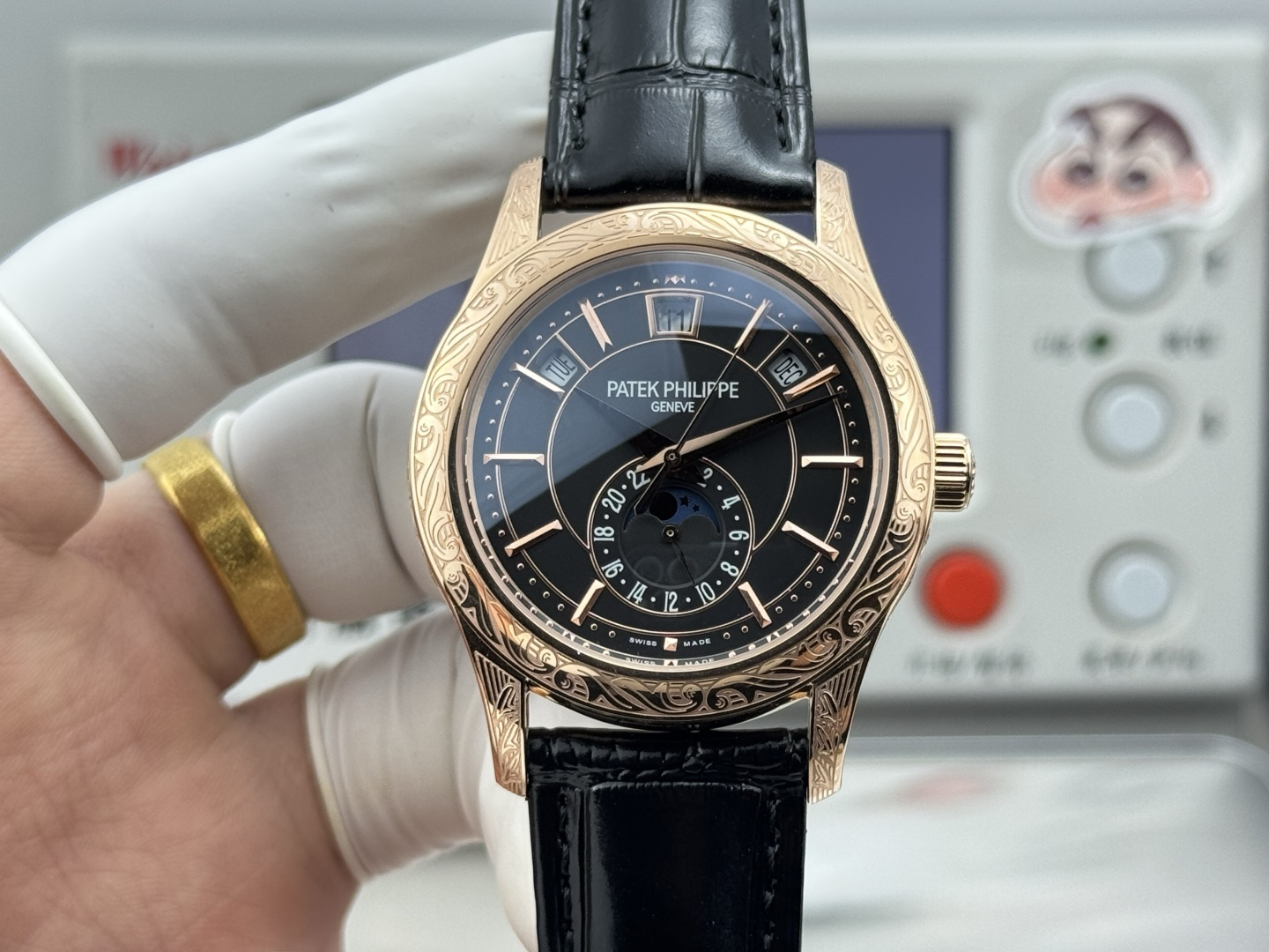 NO:715095,Produced by TW, the white-gold 1550 TW Factory Patek Philippe Complex Multi-Function Series 5205G-013 makes its grand debut. It is the first engraved Nautilus complex watch launched so far. It uses ultra-complex craftsmanship to create a casual sports watch. It is exquisitely crafted and combines elegance and movement. 1. The small body and high energy can fulfill the following functions: 12 o'clock calendar function 10 o'clock day of the week function 2 o'clock day of the week function  24 hours at 6 o'clock. All functions can be used normally. 2. The movement adopts a replica Cal.240 automatic winding movement. On the premise of achieving a realistic appearance, the functions are perfectly interpreted. 3. An independent watchmaker who is a master of modification, enthusiastically participates in customizing and modifying the dial color, adding an interesting soul to the unique watch!  A masterpiece of craftsmanship. Welcome all watch friends to taste it!  For the best luxury gift recommendation, please look for TW’s exclusive quality, patek philippe19860909TW 出品 白-金1550 TW Factory 百达翡丽复杂多功能系列5205G-013重磅登场迄今推出的首款雕花Nautilus复杂腕表,以超复杂的工艺技术打造休闲运动腕表,精雕细琢,雅动合一. 1小身板大能量尽揽以下功能∶12点位日历功能 10点位星期功能 2点位星期功能 6点位24小时.所有功能都可正常使用. 2机芯采用复刻版Cal.240自动上链机芯,在实现外观的逼真前提下,功能一并完美诠释 3改装大师独立制表人,倾情参与定制改装表盘颜色,给予独一无二的腕表增添有趣的灵魂！ 匠心力作 欢迎各位表友品鉴！送礼最佳奢华推荐请认准TW独家品质,,patek philippe,Watch