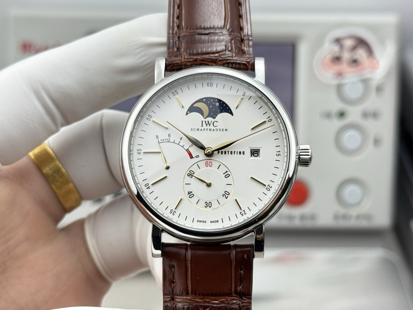 NO:715104,Produced by TW, white shell, rose gold, TW Factory new product, peak appearance, IWC's most dazzling star, IWC long-term energy moon phase expert iw3, brand new Portofino series  IW510103 see-through bottom watch. [Case] 316L stainless steel case, polished and very rounded. The small seconds dial is located at 6 o'clock and has a second hand stop function. It is equipped with solid nail scales and Roman numerals. We can notice that the calendar window of this watch  It is located at the very edge of the dial, and the calendar font is the same as the original. The willow-shaped hands indicate the hours and minutes respectively. The double-sided anti-reflective arched sapphire-coated mirror [strap] Italian calf leather [movement] independently developed self-winding mechanical movement, the movement is stable and the time is accurate.  IWC's most dazzling see-through watch. Suitable for various business occasions, simple and refined yet elegant!  Welcome friends from all walks of life to taste it!  Luxurious and exquisite recommended men's multi-functional mechanical watch, carefully created for you with ultra-realistic photo shooting and gift giving. The best luxury recommendation, please look for TW's exclusive quality,,iwc,cowhide19860909TW 出品 白壳 玫金 TW Factory 新品 颜值巅峰 IWC 旗下最耀眼的明星,万国 长动能月相专家iw3 全新的 柏涛菲诺系列 IW510103透底腕表.【表壳】316L精钢表壳,打磨抛光非常圆润.小秒针盘位于6点钟位置附拨针停秒功能,配有实心条钉刻度和罗马数字,我们可以注意到,这只手表的日历窗位于表盘最边缘,而且日历字体同原版一致柳叶形指针分别指示小时和分钟,双面防反光拱形蓝宝石镀膜镜面【表带】意大利小牛皮【机芯】自主研制自动上链机械机芯,机芯稳定,走时准. IWC旗下最耀眼的透底腕表.适合各种商务场合,简敛精致不失优雅！欢迎各路表友品鉴！奢华精致推荐男士多功能机械腕表 ,为你精心打造超真实实物图拍摄送礼最佳奢华推荐请认准TW独家品质,,iwc,cowhide,Watch