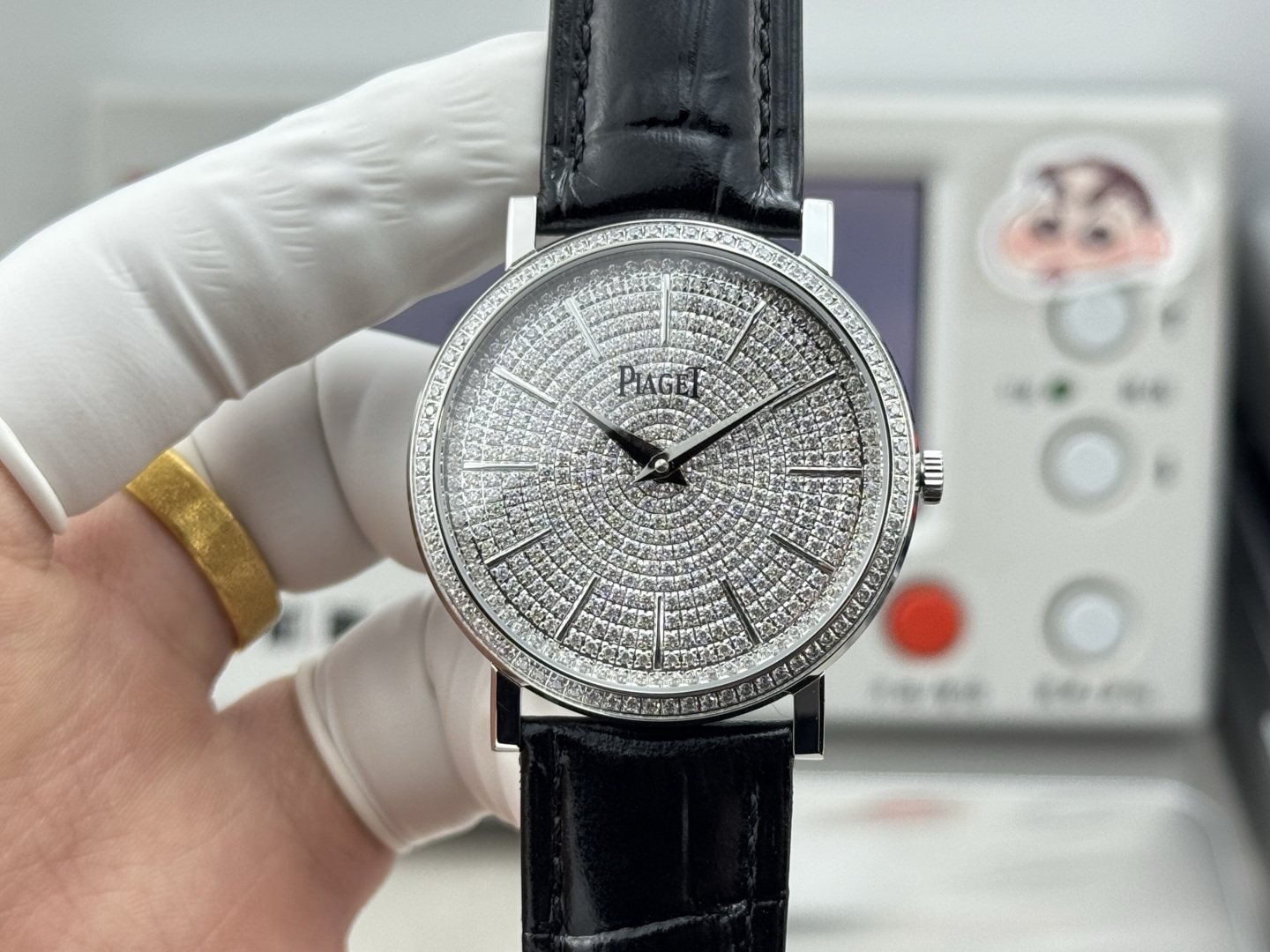 NO:728561,[TW] Piaget Altiplano series starry luxury automatic mechanical men's watch. Piaget has never stopped pursuing art. The brand perfectly integrates jewelry and watches. It is thanks to the combination of these two top arts and exquisite skills that Piaget continues to create exquisite watches that are comparable to gorgeous jewelry. The Altiplano series' consistent simple style design is combined with superb jewelry inlay technology. The bar scale and Swarovski diamonds perfectly blend simplicity and luxury. It is unique and unique!  This watch is equipped with a movement with superior performance, vibrating at a frequency of 28,800 times per hour, and has zero repair quality!  Appearance upgrade: The only size of the watch case currently on the market is 38mm in diameter. The dial has the same slightly arched effect as the counter, and the chassis has also been improved to have a dense bottom and pattern fonts that are consistent with the counter!  The effect of the entire watch is more three-dimensional and elegant!  ,,piaget19860909【TW】伯爵Altiplano系列满天星奢华自动机械男士腕表,伯爵从未停止对艺术的追求,品牌完美地将珠宝与腕表相融合,正是得益于这两门顶级艺术和精湛技艺的结合,伯爵不断创造出媲美华丽珠宝的精致腕表.Altiplano系列一贯的简约的风格设计跟高超的珠宝镶嵌工艺结合,条丁刻度与施洛华美钻,将简约跟奢华完美地融合在一起,独具匠心,独树一帜！ 该腕表搭载性能优越的机芯,每小时振频28800次,零返修质量！ 外观升级目前市场表壳唯一尺寸直径为38mm,表盘跟专柜一样做到微拱的效果,底盘也改进为密底跟图案字体跟专柜一致！整表的效果更立体,典雅！,,piaget,Watch