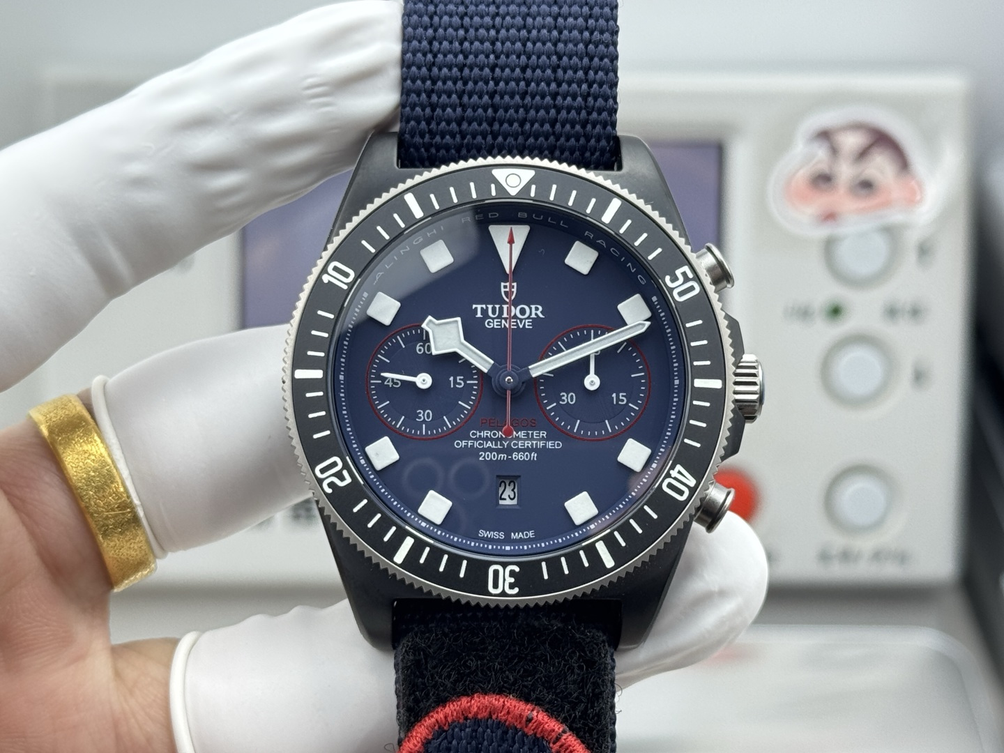 NO:725983,V's new work Tudor Submarine Series M25807KN-0001 FXD Alinghi Red Bull co-branded movement, automatic winding mechanical movement, function, hour hand, minute hand, small second hand, calendar, chronograph, 45-minute counter, case material, black carbon steel composite material, watch diameter, 43mm, dial material, matte blue, red decoration on the counter, ceramic ice blue luminous markers  Bezel material, 60-minute scale titanium bi-directional rotating outer ring, one card position Crown material, titanium screw-in crown, decorated with embossed Tudor shield logo Strap material, integrated textured strap The bottom cover is engraved with the Alinghi Red Bull Sailing Team logo [V+] Exclusive version!  The latest version on the market, every detail is developed with the sincerity of the V+ factory.19860909V新作 帝舵领潜型系列M25807KN-0001 FXD阿灵基 红牛联名款 机芯 ,自动上弦机械机芯 功能 ,时针 分针 小秒针 日历 计时 45分计时盘 表壳材质 ,黑色碳钢复合材料 表径,43毫米 表盘材质,哑光蓝色,计时盘点缀红色装饰,陶瓷冰蓝夜光标 表圈材质,60分钟刻度钛金属双向旋转外圈,个卡位 表冠材质,钛金属旋入式表冠,饰以浮雕帝舵表盾牌标志 表带材质,一体式织纹表带 底盖刻有阿灵基红牛帆船队标志【V+】独家对版！市场最新版本,每个细节都是V+工厂匠心开发的诚意,,Watch