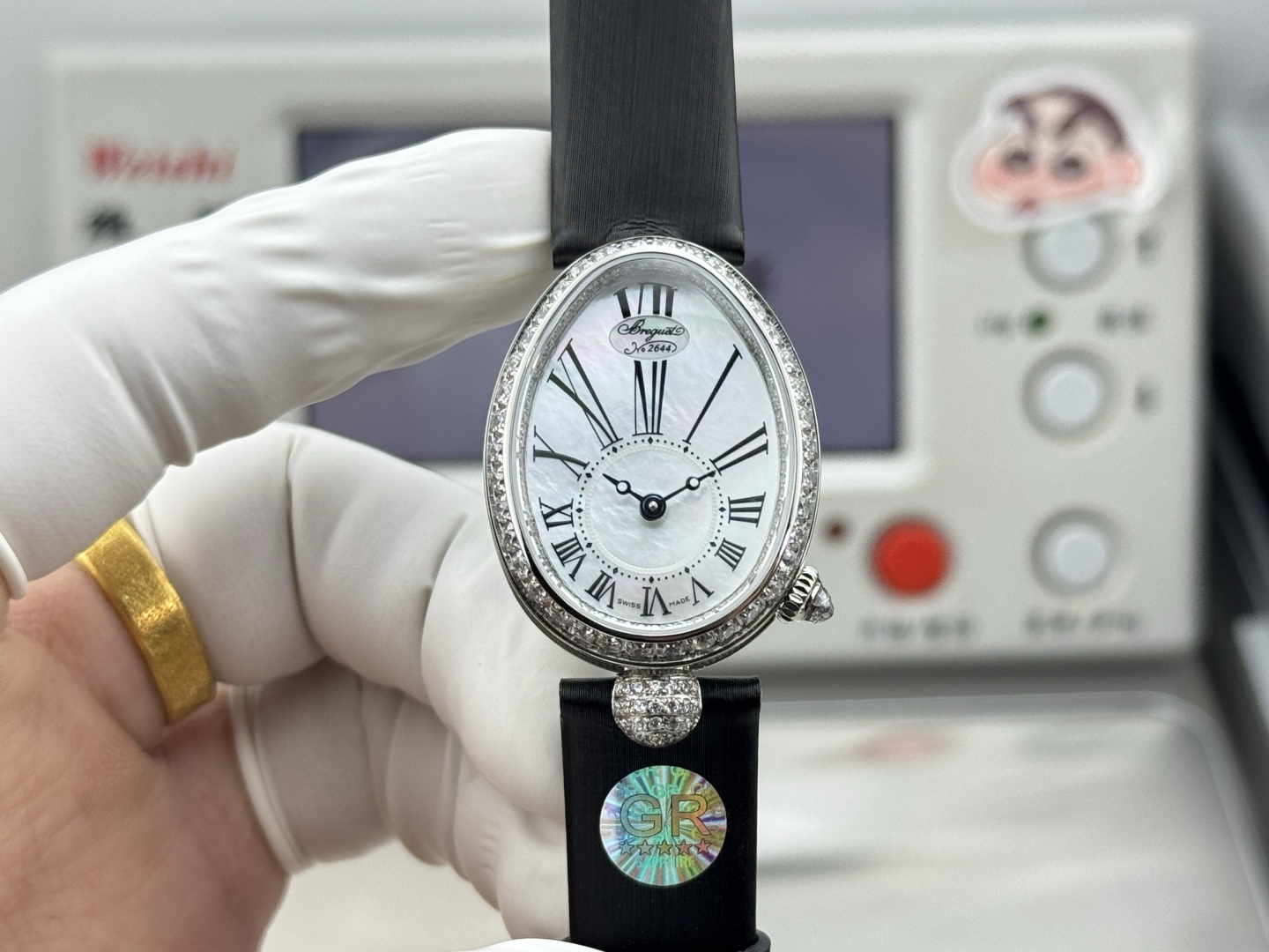 NO:703571,GR elegantly produces the most powerful replica women's watch in history, the Breguet Queen of Naples series makes a stunning debut, correcting all the shortcomings of the market version, making it noble and elegant, showing the style of a queen!  [Case] Watch size: small 33 x 25 mm. The oval case is elegant and elegant, with coin patterns on the outer edge of the case. A total of 117 Swarovski crystals (approximately 0.99 carats) are inlaid around the bezel and case. The crown is inlaid with a pear-shaped spar (approximately 0.26 carats) [Excellent details]  1. It is consistent with the original. There are precious metal logos on the back of the case, which is clear and neat, highlighting the quality of the watch. 2. The domed glass not only has a fish-eye effect when viewed from the side, but also reflects the bright light brought by diamonds, which further shows the noble pedigree of the watch.  3. In order to achieve the feel of the original K gold quality, ZF debugged the counterweight of the internal structure of the watch case so that the weight is exactly the same as the original version. [Strap] Silk (lambskin wrapped silk) strap is as gentle as skin, and the Breguet-style folding clasp is elegant and exquisite. [Movement] Customized Breguet .537/3 core, strict QC throughout, precise and stable performance, dignified and beautiful appearance. Dignified and beautiful, noble and elegant, produced by GR.  Must be a quality product~!  ,,breguet,sheepskin19860909GR优雅出品史上最强复刻女表, 宝玑那不勒斯皇后系列惊艳登场,修正市场版本的所有不足,高贵典雅,尽显女王风范！【表壳】腕表尺寸 小号33 x 25毫米 鹅卵形表壳高雅大气,表壳外缘饰有钱币纹.表圈和表壳周围镶嵌共117颗施华洛水晶（约0.99克拉）.表冠处镶有一颗梨形晶石（约0.26克拉）【精彩细节】 1.与原装吻合,在表壳背部均打有贵金属标识,效果清晰工整,彰显腕表档次.2.穹面玻璃,从侧面看不仅有鱼眼效果,还能折射钻石带来的璀璨光芒,更显腕表高贵血统. 3.为了达到原装K金质量的手感,ZF调试了表壳内部结构的配重,做到重量与原版如出一辙.【表带】绢丝（小羊皮包裹丝绸）表带如肌肤般温柔,宝玑式折叠表扣秀雅精巧.【机芯】定制版宝玑.537/3型芯,全程严格QC,性能精准稳定,外观端庄秀丽. 端庄秀丽 高贵典雅 GR出品 必属精品~！,,breguet,sheepskin,Watch