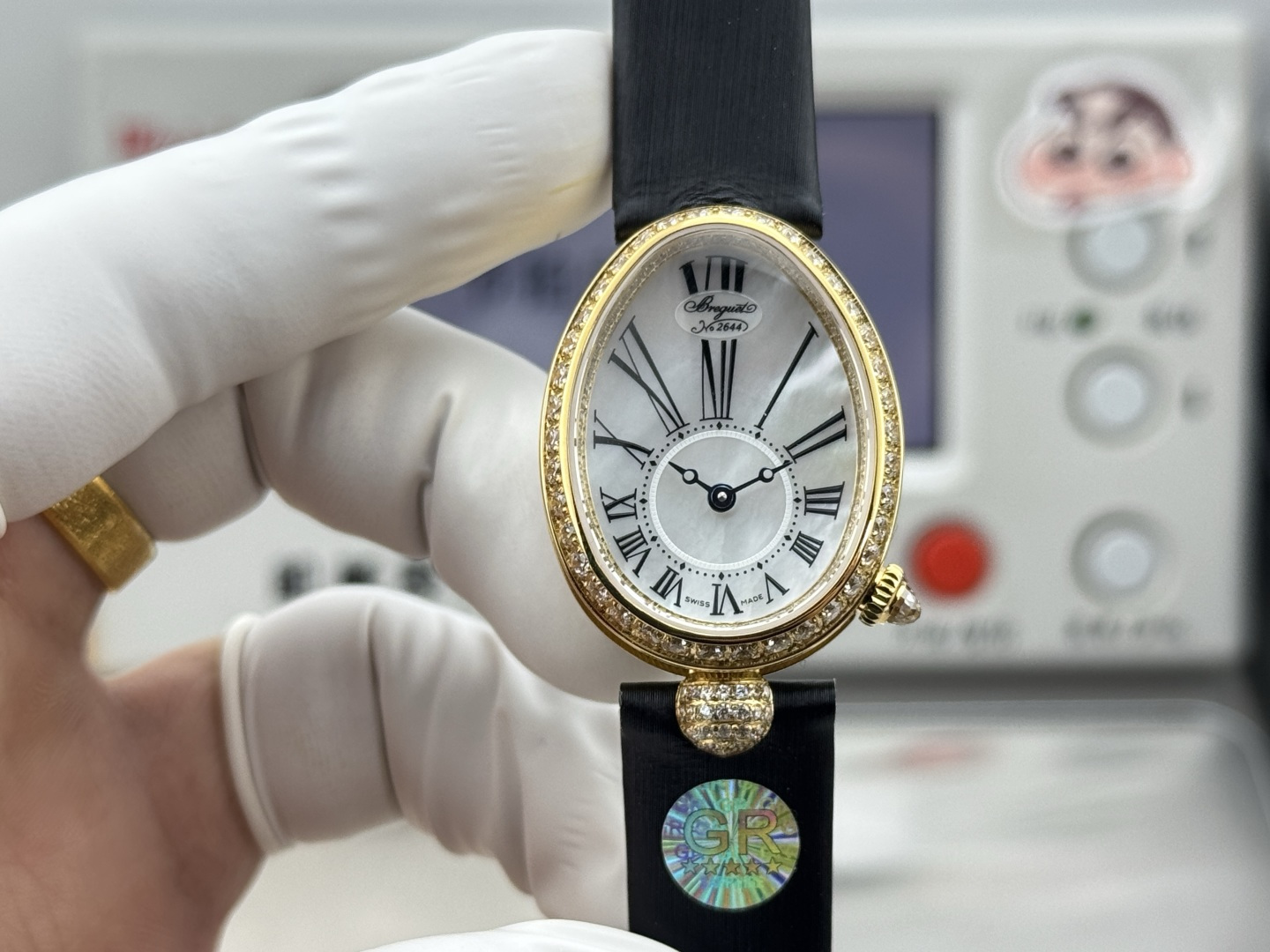 NO:703573,GR elegantly produces the most powerful replica women's watch in history, the Breguet Queen of Naples series makes a stunning debut, correcting all the shortcomings of the market version, making it noble and elegant, showing the style of a queen!  [Case] Watch size: small 33 x 25 mm. The oval case is elegant and elegant, with coin patterns on the outer edge of the case. A total of 117 Swarovski crystals (approximately 0.99 carats) are inlaid around the bezel and case. The crown is inlaid with a pear-shaped spar (approximately 0.26 carats) [Excellent details]  1. It is consistent with the original. There are precious metal logos on the back of the case, which is clear and neat, highlighting the quality of the watch. 2. The domed glass not only has a fish-eye effect when viewed from the side, but also reflects the bright light brought by diamonds, which further shows the noble pedigree of the watch.  3. In order to achieve the feel of the original K gold quality, ZF adjusted the counterweight of the internal structure of the case to make the weight exactly the same as the original version. [Strap] Silk (lambskin wrapped silk) strap is as gentle as skin, and the Breguet-style folding clasp is elegant and exquisite. [Movement] Customized version of Breguet .537/3 core, strict QC throughout, precise and stable performance, dignified and beautiful appearance.,, breguet, sheepskin19860909GR优雅出品史上最强复刻女表, 宝玑那不勒斯皇后系列惊艳登场,修正市场版本的所有不足,高贵典雅,尽显女王风范！【表壳】腕表尺寸 小号33 x 25毫米 鹅卵形表壳高雅大气,表壳外缘饰有钱币纹.表圈和表壳周围镶嵌共117颗施华洛水晶（约0.99克拉）.表冠处镶有一颗梨形晶石（约0.26克拉）【精彩细节】 1.与原装吻合,在表壳背部均打有贵金属标识,效果清晰工整,彰显腕表档次.2.穹面玻璃,从侧面看不仅有鱼眼效果,还能折射钻石带来的璀璨光芒,更显腕表高贵血统. 3.为了达到原装K金质量的手感,ZF调试了表壳内部结构的配重,做到重量与原版如出一辙.【表带】绢丝（小羊皮包裹丝绸）表带如肌肤般温柔,宝玑式折叠表扣秀雅精巧.【机芯】定制版宝玑.537/3型芯,全程严格QC,性能精准稳定,外观端庄秀丽.,,breguet,sheepskin,Watch