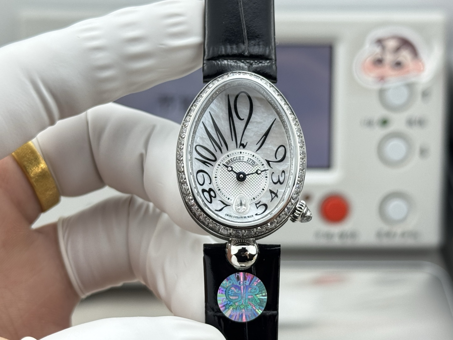 NO:703577,GR elegantly produces the most powerful replica women's watch in history, the Breguet Queen of Naples series makes a stunning debut, correcting all the shortcomings of the market version, making it noble and elegant, showing the style of a queen!  [Case] Watch size: small 33 x 25 mm. The oval case is elegant and elegant, with coin patterns on the outer edge of the case. A total of 117 Swarovski crystals (approximately 0.99 carats) are inlaid around the bezel and case. The crown is inlaid with a pear-shaped spar (approximately 0.26 carats) [Excellent details]  1. It is consistent with the original. There are precious metal logos on the back of the case, which is clear and neat, highlighting the quality of the watch. 2. The domed glass not only has a fish-eye effect when viewed from the side, but also reflects the bright light brought by diamonds, which further shows the noble pedigree of the watch.  3. In order to achieve the feel of the original K gold quality, ZF adjusted the counterweight of the internal structure of the watch case to ensure that the weight is exactly the same as the original version. [Strap] Silk (lambskin wrapped silk) strap is as gentle as skin, and the Breguet-style folding clasp is elegant and exquisite. [Movement] Customized version of Breguet.537/3 core, strict QC throughout, accurate and stable performance,,,breguet,sheepskin19860909GR 优雅出品史上最强复刻女表, 宝玑那不勒斯皇后系列惊艳登场,修正市场版本的所有不足,高贵典雅,尽显女王风范！【表壳】腕表尺寸 小号33 x 25毫米 鹅卵形表壳高雅大气,表壳外缘饰有钱币纹.表圈和表壳周围镶嵌共117颗施华洛水晶（约0.99克拉）.表冠处镶有一颗梨形晶石（约0.26克拉）【精彩细节】 1.与原装吻合,在表壳背部均打有贵金属标识,效果清晰工整,彰显腕表档次.2.穹面玻璃,从侧面看不仅有鱼眼效果,还能折射钻石带来的璀璨光芒,更显腕表高贵血统. 3.为了达到原装K金质量的手感,ZF调试了表壳内部结构的配重,做到重量与原版如出一辙.【表带】绢丝（小羊皮包裹丝绸）表带如肌肤般温柔,宝玑式折叠表扣秀雅精巧.【机芯】定制版宝玑.537/3型芯,全程严格QC,性能精准稳定,,,breguet,sheepskin,Watch