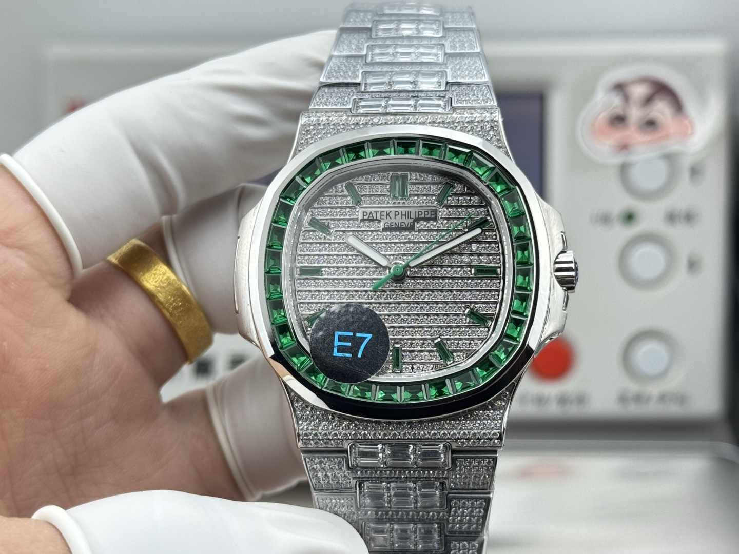 NO:765415,E7 Factory 'The masterpiece at the end of 2025, the big one is coming' Patek Philippe 5711 series launches a new luxury diamond-encrusted limited edition Nautilus, the king of steel watches, the best detoxification solution on the Internet!  In terms of details: 1. Equipped with a customized version of the integrated Cal.324 fully automatic movement. 2316L customized ergonomic strap!  3. The beads in the steel band are diamond-shaped, which is consistent with the genuine product. 4. The diameter is 40mm and the thickness is 8.3mm, which is consistent with the genuine product. Wearing 5711/1A not only shows youthful vitality, but also exudes a strong sense of calmness from the inside out. It is a well-deserved 'King of Steel Watches'!  Welcome for your tasting!  Exquisitely recommended men’s mechanical watch, patek philippe19860909E7 Factory “2025年末巨作,重磅来袭”百达翡丽 5711系列推出全新款奢华镶满钻限量版鹦鹉螺,钢表之王,全网最佳解毒方案！细节方面 1搭配定制版一体Cal.324全自动机芯. 2316L定制级人体工程学表带！ 3钢带中珠是钻石型的,与正品相结合. 4直径40mm厚度8.3mm与正品一致 佩戴5711/1A既彰显青春活力,又由内而外散发出一股浓浓的沉稳气息,是一款当之无愧的『钢表之王』！欢迎您的品鉴！精致推荐男士机械腕表,,patek philippe,Watch