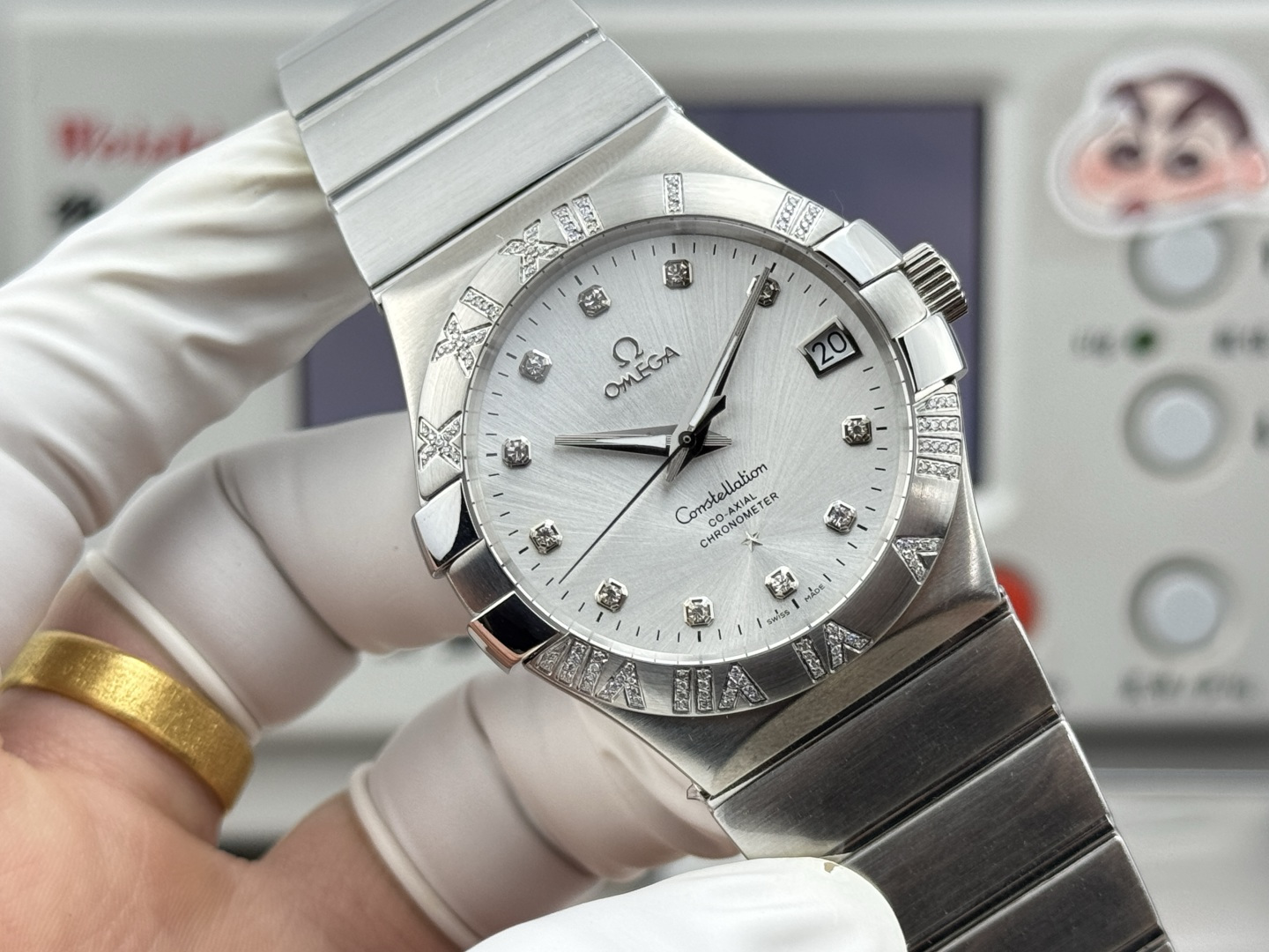 NO:714975,OVS Factory has a Roman bezel with diamonds. It is the only company on the market that has matched the version with weighted screws and crafted the Omega Men's 38mm Constellation Coaxial Watch 123.25.38.21.58.002 series. OVS Factory adheres to the ultimate pursuit of watchmaking craftsmanship and purchased the original version for more than two years of in-depth research. The process was arduous, integrating modern top craftsmanship and technical materials, carefully carving every detail, and recreating the classic charm of the Omega Constellation series.  1: Equipped with the exclusive 8501 matched movement, (with weight screws) the same black balance wheel as the original version is finely polished, which not only has stable and reliable performance, but also demonstrates the exquisiteness of mechanical watchmaking. 2: The case uses the latest CNC original data case technology, with precise size, fine texture, and the front and rear sapphire mirrors complement each other. No matter what angle you look at, it is a perfect fusion of quality and beauty. 3: The dial hands are made of PVD  Advanced color technology such as three-batch polishing, fashion and classic coexist, full of charm. 4: The comfortable and quick-adjustable folding clasp is exactly the same as the original version, with good weight and feel, bringing an unparalleled wearing experience. OVS Factory brings the most complete and highest version of the classic constellation, paying tribute to the classics and continuing to write the legend.,,omega19860909OVS Factory 圈口罗马带钻款,市场唯一一家对版带砝码螺丝 匠心打造欧米茄 男38mm星座同轴腕表123.25.38.21.58.002 系列 OVS Factory 秉持对制表工艺的极致追求,购入原版深入研究二年多,过程是艰难重重,融合现代顶尖工艺与技术材料,精心雕琢每一处细节,重现欧米茄星座系列的经典神韵. 1:搭载独家 8501 对版机芯,(带砝码螺丝)原版一样黑摆轮精细打磨,不仅性能稳定可靠,更彰显机械制表的精妙绝伦. 2:表壳运用最新 CNC 原版数据表壳技术,尺寸精准,纹理细腻,前后蓝宝石镜面交相辉映,无论从哪个角度观赏,皆是品质与美感的完美融合. 3:表盘指针采用 PVD 三批面打磨等先进色彩工艺,时尚与经典并存,魅力十足. 4:舒适快调功能的折叠表扣,与原版如出一辙,重量与手感皆佳,带来无与伦比的佩戴体验. OVS Factory 带来经典 星座最全最高版本,致敬经典,续写传奇.,,omega,Watch