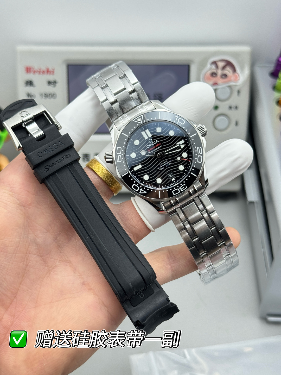 NO:714977,V3 Haima series is the only manufacturer that has shock absorbers that are exactly the same as the original ones!  1: Brand new seahorse changed to see-through bottom 2: The new seahorse has a full ceramic dial that is consistent with the genuine product, non-market ordinary Tang porcelain text 3: Upgraded scales and characters on the ceramic ring, using the 'white enamel' process, does not change yellowing and is shiny. Non-market oil-filled version 4 The movement uses traditional technology and is equipped with the same splint as the 2824 black balance wheel, truly achieving zero repair.19860909V3 海马系列 独家拥有唯一与正品完全一致避震器的厂家！ 1:全新海马 改为透视底 2:全新海马为与正品一致全陶瓷表盘 非市场普通唐瓷字面 3:升级陶瓷圈上的刻度和字 采用“白珐琅”工艺 不变黄 有光泽.非市场填油版本 4机芯采用传统工艺搭载2824黑摆轮同款夹板 真正做到零返修,,Watch