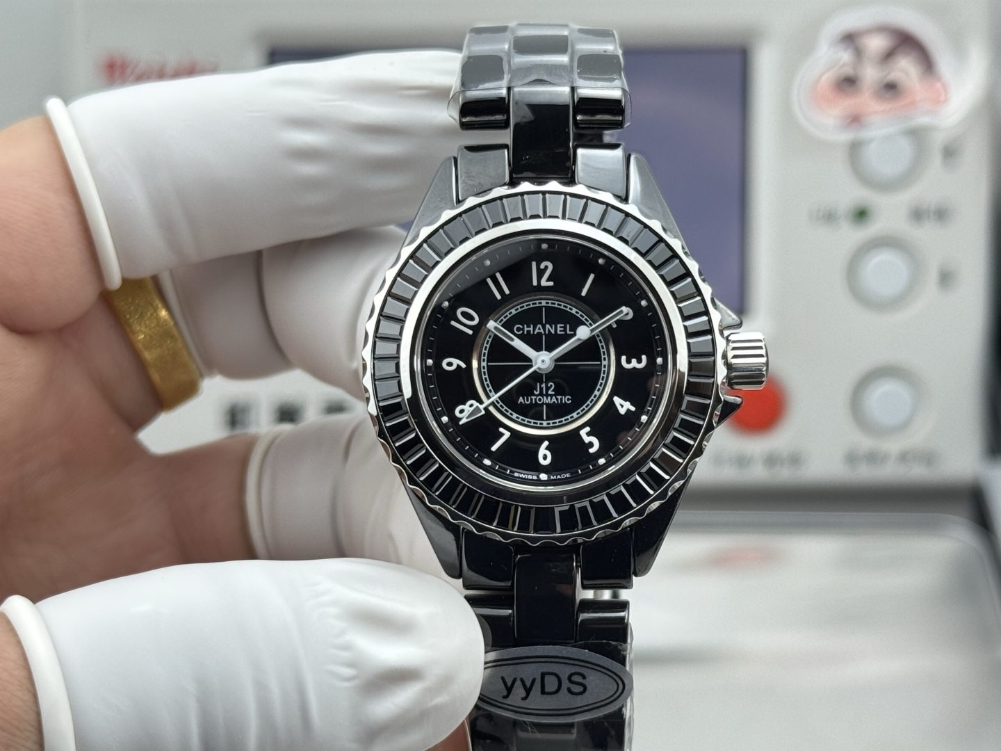 NO:703570,/ Round diamond / Rock sugar diamond 33mm transparent bottom automatic mechanical series, the latest super ceramic new product in 2026 - Chanel J12 series 33mm watch! Goddess welfare, ingenious work, annual masterpiece! Produced by yyDS factory, you will get an original leather storage box when you place an order. 'Details of the latest version' 1. The case size is the same as the original version, using 33mm diameter. 2. It is cast from high-density tempered ceramic material. It is light in texture, wear-resistant, non-allergic, and does not fade. The warm and jade-like appearance and color are infinitely close to the original version! 3. The rounded polished case and the new bracelet design with slightly extended links highlight the overall shape, which is slimmer and more agile. 4. The numbers on the bezel and the fonts of the time scale have been redesigned to make it more slim and attractive. 5. The timing scale of the inner ring is more refined, adding time scale design. 6. The hour and minute hands are designed to be the same width, which is more delicate and slim. 7. The inner ring is covered with Superluminova super luminous coating. The 8-meter bottom is transformed into a back-through design, through the bottom see-through glass, Chanel's exclusive CALIBER12.2 self-winding mechanical movement,,,chanel19860909/圆钻  /冰糖钻 33mm透底自动机械系列, 2026最新超级陶瓷新品——香奈儿J12系列33mm腕表！女神福利,匠心之作 年度巨制！ yyDS厂出品,下单即送原厂皮质收纳盒 《最新版本细节》 1表壳尺寸而原版一致,采用33mm直径 2高密度钢化陶瓷材质铸造而成,质地轻 抗磨损 不过敏 不褪色.温润如玉的外观颜色无限接近原版！ 3圆角抛光的表壳以及链节略微延长的全新表链设计突显整体造型更加纤巧灵动  4表圈上的数字与时标刻度的字体经过重新设计,更显纤美动人 5内圈的计时刻度更加精细,增添时标设计 6指针采取时针与分针同宽设计、更为精致纤巧 7表针、內圈覆有Superluminova超级夜光涂层 8密底改造为背透设计、透过底部透视玻璃,香奈儿专属CALIBER12.2自动上链机械机芯,,,chanel,Watch