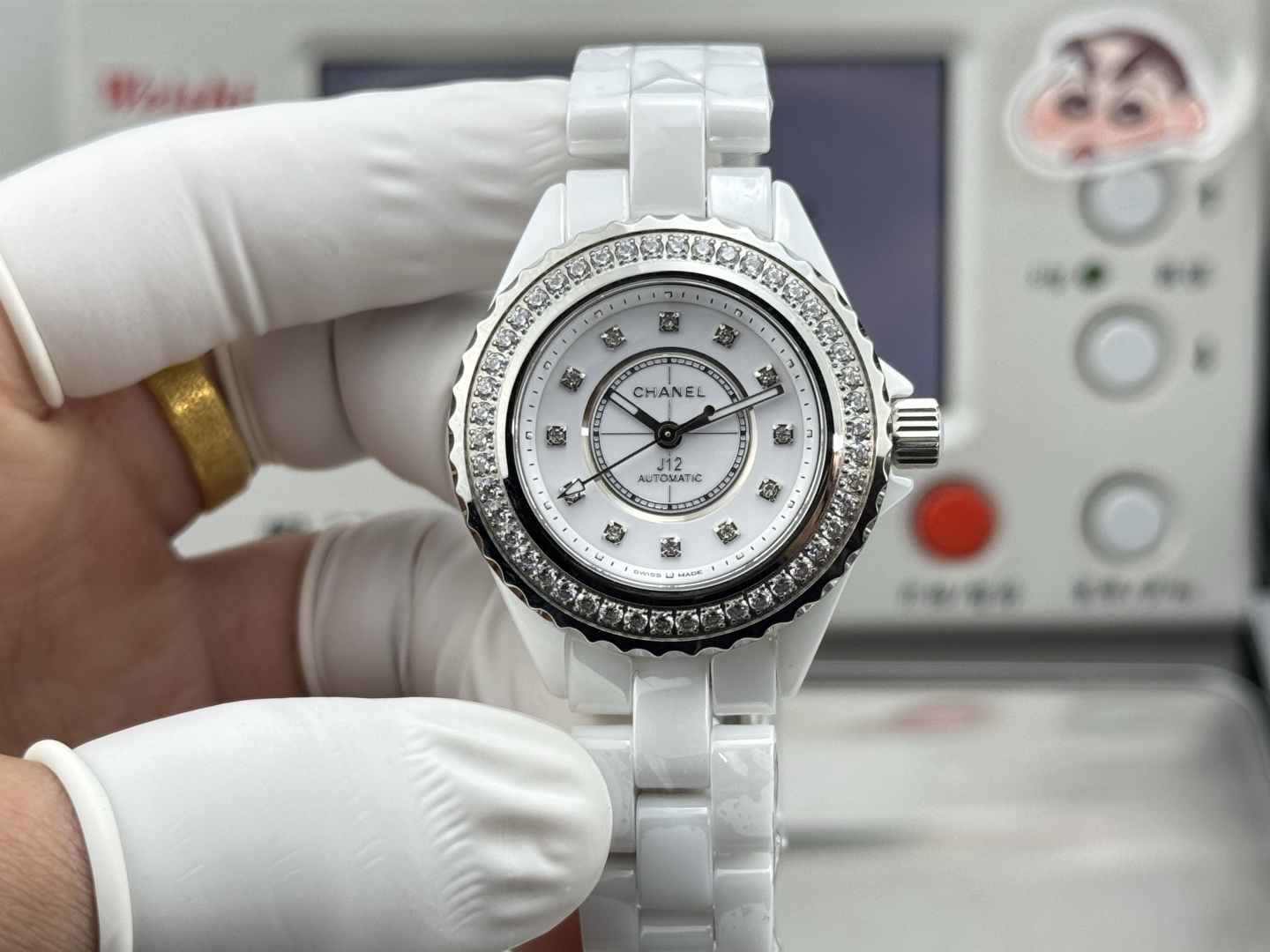 NO:765358,yyDS Factory 33mm see-through bottom automatic mechanical series 'circle mouth round diamond' 2026 latest super ceramic new product - Chanel J12 series 33mm watch! Goddess welfare, ingenious work, annual masterpiece! Produced by yyDS factory, you will get an original leather storage box when you place an order. 'Details of the latest version' 1. The case size is the same as the original version, using 33mm diameter. 2. It is cast from high-density tempered ceramic material. It is light in texture, wear-resistant, non-allergic, and does not fade. The warm and jade-like appearance and color are infinitely close to the original version! 3The rounded polished case and the new bracelet design with slightly extended links highlight the overall shape, which is slimmer and more agile. 4The numbers on the bezel and the fonts of the time scale have been redesigned to make it more slim and attractive. 5The timing scale on the inner ring is more refined, adding time scale design. 6The hour and minute hands are designed to be the same width, which is more delicate and slim. 7The hands, the inner ring is covered with Suerluminova super luminous coating. The 8-meter bottom has been transformed into a see-through design. Through the bottom see-through glass, Chanel's exclusive CALIBER12.2 self-winding mechanical movement can be seen at a glance, which shows its value even more.,,chanel19860909yyDS厂 33mm透底自动机械系列“圈口圆钻” 2026最新超级陶瓷新品——香奈儿J12系列33mm腕表！女神福利,匠心之作 年度巨制！ yyDS厂出品,下单即送原厂皮质收纳盒 《最新版本细节》 1表壳尺寸而原版一致,采用33mm直径 2高密度钢化陶瓷材质铸造而成,质地轻 抗磨损 不过敏 不褪色.温润如玉的外观颜色无限接近原版！ 3圆角抛光的表壳以及链节略微延长的全新表链设计突显整体造型更加纤巧灵动  4表圈上的数字与时标刻度的字体经过重新设计,更显纤美动人 5内圈的计时刻度更加精细,增添时标设计 6指针采取时针与分针同宽设计、更为精致纤巧 7表针、內圈覆有Suerluminova超级夜光涂层 8密底改造为背透设计、透过底部透视玻璃,香奈儿专属CALIBER12.2自动上链机械机芯一览无余,更显价值.,,chanel,Watch