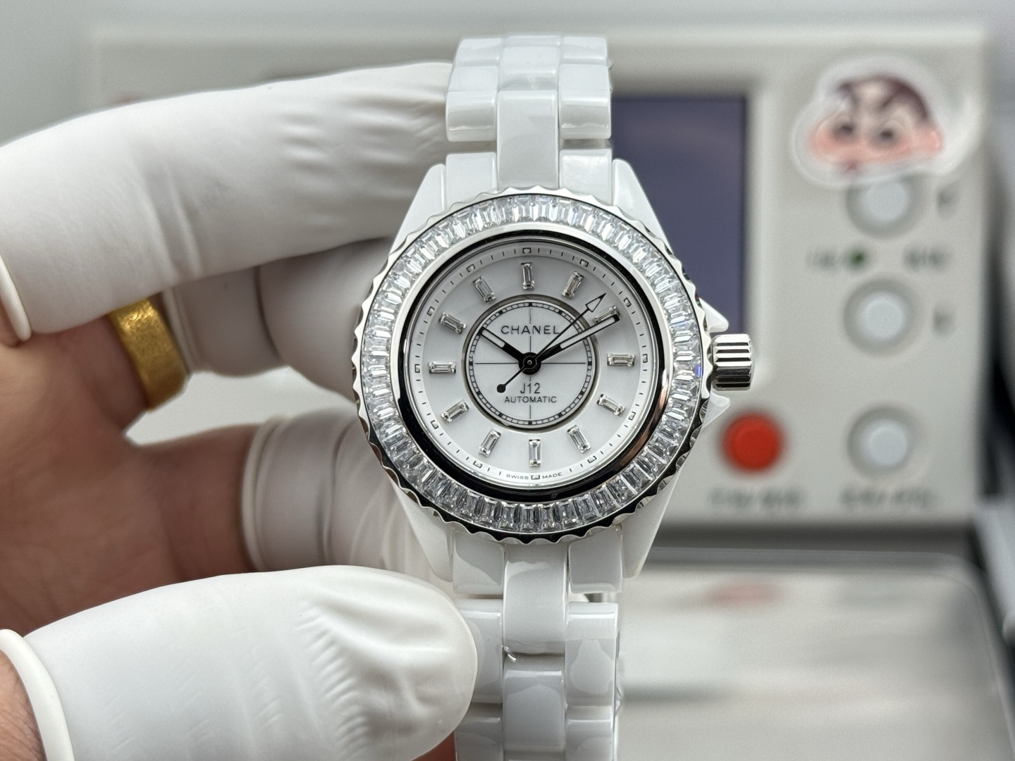 NO:765368,yyDS Factory Rock Sugar Diamond 33mm Translucent Automatic Mechanical Series 'Ring Mouth Rock Sugar Diamond' 2026 latest super ceramic new product - Chanel J12 series 33mm watch! Goddess welfare, ingenious work, annual masterpiece! Produced by yyDS factory, you will get an original leather storage box when you place an order. 'Details of the latest version' 1. The case size is the same as the original version, using 33mm diameter. 2. It is cast from high-density tempered ceramic material. It is light in texture, wear-resistant, non-allergic, and does not fade. The warm and jade-like appearance and color are infinitely close to the original version! 3The rounded polished case and the new bracelet design with slightly extended links highlight the overall shape, which is slimmer and more agile. 4The numbers on the bezel and the fonts of the time scale have been redesigned to make it more slim and attractive. 5The timing scale on the inner ring is more refined, adding time scale design. 6The hour and minute hands are designed to be the same width, which is more delicate and slim. 7The hands, the inner ring is covered with Suerluminova super luminous coating. The 8-meter bottom has been transformed into a see-through design. Through the bottom see-through glass, Chanel's exclusive CALIBER12.2 self-winding mechanical movement can be seen at a glance, which shows its value even more.,,chanel19860909yyDS厂 冰糖钻 33mm透底自动机械系列“圈口冰糖钻” 2026最新超级陶瓷新品——香奈儿J12系列33mm腕表！女神福利,匠心之作 年度巨制！ yyDS厂出品,下单即送原厂皮质收纳盒 《最新版本细节》 1表壳尺寸而原版一致,采用33mm直径 2高密度钢化陶瓷材质铸造而成,质地轻 抗磨损 不过敏 不褪色.温润如玉的外观颜色无限接近原版！ 3圆角抛光的表壳以及链节略微延长的全新表链设计突显整体造型更加纤巧灵动  4表圈上的数字与时标刻度的字体经过重新设计,更显纤美动人 5内圈的计时刻度更加精细,增添时标设计 6指针采取时针与分针同宽设计、更为精致纤巧 7表针、內圈覆有Suerluminova超级夜光涂层 8密底改造为背透设计、透过底部透视玻璃,香奈儿专属CALIBER12.2自动上链机械机芯一览无余,更显价值.,,chanel,Watch