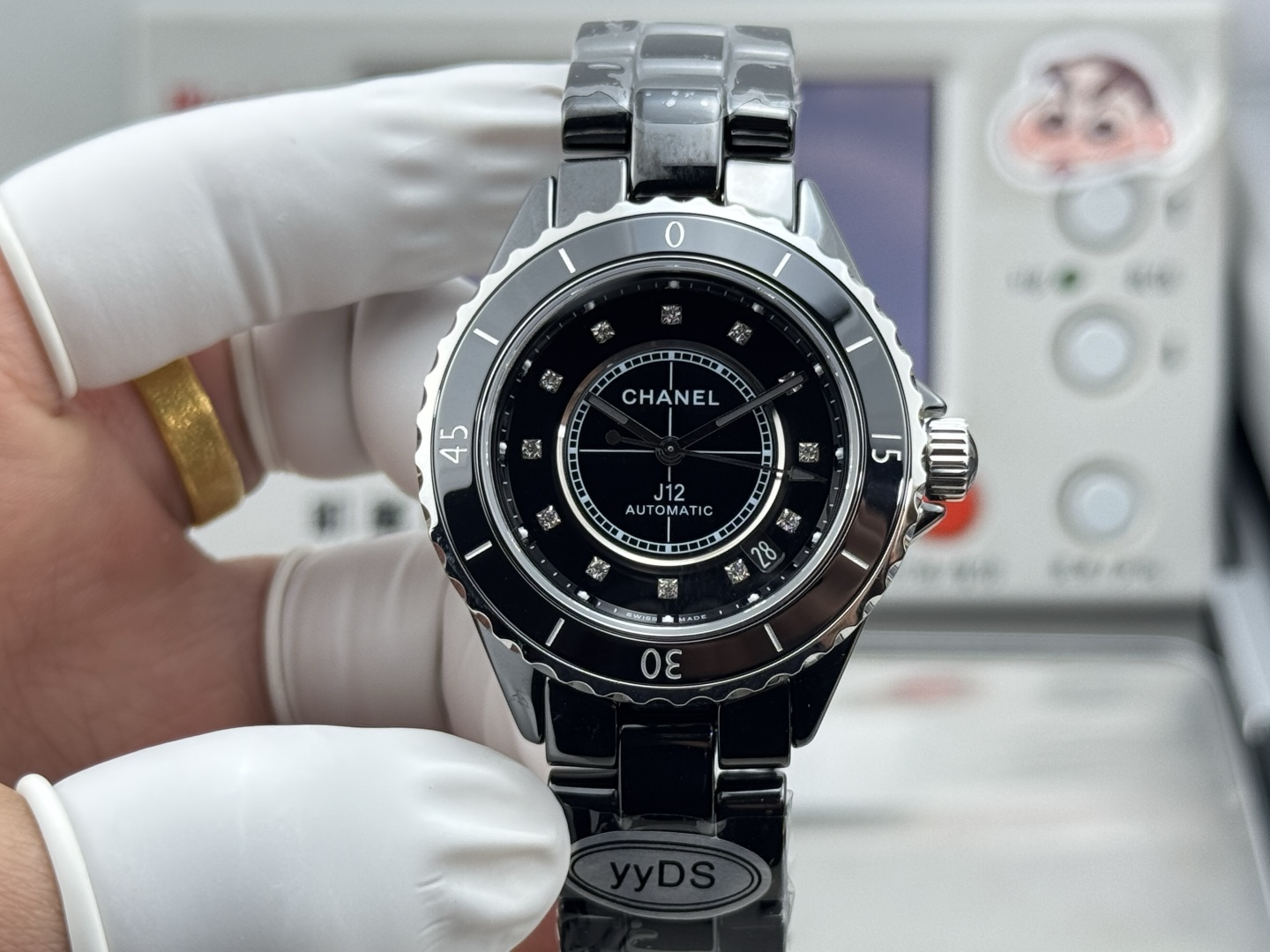 NO:821225,Produced by yyDS Ceramic ring with drill ring mouth yyDS Factory Chanel J12; 38mm mechanical version iY3 The new J12 watch 'core change' is dedicated to the 20th anniversary. An ingenious work and a masterpiece of the year! Couple watch 'Details of the latest version' 1. The case is simplified to 38mm/33mm, suitable for male and female couples. 2. The number of edge grooves has been increased from 30 to 40 in the old model, making the dial appear wider. 3. The diameter of the crown has been reduced by one-third, making it easier to wear. 4. The rounded polished case and the new bracelet design with slightly extended links highlight the overall shape, which is slimmer and more agile. 5. The fonts of the numbers and time scale on the bezel have been redesigned to make them more slim and beautiful. 6. The timing scale of the inner ring is more refined, adding hour markers. 7. The hour and minute hands are designed with the same width, which is more delicate and slim. 8. The inner ring is covered with Superluminova super luminous coating. The 9-meter bottom is transformed into a back-through design. Through the bottom see-through glass, Chanel’s exclusive CALIBER 12.1 self-winding mechanical movement can be seen at a glance. For the best luxury gift recommendation, please look for the exclusive quality of yyDS, chanel19860909yyDS 出品 陶瓷圈 钻圈口 yyDS Factory 香奈儿J12；38mm机械版本iY3 全新J12腕表“换芯”献礼20周年 匠心之作 年度巨制！情侣对表 《最新版本细节》 1表壳简化为38毫米/33毫米,男女情侣 2边缘凹槽从老款30增加至40个,使表盘显得更宽阔 3表冠直径减少了三分之一,佩戴不顶手 4圆角抛光的表壳以及链节略微延长的全新表链设计突显整体造型更加纤巧灵动 5表圈上的数字与时标刻度的字体经过重新设计,更显纤美动人 6内圈的计时刻度更加精细,增添时标设计 7指针采取时针与分针同宽设计、更为精致纤巧 8表针、內圈覆有Superluminova超级夜光涂层 9密底改造为背透设计、透过底部透视玻璃,香奈儿专属CALIBER12.1自动上链机械机芯一览无余,送礼最佳奢华推荐请认准yyDS独家品质,,chanel,Watch